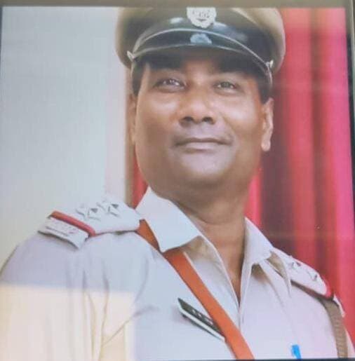 ব্যারাক থেকে উদ্ধার এসআই-এর ঝুলন্ত দেহ! মৃত্যু ঘিরে রহস্য
Bengal icon news বারাসাত: হাবরা থানার ব্যারাকে এসআই-এর ঝুলন্ত দেহ উদ্ধার, মৃত্যু ঘিরে রহস্য।
রবিবার রাতেও স্বাভাবিকভাবে ডিউটি করেছিলেন বিশ্বনাথ সেন, তার এমন মৃত্যু ঘিরে তৈরি হয়েছে ধোঁয়াশা। হাবরা থানার ব্যারাক থেকে ওই পুলিশকর্মীর ঝুলন্ত দেহ উদ্ধারের ঘটনায় সোমবার চাঞ্চল্য ছড়াল। মৃতের নাম বিশ্বনাথ সেন। তিনি হাবরা থানায় সাব-ইন্সপেক্টর (এসআই) পদে কর্মরত ছিলেন। তাঁর বাড়ি মহেশতলা এলাকায় বলে জানা গিয়েছে।
পুলিশ সূত্রে জানা গিয়েছে, সোমবার হাবরা থানার ব্যারাকে নিজের ঘরেই ছিলেন বিশ্বনাথ সেন। দীর্ঘ সময় তাঁর ঘরের দরজা না খোলায় সহকর্মীদের মধ্যে সন্দেহ তৈরি হয়। প্রথমে তাঁরা ভেবেছিলেন, হয়তো তিনি ঘুমিয়ে রয়েছেন। কিন্তু বেশ কিছুক্ষণ কেটে গেলেও কোনও সাড়া না মেলায় ঘরের দরজা খুলে দেখা হয়। তখনই তাঁকে ঝুলন্ত অবস্থায় দেখতে পান সহকর্মীরা।
তড়িঘড়ি তাঁকে উদ্ধার করে হাবরা হাসপাতালে নিয়ে যাওয়া হয়। সেখানে চিকিৎসকরা তাঁকে মৃত বলে ঘোষণা করেন। খবর ছড়িয়ে পড়তেই থানার অন্যান্য পুলিশকর্মীদের মধ্যে শোকের ছায়া নেমে আসে।
সহকর্মীদের দাবি, রবিবার রাতেও স্বাভাবিকভাবেই ডিউটি করেছিলেন বিশ্বনাথ সেন। অন্যান্য পুলিশকর্মীদের সঙ্গেও তাঁর স্বাভাবিক কথাবার্তা হয়েছিল। আচরণেও বিশেষ কোনও অস্বাভাবিকতা তাঁরা লক্ষ্য করেননি বলে জানা গিয়েছে। প্রতিদিন যাঁর সঙ্গে দায়িত্ব পালন করতেন, তাঁর এমন আকস্মিক মৃত্যুতে কার্যত বাকরুদ্ধ সহকর্মীরা।
তবে ঠিক কী কারণে এই ঘটনা ঘটল, তা এখনও স্পষ্ট নয়। ব্যক্তিগত কোনও সমস্যা, মানসিক চাপ নাকি কর্মক্ষেত্রের অতিরিক্ত চাপ কোনও কারনে তার এমন সিদ্ধান্ত তা এখনও নিশ্চিতভাবে জানা যায়নি। মৃত্যুর নেপথ্যে ঠিক কী ঘটেছিল, তার তদন্ত শুরু করেছে পুলিশ।
ইতিমধ্যেই মৃত পুলিশকর্মীর পরিবারের সদস্যদের সঙ্গে যোগাযোগ করা হয়েছে। ঘটনার সমস্ত দিক খতিয়ে দেখছেন তদন্তকারীরা।