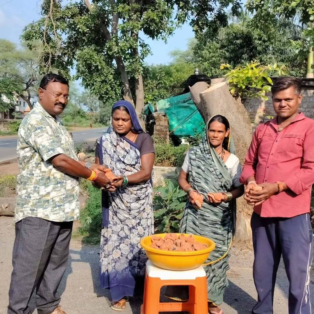 बलौदाबाजार-भाटापारा जिले में ‘आशीर्वाद का दीया’ को लेकर उत्साह 🪔
गांवों से शहरों तक ‘सेवा संकल्प अभियान’ के तहत आशीर्वाद का दीया वितरण शुरू हो गया है। 17 सितंबर की शाम अपने घरों में दीप जलाने को लेकर जिलेवासियों में खासा उत्साह है।
आइए, आदरणीय प्रधानमंत्री श्री नरेंद्र मोदी जी के 25 वर्षों की जनसेवा, समर्पण और राष्ट्र निर्माण की यात्रा के प्रति आभार व्यक्त करते हुए 17 सितंबर की शाम एक दीप जरूर जलाएं।
#SevaSankalpAbhiyan
#सेवा_संकल्प_अभियान
#balodabazr
#Chhattisgarh