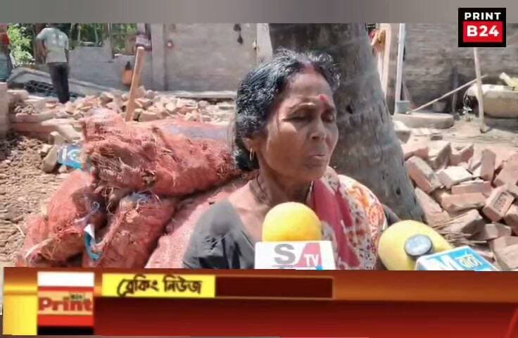 পদ্মার গ্রাসে রাধাকৃষ্ণপুরে ২০-২৫টি বাড়ি বিলীন, মেলেনি ত্রাণ, ক্ষোভে ভিটে ছাড়ছে অসহায় পরিবার।