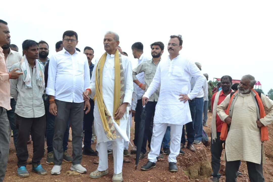 छः बड़े बांधों के सहारे बदली चित्रकूट विधानसभा की तस्वीर
कभी पानी के लिए तरसता था क्षेत्र, अब सिंचाई और जलस्तर सुधार की दिशा में स्थायी समाधानः सुरेन्द्र सिंह
सतना/चित्रकूट। चित्रकूट विधानसभा की राजनीति में पानी हमेशा एक बड़ा सवाल रहा है। खेतों की सिंचाई, गिरता भू-जलस्तर और वर्षा पर निर्भर खेती ग्रामीण अंचल की पुरानी चिंता रही है। इसी सवाल को विकास के एजेंडे से जोड़ते हुए चित्रकूट विधायक सुरेंद्र सिंह गहरवार ने सतना सहित स्थानीय पत्रकारों को अपने विधानसभा क्षेत्र का एक दिवसीय भ्रमण कराया। इस दौरान उन्होंने क्षेत्र में तैयार किए गए छह बड़े जलाशयों एवं बांधों को सार्वजनिक रूप से सामने रखते हुए इन्हें किसानों के भविष्य से जुड़ी महत्वपूर्ण परियोजनाएं बताया। गहरवार का संदेश साफ था-विकास का मूल्यांकन केवल घोषणाओं से नहीं, बल्कि खेतों तक पहुंचने वाले पानी से होना चाहिए।
बांधों के जरिए पानी पर बड़ा दांव
भ्रमण के दौरान विधायक ने क्रमशः आठवरही-लालपुर चकर बांध, सगर बाबा बांध-बढ़खेड़ा, फलाहारी बांध-मचखड़ा, तेलिहाई बांध-पगार खुर्द, ढोडहा बांध और हिनौता बांध का उल्लेख किया। इन परियोजनाओं पर कई करोड रुपये खर्च किए गए हैं। विधायक का दावा है कि इन जल संरचनाओं के बनने से क्षेत्र में सिंचाई व्यवस्था को मजबूती मिलने के साथ भू-
जलस्तर की समस्या के समाधान में भी मदद मिलेगी। राजनीतिक तौर पर देखें तो यह पहल इसलिए महत्वपूर्ण है क्योंकि ग्रामीण राजनीति में सड़क और भवन के बाद पानी सबसे बड़ा चुनावी मुद्दा माना जाता है। ऐसे में किसानों के खेत तक पानी पहुंचाने वाली परियोजनाओं को सामने रखकर विधायक ने अपने विकास मॉडल का केंद्र किसान और जल संसाधन को बनाया है।
विधायक मद में शिक्षा और किसान पहली प्राथमिकता
विधायक सुरेंद्र सिंह गहरवार ने कहा कि उन्होंने अपने विधायक मद की राशि के उपयोग में शिक्षा और किसानों के लिए पानी की व्यवस्था को प्राथमिकता दी है। उनका कहना है कि विद्यार्थियों को बेहतर सुविधाएं और किसानों को पर्याप्त पानी उपलब्ध कराना क्षेत्र के भविष्य के लिए सबसे जरूरी निवेश है। एक तरफ शिक्षा को लेकर काम और दूसरी तरफ सिंचाई तथा जल संरक्षण पर जोर-गहरवार इसे क्षेत्र के दीर्घकालिक विकास से जोड़ते दिखाई दिए।
पानी आया तो खेती की तस्वीर बदलने की उम्मीद
चित्रकूट विधानसभा का बड़ा ग्रामीण भूभाग कृषि पर निर्भर है। बारिश अच्छी हो तो खेती बेहतर, लेकिन मानसून कमजोर हुआ तो किसानों की चिंता बढ़ जाती है। ऐसे में जलाशयों के निर्माण से वर्षा जल को रोकने और उसका उपयोग सिंचाई में करने की संभावनाएं बढ़ती हैं। ग्रामीणों के लिए बांध सिर्फ पानी रोकने की संरचना नहीं, बल्कि फसल, रोजगार और आर्थिक सुरक्षा की उम्मीद हैं। यही कारण रहा कि निरीक्षण के दौरान कई स्थानों पर बड़ी संख्या में स्थानीय नागरिक मौजूद रहे।
पत्रकारों के सामने विकास का जमीनी रिपोर्ट कार्ड
विधायक द्वारा पत्रकारों को साथ लेकर क्षेत्र भ्रमण कराने को राजनीतिक दृष्टि से भी अहम माना जा रहा है। आमतौर पर विकास कार्यों का की जानकारी सरकारी कागजों या मंचों से सामने की आती है, लेकिन इस भ्रमण में पत्रकारों को सीधे मौके पर ले जाकर जल परियोजनाओं स्थिति दिखाने का प्रयास किया गया। इस दौरान स्थानीय नागरिकों से संवाद भी हुआ। लोगों ने क्षेत्र में हुए कार्यों को लेकर अपनी बातें रखीं। कई स्थानों पर विधायक और पत्रकारों का ग्रामीणों ने आत्मीय स्वागत किया।
देहाती स्वाद ने भी जीता दिल
विकास की चर्चा के साथ ग्रामीण अंचल की मेहमाननवाजी भी पूरे भ्रमण में आकर्षण का केंद्र रही। जगह-जगह विधायक और पत्रकारों का आत्मीय स्वागत किया गया। स्थानीय ग्रामीणों ने पारंपरिक देहाती भोजन से अतिथियों की अगवानी की। स्थानीय स्वाद और ग्रामीणों की आत्मीयता भ्रमण के दौरान चर्चा का विषय बनी रही।
अब असली परीक्षा रखरखाव और खेत तक पानी पहुंचाने की
हालांकि जलाशयों के निर्माण के बाद सबसे बड़ी चुनौती उनका स्थायी रखरखाव, जल प्रबंधन और वास्तविक सिंचाई लाभ सुनिश्चित करना होगी। बांध बनने के बाद पानी कितने खेतों तक पहुंचेगा, कितने किसानों को नियमित सिंचाई मिलेगी और भू-जलस्तर में कितना सुधार आएगा-इन सवालों का वास्तविक जवाब आने वाले वर्षों में जमीन पर दिखाई देगा। फिलहाल विधायक गहरवार ने छह बड़े जलाशयों को सामने रखकर चित्रकूट की राजनीति में 'पानी और किसान' को अपने विकास एजेंडे का प्रमुख आधार बनाने का स्पष्ट संकेत दिया है।
