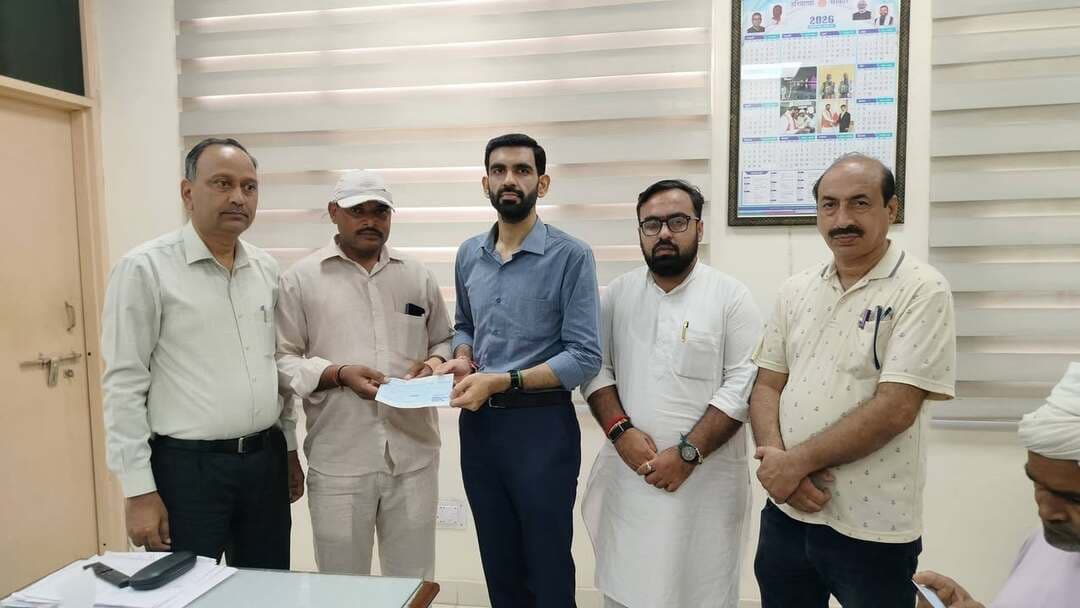 डिप्टी स्पीकर कृष्ण लाल मिड्ढा ने आगजनी से पीड़ित परिवारों को दी एक-एक लाख रुपये की अतिरिक्त आर्थिक सहायता
सरकार और प्रशासन पीड़ित परिवारों के साथ मजबूती से खड़ा है: एसडीएम पुलकित मल्होत्रा
सफीदों, 14 सितंबर सफीदों में गत 7 मार्च को एक फैक्ट्री में हुई भीषण आगजनी की हृदयविदारक घटना में 12 लोगों की दुखद मृत्यु हो गई थी, जबकि 8 व्यक्ति गंभीर रूप से घायल हुए थे। इस दुखद घटना के बाद हरियाणा के मुख्यमंत्री नायब सिंह सैनी ने तुरंत संज्ञान लेते हुए मृतकों के परिजनों को 5-5 लाख रुपये तथा घायलों के परिजनों को 2-2 लाख रुपये की आर्थिक सहायता प्रदान की थी। इसी कड़ी में हरियाणा के डिप्टी स्पीकर डॉ. कृष्ण लाल मिड्ढा ने पीड़ित परिवारों के प्रति संवेदनशीलता दिखाते हुए अपनी ओर से मृतकों के परिजनों को एक-एक लाख रुपये की अतिरिक्त आर्थिक सहायता देने की घोषणा की थी।
सफीदों के एसडीएम पुलकित मल्होत्रा ने सोमवार को डिप्टी स्पीकर डॉ. कृष्ण लाल मिड्ढा द्वारा प्रदान की गई एक-एक लाख रुपये की आर्थिक सहायता के चेक मृतकों के परिजनों को वितरित किए। इस दौरान उन्होंने कहा कि संकट की इस घड़ी में सरकार और प्रशासन पूरी संवेदनशीलता के साथ पीड़ित परिवारों के साथ खड़ा है। सरकार का उद्देश्य केवल तत्काल राहत उपलब्ध करवाना ही नहीं, बल्कि प्रभावित परिवारों को हरसंभव सहयोग देकर उनके जीवन को पुनः सामान्य स्थिति में लाने का भी है।
एसडीएम ने कहा कि 7 मार्च की घटना अत्यंत दुखद और पीड़ादायक थी, जिसने पूरे क्षेत्र को झकझोर कर रख दिया था। ऐसी कठिन परिस्थिति में समाज और प्रशासन का दायित्व है कि पीड़ित परिवारों का संबल बनकर उनके साथ खड़ा रहे। उन्होंने कहा कि मुख्यमंत्री नायब सिंह सैनी के नेतृत्व में प्रदेश सरकार द्वारा पीड़ित परिवारों को समय पर आर्थिक सहायता उपलब्ध करवाई गई है। इसके साथ ही डिप्टी स्पीकर डॉ. कृष्ण लाल मिड्ढा द्वारा व्यक्तिगत स्तर पर सहायता प्रदान करना भी पीड़ित परिवारों के प्रति संवेदनशीलता और मानवीय सरोकार का परिचायक है। एसडीएम पुलकित मल्होत्रा ने कहा कि प्रशासन की ओर से पीड़ित परिवारों को किसी भी प्रकार की परेशानी नहीं आने दी जाएगी।
इस अवसर पर तहसीलदार राजेश गर्ग, भाजपा आईटी सेल के सदस्य रवि थनई तथा जिला भाजपा युवा मोर्चा के जिला उपाध्यक्ष सक्षम भाटिया विशेष रूप से मौजूद रहे।