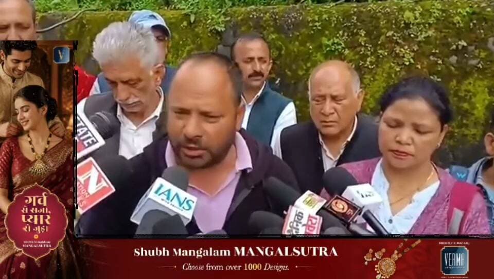 शिमला: खूं#खार बंदरों और आवारा कुत्तों का आतंक! महिला की मौ#त के बाद फूटा लोगों का गुस्सा, नगर निगम कार्यालय का घेराव। देखिए...
#Shimla #MonkeyTerror #StrayDogs #ShimlaNews #HimachalNews