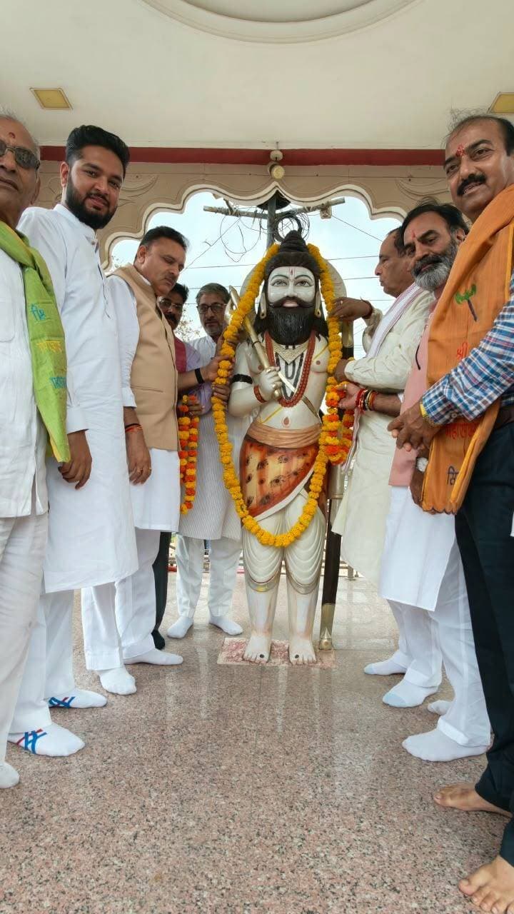 ब्राह्मण महासभा के ब्राह्मण मिलन समारोह में गूंजा एकजुटता का संदेश
- बड़ौली बोले-संगठित समाज ही अपनी शक्ति और पहचान को मजबूत कर सकता है, जुयाल ने कहा- ब्राह्मण ने हर युग में समाज और राष्ट्र का मार्गदर्शन किया
सिरसा।
श्री ब्राह्मण महासभा जिला सिरसा के तत्वावधान में गोलछा पैलेस में आयोजित ब्राह्मण मिलन एवं सम्मान समारोह भव्य एवं ऐतिहासिक रहा। समारोह में प्रदेशभर से पहुंचे प्रमुख राजनीतिक, सामाजिक एवं सामाजिक संगठनों से जुड़े प्रतिनिधियों ने ब्राह्मण समाज की एकजुटता, सामाजिक चेतना और आपसी सहयोग को मजबूत करने का आह्वान किया। कार्यक्रम में बड़ी संख्या में समाज के प्रबुद्धजन, महिलाएं, युवा एवं परिवारजन उपस्थित रहे। समारोह में हरियाणा सार्वजनिक उपक्रम ब्यूरो के चेयरमैन एवं भाजपा के पूर्व प्रदेशाध्यक्ष पंडित मोहन लाल बड़ौली, हरको बैंक के चेयरमैन एवं भाजपा जिला सिरसा प्रभारी भारत भूषण जुयाल, बादली के विधायक कुलदीप वत्स, हरियाणा विधानसभा के पूर्व अध्यक्ष कुलदीप शर्मा, हरियाणा बीज विकास निगम के चेयरमैन देव कुमार शर्मा, भाजपा डबवाली की जिलाध्यक्ष रेणु शर्मा, जजपा के प्रधान महासचिव डॉ. राधेश्याम शर्मा तथा ब्राह्मण महासभा हरियाणा के प्रदेशाध्यक्ष जिले राम पिचोलिया मुख्य अतिथि के रूप में उपस्थित रहे।
मुख्य अतिथि पंडित मोहन लाल बड़ौली ने कहा कि किसी भी समाज की प्रगति उसकी एकता, संगठन और आपसी सहयोग पर निर्भर करती है। ब्राह्मण समाज ने सदियों से देश और समाज को दिशा देने का कार्य किया है। आज आवश्यकता इस बात की है कि समाज अपनी गौरवशाली परंपराओं और मूल्यों को आगे बढ़ाते हुए आपसी मतभेदों से ऊपर उठकर एकजुट रहे। उन्होंने कहा कि समाज के प्रत्येक व्यक्ति को दूसरे के सुख-दुख में सहभागी बनना चाहिए। सामाजिक संस्थाएं जितनी मजबूत होंगी, समाज की आवाज उतनी ही प्रभावी होगी। उन्होंने श्री ब्राह्मण महासभा जिला सिरसा द्वारा समाज को एक मंच पर लाने के प्रयास की सराहना करते हुए कहा कि ऐसे आयोजन सामाजिक एकता को मजबूती देने के साथ-साथ नई पीढ़ी को अपनी संस्कृति और संस्कारों से जोड़ने का काम करते हैं।
जुयाल बोले- हर युग में समाज और राष्ट्र का मार्गदर्शन करता आया है ब्राह्मण
हरको बैंक के चेयरमैन एवं भाजपा जिला सिरसा प्रभारी भारत भूषण जुयाल ने कहा कि यह महत्वपूर्ण नहीं कि व्यक्ति ने कितना जीवन जिया, बल्कि महत्वपूर्ण यह है कि उसने जीवन को किस प्रकार जिया। उन्होंने कहा कि ब्राह्मण होना गौरव के साथ-साथ बड़ी जिम्मेदारी भी है। उन्होंने कहा कि ब्राह्मण समाज ने अपनी शिक्षा और दीक्षा के माध्यम से देश और समाज को दिशा दी है। भगवान राम के जीवन में गुरु परंपरा से लेकर भगवान कृष्ण के माध्यम से धर्म की स्थापना और आदि गुरु शंकराचार्य द्वारा देश के चारों दिशाओं में धर्म एवं आध्यात्मिक चेतना को मजबूत करने तक ब्राह्मण परंपरा का महत्वपूर्ण योगदान रहा है। स्वतंत्रता संग्राम में मंगल पांडे जैसे क्रांतिकारियों ने भी देश के लिए बलिदान और संघर्ष की मिसाल पेश की। जुयाल ने कहा कि ब्राह्मण समाज ने सदियों से मानव कल्याण, धर्म, संस्कार और राष्ट्रहित की बात की है। आवश्यकता इस बात की है कि समाज अपनी शक्ति और मूल स्वरूप को पहचाने तथा नई पीढ़ी को अपने इतिहास, संस्कृति और संस्कारों से अवगत कराए।
कुलदीप शर्मा बोले- समाज की ताकत उसकी एकता और संगठन में
हरियाणा विधानसभा के पूर्व अध्यक्ष कुलदीप शर्मा ने कहा कि ब्राह्मण समाज का इतिहास ज्ञान, संस्कार, त्याग और समाज को दिशा देने का रहा है। समाज की सबसे बड़ी शक्ति उसकी एकता है। वर्तमान समय में आवश्यकता है कि सभी लोग आपसी मतभेदों को पीछे छोड़कर समाजहित के मुद्दों पर एकजुट हों और आने वाली पीढ़ी को शिक्षा, संस्कार एवं अपनी गौरवशाली परंपराओं से जोड़ें। उन्होंने कहा कि सामाजिक संस्थाएं समाज को संगठित करने में महत्वपूर्ण भूमिका निभाती हैं। ऐसे मिलन समारोह केवल आपसी मेल-जोल तक सीमित नहीं रहने चाहिए, बल्कि इनके माध्यम से समाज की समस्याओं, युवाओं के भविष्य और सामाजिक जिम्मेदारियों पर भी सार्थक चर्चा होनी चाहिए। उन्होंने श्री ब्राह्मण महासभा जिला सिरसा द्वारा आयोजित समारोह की सराहना करते हुए कहा कि इस प्रकार के आयोजन समाज में नई ऊर्जा और आपसी भाईचारे को मजबूत करते हैं।
कुलदीप वत्स बोले- समाज की एकता ही उसकी सबसे बड़ी शक्ति
बादली विधायक कुलदीप वत्स ने ओजस्वी संबोधन में कहा कि ब्राह्मण समाज ने सदैव ज्ञान, संस्कार, सेवा और राष्ट्रहित की भावना को सर्वोपरि रखा है। समाज की यह गौरवशाली परंपरा आज भी उसकी सबसे बड़ी पहचान है। उन्होंने कहा कि समय की आवश्यकता है कि समाज के सभी लोग आपसी मतभेदों को भुलाकर एकजुट हों और अपनी सामाजिक शक्ति का सकारात्मक दिशा में उपयोग करें। उन्होंने कहा कि जिस समाज में आपसी भाईचारा, संगठन और एक-दूसरे के प्रति सम्मान की भावना मजबूत होती है, वह समाज किसी भी चुनौती का मजबूती से सामना कर सकता है। युवाओं को समाज की जिम्मेदारी संभालने के लिए आगे आना चाहिए तथा वरिष्ठजनों के अनुभव और मार्गदर्शन से सामाजिक संगठन को नई दिशा देनी चाहिए। वत्स ने श्री ब्राह्मण महासभा जिला सिरसा के आयोजन की सराहना करते हुए कहा कि ऐसे समारोह समाज के लोगों को एक-दूसरे से जोड़ने के साथ-साथ नई पीढ़ी को अपनी जड़ों, संस्कारों और गौरवशाली इतिहास से परिचित कराने का कार्य करते हैं। उन्होंने समाज की एकजुटता और संगठन को मजबूत बनाने के लिए हरसंभव सहयोग का आह्वान किया। हरियाणा बीज विकास निगम के चेयरमैन देव कुमार शर्मा, भाजपा डबवाली की जिलाध्यक्ष रेणु शर्मा, जजपा के प्रधान महासचिव डॉ. राधेश्याम शर्मा तथा ब्राह्मण महासभा हरियाणा के प्रदेशाध्यक्ष जिले राम पिचोलिया ने भी समाज को संगठित एवं एकजुट रहने का संदेश दिया।
दीप प्रज्ज्वलन से हुआ समारोह का शुभारंभ
समारोह का शुभारंभ मुख्य अतिथियों ने मां सरस्वती एवं भगवान परशुराम के चित्र के समक्ष दीप प्रज्ज्वलित कर किया। महासभा के संस्थापक राजकुमार शर्मा ने अतिथियों एवं उपस्थित समाजजनों का स्वागत एवं अभिनंदन किया। महासभा के प्रधान सुशील शर्मा एवं महासचिव सुधीर सारस्वत ने मुख्य अतिथियों को पगड़ी पहनाकर सम्मानित किया। संरक्षक सुभाष दायमा एवं हीरा लाल शर्मा ने भी अतिथियों एवं समाजजनों का स्वागत किया।
मेधावी विद्यार्थियों व प्रबुद्धजनों का सम्मान
समारोह में समाज के मेधावी विद्यार्थियों, पत्रकारों तथा विभिन्न क्षेत्रों में समाजहित में उत्कृष्ट कार्य करने वाले प्रबुद्धजनों को मुख्य अतिथियों द्वारा सम्मानित किया गया। इस दौरान समाज की प्रतिभाओं को प्रोत्साहित करने और युवा पीढ़ी को शिक्षा एवं सामाजिक सेवा के क्षेत्र में आगे बढ़ने के लिए प्रेरित किया गया। कार्यक्रम के अंत में महासभा की ओर से सभी मुख्य अतिथियों को स्मृति चिह्न देकर सम्मानित किया गया। मंच संचालन वरिष्ठ पत्रकार इंद्र मोहन शर्मा एवं शिक्षाविद् रवि शर्मा जमाल ने प्रभावी ढंग से किया। समारोह में सिरसा जिले के विभिन्न क्षेत्रों से समाज के प्रबुद्धजन एवं बड़ी संख्या में परिवारजन मौजूद रहे।
आयोजन की सफलता पर पदाधिकारियों का अभिनंदन
महासभा के प्रधान सुशील शर्मा व महासचिव सुधीर सारस्वत ने समारोह की सफलता पर महासभा के सभी पदाधिकारियों एवं ट्रस्टियों का आभार व्यक्त करते हुए कहा कि सभी ने आपसी सामंजस्य के साथ दिन-रात मेहनत कर आयोजन को सफल बनाया। उन्होंने कहा कि किसी भी संस्था की सफलता उसके सामूहिक प्रयास और समर्पण से होती है। उन्होंने आयोजन को सफल बनाने में सहयोग करने वाले श्यामलाल शर्मा, हुकमचंद सांखी, इंद्रमोहन शर्मा, महेश शर्मा, अशोक उपाध्याय, रामकुमार शर्मा, रामप्रकाश कौशिक, रितेश जोशी, राजकुमार चोटिया, विजय शर्मा, हीरालाल शर्मा, राजकुमार शर्मा, वेदप्रकाश चाड़ीवाल, संजय शर्मा ‘नीटू’, सुलतान शर्मा, हेमकांत शर्मा, हरिप्रकाश शर्मा, भीष्म देव शर्मा, राजेश सारस्वत, सुशील शर्मा, त्रिलोक शर्मा, नंदलाल शर्मा, रोहित शर्मा, मोहित जोशी, हर्ष भारद्वाज, दीप्ति प्रकाश उपाध्याय, रोशन लाल वशिष्ठ, सुभाष दायमा, रघुवीर दाधीच, संजय दाधीच एवं रवि शर्मा जमाल सहित सभी सहयोगियों का आभार जताया। उन्होंने कहा कि संस्था से जुड़े अनेक ऐसे लोग भी हैं जो बिना किसी प्रचार या सुर्खियों के निरंतर समाज और संस्था के लिए सहयोग करते रहते हैं। ऐसे सभी सहयोगियों का योगदान संस्था की मजबूती का आधार है। उन्होंने समारोह में गरिमामयी उपस्थिति दर्ज करवाने वाले समस्त ब्राह्मण समाज के परिवारों एवं प्रबुद्धजनों का भी आभार व्यक्त किया। महासचिव सुधीर सारस्वत ने कहा कि हीरा लाल शर्मा, श्याम लाल शर्मा, हुकम चंद शांखी, संजय शर्मा नीटू, राजकुमार चोटिया, सुभाष दायमा, रामकुमार शर्मा, अशोक उपाध्याय सहित तमाम महासभा के पदाधिकारियों एवं सदस्यों ने अपनी क्षमता से बढ़कर कार्यक्रम को सफल बनाने में तन-मन-धन से पूर्ण सहयोग किया।
सफल आयोजन से सुशील शर्मा और सुधीर सारस्वत का बढ़ा कद
श्री ब्राह्मण महासभा जिला सिरसा के तत्वावधान में आयोजित ब्राह्मण मिलन एवं सम्मान समारोह की भव्य सफलता ने महासभा के अध्यक्ष सुशील शर्मा और महासचिव सुधीर सारस्वत के सामाजिक कद को और मजबूत किया है। समारोह में मंचासीन सभी प्रमुख अतिथियों ने आयोजन की सफलता के लिए महासभा की टीम और तमाम पदाधिकारियों की मुक्तकंठ से सराहना की। समाज के प्रबुद्धजनों एवं विभिन्न क्षेत्रों से जुड़े गणमान्य लोगों ने भी आयोजन को ब्राह्मण समाज की एकजुटता की दिशा में महत्वपूर्ण पहल बताया। वक्ताओं ने विश्वास जताया कि सुशील शर्मा और सुधीर सारस्वत इसी तरह सक्रिय भूमिका निभाते हुए पूरी टीम को साथ लेकर समाज को एकजुट करने तथा सामाजिक गतिविधियों को गति देने में आगे भी महत्वपूर्ण योगदान देंगे। समारोह की व्यापक सफलता से यह संदेश भी गया कि सामूहिक प्रयास, बेहतर समन्वय और मजबूत नेतृत्व के साथ समाज को एक मंच पर लाया जा सकता है। आयोजन में जिस तरह समाज के विभिन्न वर्गों की भागीदारी रही, उसे महासभा की सक्रियता और संगठनात्मक क्षमता के रूप में देखा जा रहा है।