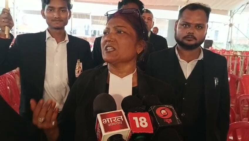 प्रयागराज में हाईकोर्ट बार एसोसिएशन के सम्मान समारोह में मुख्यमंत्री योगी आदित्यनाथ ने न्यायपालिका, अधिवक्ताओं और सुशासन पर रखी विस्तृत बात
अधिवक्ताओं के कल्याण, न्यायिक ढांचे के आधुनिकीकरण और पुलिस सुधारों को गिनाया सरकार का प्रमुख एजेंडा
युवाओं से संवैधानिक मूल्यों के संरक्षण और तकनीक के साथ न्याय व्यवस्था को मजबूत करने का किया आह्वान
प्रयागराज। इलाहाबाद हाईकोर्ट बार एसोसिएशन के सम्मान समारोह में उत्तर प्रदेश के मुख्यमंत्री योगी आदित्यनाथ ने न्यायपालिका, अधिवक्ताओं की भूमिका, पुलिस एवं न्यायिक ढांचे के आधुनिकीकरण, अधिवक्ता कल्याण और सुशासन जैसे विभिन्न विषयों पर विस्तार से अपनी बात रखी। कार्यक्रम में उन्होंने भारत की लोकतांत्रिक परंपरा, संविधान और न्याय व्यवस्था को मजबूत बनाने में अधिवक्ताओं के योगदान को महत्वपूर्ण बताया।
मुख्यमंत्री ने अपने संबोधन की शुरुआत प्रयागराज की पावन धरती को नमन करते हुए की। उन्होंने उपस्थित मुख्य न्यायाधीश अरुण भंसाली, वरिष्ठ न्यायमूर्ति अरिंदम सिन्हा, उपमुख्यमंत्री केशव प्रसाद मौर्य, मंत्री स्वतंत्र देव सिंह, मंत्री नंद गोपाल गुप्ता नंदी, महाधिवक्ता अजय मिश्रा, बार एसोसिएशन के अध्यक्ष राकेश पांडे, महासचिव अखिलेश कुमार शर्मा, न्यायमूर्तियों, अधिवक्ताओं एवं अन्य अतिथियों का अभिनंदन किया। साथ ही हिंदी दिवस, हरितालिका तीज और गणेश चतुर्थी की शुभकामनाएं भी दीं।
मुख्यमंत्री ने कहा कि अधिवक्ता समाज देश के सबसे प्रबुद्ध वर्गों में से एक है और स्वतंत्रता आंदोलन से लेकर आधुनिक भारत के निर्माण तक अधिवक्ताओं की भूमिका अत्यंत महत्वपूर्ण रही है। उन्होंने महात्मा गांधी, पंडित मोतीलाल नेहरू, पंडित मदन मोहन मालवीय, सरदार वल्लभभाई पटेल, डॉ. भीमराव आंबेडकर तथा डॉ. राजेंद्र प्रसाद के योगदान का उल्लेख करते हुए कहा कि इन महापुरुषों ने न्याय, संविधान और राष्ट्र निर्माण की मजबूत नींव रखी।
उन्होंने कहा कि प्रयागराज केवल आस्था का केंद्र ही नहीं बल्कि देश की संवैधानिक चेतना और विधिक विमर्श की भी महत्वपूर्ण भूमि है। यहां से अनेक न्यायविद, अधिवक्ता और जननेता निकले, जिन्होंने भारतीय न्याय व्यवस्था को नई दिशा प्रदान की।
मुख्यमंत्री ने कहा कि लोकतंत्र के तीनों स्तंभ—विधायिका, कार्यपालिका और न्यायपालिका—अपने-अपने दायित्व निभाते हैं, लेकिन इनके बीच बेहतर समन्वय और संवाद लोकतंत्र को और अधिक मजबूत बनाता है। उन्होंने कहा कि न्यायपालिका में बार और बेंच न्याय रूपी रथ के दो महत्वपूर्ण पहिए हैं और दोनों के बीच स्वस्थ संवाद आवश्यक है।
सरकार द्वारा किए गए सुधारों का उल्लेख करते हुए मुख्यमंत्री ने कहा कि वर्ष 2017 से पहले प्रदेश में पुलिस बल के लगभग 45 प्रतिशत पद रिक्त थे। आज व्यापक भर्ती प्रक्रिया के माध्यम से स्थिति में बड़ा सुधार किया गया है। उन्होंने बताया कि जहां पहले प्रतिवर्ष लगभग 3,000 पुलिसकर्मियों को प्रशिक्षण देने की क्षमता थी, वहीं अब इसे बढ़ाकर 60,000 तक पहुंचाया गया है। प्रदेश के अधिकांश जिलों में आधुनिक पुलिस भवन, बैरक और अन्य सुविधाओं का विकास किया गया है।
उन्होंने न्यायिक आधारभूत संरचना को लेकर कहा कि पहले कई जिलों में अधीनस्थ न्यायालय किराए के भवनों में संचालित होते थे। अब प्रदेश सरकार आधुनिक इंटीग्रेटेड कोर्ट बिल्डिंग, फास्ट ट्रैक कोर्ट, अदालतों के डिजिटलीकरण, हाई स्पीड इंटरनेट कनेक्टिविटी तथा तकनीकी संसाधनों के विकास पर तेजी से कार्य कर रही है।
मुख्यमंत्री ने बताया कि पुलिस, अभियोजन और वैज्ञानिक साक्ष्यों के बेहतर समन्वय से कन्विक्शन रेट बढ़ाने, समय पर चार्जशीट दाखिल करने और न्याय प्रक्रिया को अधिक प्रभावी बनाने की दिशा में भी कार्य किया जा रहा है।
अधिवक्ता कल्याण की चर्चा करते हुए उन्होंने कहा कि अधिवक्ता कल्याण निधि में सहायता राशि बढ़ाई गई है। सक्रिय अधिवक्ताओं के लिए 5 लाख रुपये तक की कैशलेस मेडिकल इंश्योरेंस योजना, राज्य विधि अधिकारियों की फीस में 50 प्रतिशत वृद्धि, लगभग 400 विधि अधिकारियों को टैबलेट उपलब्ध कराने तथा विभिन्न जनपदों में अधिवक्ताओं के लिए नए चैंबर निर्माण जैसी योजनाओं पर सरकार काम कर रही है।
मुख्यमंत्री ने युवा अधिवक्ताओं से अपील करते हुए कहा कि वे केवल मुकदमों की पैरवी तक स्वयं को सीमित न रखें, बल्कि संविधान, न्याय और लोकतांत्रिक मूल्यों के सशक्त प्रहरी बनकर समाज का मार्गदर्शन करें। उन्होंने कहा कि किसी भी लोकतंत्र की सबसे बड़ी ताकत आम नागरिक का न्याय व्यवस्था पर विश्वास होता है और समयबद्ध, निष्पक्ष तथा पारदर्शी न्याय उस विश्वास को मजबूत करता है।
समारोह के अंत में मुख्यमंत्री ने इलाहाबाद हाईकोर्ट के मुख्य न्यायाधीश, न्यायमूर्तियों तथा हाईकोर्ट बार एसोसिएशन का आभार व्यक्त करते हुए आश्वस्त किया कि अधिवक्ताओं और न्यायिक व्यवस्था के सुदृढ़ीकरण के लिए सरकार हरसंभव सहयोग जारी रखेगी। उन्होंने यह भी घोषणा की कि अधिवक्ताओं के लिए मल्टीलेवल पार्किंग, चैंबरों में आवश्यक सुविधाओं तथा अन्य प्रस्तावों पर सरकार सकारात्मक सहयोग प्रदान करेगी।
🟥 ND NEWS | दैनिक निष्पक्ष धारा
मुख्य संपादक / संस्थापक: राजन सिंह हाड़ा
सह-संपादक: शालिनी सिंह भदौरिया
✒️ रिपोर्ट: सहयोगी प्रमोद व सुनील यादव के साथ राजेश सोनकर
📍 कार्यालय-3: U158, हीरा स्वीट्स के पास, विकास मार्ग, लक्ष्मी नगर, पूर्वी दिल्ली – 110092 (NCR)
📍 कार्यालय-2: विधानसभा रोड, बर्लिंगटन चौराहा, लखनऊ – 226001 (UP)
📍 कार्यालय-1: 1/1 अटल बिहारी चौराहा, नियर बर्मा चौराहा, फतेहपुर – 212601 (UP)
📅 दिनांक: 14 सितम्बर 2026
📆 दिन: सोमवार
📧 Email: ndnewschannel@gmail.com
📞 मोबाइल: 9696119696
👇👇
नोट: यह समाचार मुख्यमंत्री योगी आदित्यनाथ के सार्वजनिक संबोधन के प्रमुख बिंदुओं पर आधारित है। आधिकारिक एवं विस्तृत जानकारी राज्य सरकार तथा संबंधित विभागों द्वारा जारी अभिलेखों के अनुसार मान्य होगी।