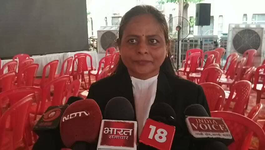 प्रयागराज में हाईकोर्ट बार एसोसिएशन के सम्मान समारोह में मुख्यमंत्री योगी आदित्यनाथ ने न्यायपालिका, अधिवक्ताओं और सुशासन पर रखी विस्तृत बात
अधिवक्ताओं के कल्याण, न्यायिक ढांचे के आधुनिकीकरण और पुलिस सुधारों को गिनाया सरकार का प्रमुख एजेंडा
युवाओं से संवैधानिक मूल्यों के संरक्षण और तकनीक के साथ न्याय व्यवस्था को मजबूत करने का किया आह्वान
प्रयागराज। इलाहाबाद हाईकोर्ट बार एसोसिएशन के सम्मान समारोह में उत्तर प्रदेश के मुख्यमंत्री योगी आदित्यनाथ ने न्यायपालिका, अधिवक्ताओं की भूमिका, पुलिस एवं न्यायिक ढांचे के आधुनिकीकरण, अधिवक्ता कल्याण और सुशासन जैसे विभिन्न विषयों पर विस्तार से अपनी बात रखी। कार्यक्रम में उन्होंने भारत की लोकतांत्रिक परंपरा, संविधान और न्याय व्यवस्था को मजबूत बनाने में अधिवक्ताओं के योगदान को महत्वपूर्ण बताया।
मुख्यमंत्री ने अपने संबोधन की शुरुआत प्रयागराज की पावन धरती को नमन करते हुए की। उन्होंने उपस्थित मुख्य न्यायाधीश अरुण भंसाली, वरिष्ठ न्यायमूर्ति अरिंदम सिन्हा, उपमुख्यमंत्री केशव प्रसाद मौर्य, मंत्री स्वतंत्र देव सिंह, मंत्री नंद गोपाल गुप्ता नंदी, महाधिवक्ता अजय मिश्रा, बार एसोसिएशन के अध्यक्ष राकेश पांडे, महासचिव अखिलेश कुमार शर्मा, न्यायमूर्तियों, अधिवक्ताओं एवं अन्य अतिथियों का अभिनंदन किया। साथ ही हिंदी दिवस, हरितालिका तीज और गणेश चतुर्थी की शुभकामनाएं भी दीं।
मुख्यमंत्री ने कहा कि अधिवक्ता समाज देश के सबसे प्रबुद्ध वर्गों में से एक है और स्वतंत्रता आंदोलन से लेकर आधुनिक भारत के निर्माण तक अधिवक्ताओं की भूमिका अत्यंत महत्वपूर्ण रही है। उन्होंने महात्मा गांधी, पंडित मोतीलाल नेहरू, पंडित मदन मोहन मालवीय, सरदार वल्लभभाई पटेल, डॉ. भीमराव आंबेडकर तथा डॉ. राजेंद्र प्रसाद के योगदान का उल्लेख करते हुए कहा कि इन महापुरुषों ने न्याय, संविधान और राष्ट्र निर्माण की मजबूत नींव रखी।
उन्होंने कहा कि प्रयागराज केवल आस्था का केंद्र ही नहीं बल्कि देश की संवैधानिक चेतना और विधिक विमर्श की भी महत्वपूर्ण भूमि है। यहां से अनेक न्यायविद, अधिवक्ता और जननेता निकले, जिन्होंने भारतीय न्याय व्यवस्था को नई दिशा प्रदान की।
मुख्यमंत्री ने कहा कि लोकतंत्र के तीनों स्तंभ—विधायिका, कार्यपालिका और न्यायपालिका—अपने-अपने दायित्व निभाते हैं, लेकिन इनके बीच बेहतर समन्वय और संवाद लोकतंत्र को और अधिक मजबूत बनाता है। उन्होंने कहा कि न्यायपालिका में बार और बेंच न्याय रूपी रथ के दो महत्वपूर्ण पहिए हैं और दोनों के बीच स्वस्थ संवाद आवश्यक है।
सरकार द्वारा किए गए सुधारों का उल्लेख करते हुए मुख्यमंत्री ने कहा कि वर्ष 2017 से पहले प्रदेश में पुलिस बल के लगभग 45 प्रतिशत पद रिक्त थे। आज व्यापक भर्ती प्रक्रिया के माध्यम से स्थिति में बड़ा सुधार किया गया है। उन्होंने बताया कि जहां पहले प्रतिवर्ष लगभग 3,000 पुलिसकर्मियों को प्रशिक्षण देने की क्षमता थी, वहीं अब इसे बढ़ाकर 60,000 तक पहुंचाया गया है। प्रदेश के अधिकांश जिलों में आधुनिक पुलिस भवन, बैरक और अन्य सुविधाओं का विकास किया गया है।
उन्होंने न्यायिक आधारभूत संरचना को लेकर कहा कि पहले कई जिलों में अधीनस्थ न्यायालय किराए के भवनों में संचालित होते थे। अब प्रदेश सरकार आधुनिक इंटीग्रेटेड कोर्ट बिल्डिंग, फास्ट ट्रैक कोर्ट, अदालतों के डिजिटलीकरण, हाई स्पीड इंटरनेट कनेक्टिविटी तथा तकनीकी संसाधनों के विकास पर तेजी से कार्य कर रही है।
मुख्यमंत्री ने बताया कि पुलिस, अभियोजन और वैज्ञानिक साक्ष्यों के बेहतर समन्वय से कन्विक्शन रेट बढ़ाने, समय पर चार्जशीट दाखिल करने और न्याय प्रक्रिया को अधिक प्रभावी बनाने की दिशा में भी कार्य किया जा रहा है।
अधिवक्ता कल्याण की चर्चा करते हुए उन्होंने कहा कि अधिवक्ता कल्याण निधि में सहायता राशि बढ़ाई गई है। सक्रिय अधिवक्ताओं के लिए 5 लाख रुपये तक की कैशलेस मेडिकल इंश्योरेंस योजना, राज्य विधि अधिकारियों की फीस में 50 प्रतिशत वृद्धि, लगभग 400 विधि अधिकारियों को टैबलेट उपलब्ध कराने तथा विभिन्न जनपदों में अधिवक्ताओं के लिए नए चैंबर निर्माण जैसी योजनाओं पर सरकार काम कर रही है।
मुख्यमंत्री ने युवा अधिवक्ताओं से अपील करते हुए कहा कि वे केवल मुकदमों की पैरवी तक स्वयं को सीमित न रखें, बल्कि संविधान, न्याय और लोकतांत्रिक मूल्यों के सशक्त प्रहरी बनकर समाज का मार्गदर्शन करें। उन्होंने कहा कि किसी भी लोकतंत्र की सबसे बड़ी ताकत आम नागरिक का न्याय व्यवस्था पर विश्वास होता है और समयबद्ध, निष्पक्ष तथा पारदर्शी न्याय उस विश्वास को मजबूत करता है।
समारोह के अंत में मुख्यमंत्री ने इलाहाबाद हाईकोर्ट के मुख्य न्यायाधीश, न्यायमूर्तियों तथा हाईकोर्ट बार एसोसिएशन का आभार व्यक्त करते हुए आश्वस्त किया कि अधिवक्ताओं और न्यायिक व्यवस्था के सुदृढ़ीकरण के लिए सरकार हरसंभव सहयोग जारी रखेगी। उन्होंने यह भी घोषणा की कि अधिवक्ताओं के लिए मल्टीलेवल पार्किंग, चैंबरों में आवश्यक सुविधाओं तथा अन्य प्रस्तावों पर सरकार सकारात्मक सहयोग प्रदान करेगी।
🟥 ND NEWS | दैनिक निष्पक्ष धारा
मुख्य संपादक / संस्थापक: राजन सिंह हाड़ा
सह-संपादक: शालिनी सिंह भदौरिया
✒️ रिपोर्ट: सहयोगी प्रमोद व सुनील यादव के साथ राजेश सोनकर
📍 कार्यालय-3: U158, हीरा स्वीट्स के पास, विकास मार्ग, लक्ष्मी नगर, पूर्वी दिल्ली – 110092 (NCR)
📍 कार्यालय-2: विधानसभा रोड, बर्लिंगटन चौराहा, लखनऊ – 226001 (UP)
📍 कार्यालय-1: 1/1 अटल बिहारी चौराहा, नियर बर्मा चौराहा, फतेहपुर – 212601 (UP)
📅 दिनांक: 14 सितम्बर 2026
📆 दिन: सोमवार
📧 Email: ndnewschannel@gmail.com
📞 मोबाइल: 9696119696
👇👇
नोट: यह समाचार मुख्यमंत्री योगी आदित्यनाथ के सार्वजनिक संबोधन के प्रमुख बिंदुओं पर आधारित है। आधिकारिक एवं विस्तृत जानकारी राज्य सरकार तथा संबंधित विभागों द्वारा जारी अभिलेखों के अनुसार मान्य होगी।