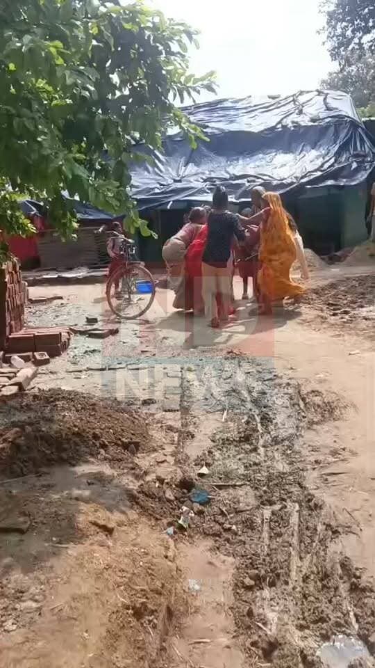 आम रास्ते पर दीवार खड़ी करने का आरोप, महिला ने अधिकारियों से लगाई न्याय की गुहार
किशनपुर के पहाड़पुर गांव में रास्ता अवरुद्ध करने की शिकायत, प्रशासन से हस्तक्षेप की मांग
जांच के बाद होगी स्थिति स्पष्ट, राजस्व और पुलिस विभाग से कार्रवाई की अपेक्षा
✒️ रिपोर्ट: पिंटू तिवारी
फतेहपुर। जनपद के खागा तहसील अंतर्गत किशनपुर थाना क्षेत्र के पहाड़पुर गांव में आम रास्ते को लेकर विवाद का मामला सामने आया है। गांव की एक महिला ने पड़ोसियों पर सार्वजनिक आवागमन वाले रास्ते पर ईंट, बालू डालकर दीवार खड़ी करने का प्रयास करने का आरोप लगाया है। शिकायत संबंधित अधिकारियों को सौंपते हुए रास्ता खुलवाने और निष्पक्ष कार्रवाई की मांग की गई है।
शिकायतकर्ता, राजेश मिश्रा की पत्नी, का कहना है कि उनके घर के बगल से वर्षों से एक आम रास्ता निकलता है, जिसका उपयोग आसपास के ग्रामीण नियमित रूप से आवागमन के लिए करते हैं। आरोप है कि पड़ोस के कुछ लोगों ने रास्ते पर निर्माण सामग्री डालकर वहां दीवार बनाने की कोशिश शुरू कर दी है, जिससे सार्वजनिक आवागमन बाधित होने की आशंका उत्पन्न हो गई है।
महिला का कहना है कि उन्होंने विवाद से बचने के उद्देश्य से संबंधित लोगों से निर्माण कार्य रोकने का अनुरोध किया, लेकिन कथित रूप से निर्माण की तैयारी जारी रही। इसके बाद उन्होंने सक्षम अधिकारियों से हस्तक्षेप कर रास्ते को अवरोधमुक्त कराने और मामले की निष्पक्ष जांच कराने की मांग की है।
ग्रामीण क्षेत्रों में आम रास्तों से जुड़े विवाद अक्सर राजस्व अभिलेखों और स्थानीय सीमांकन से जुड़े होते हैं। ऐसे मामलों में वास्तविक स्थिति का निर्धारण राजस्व विभाग की जांच, स्थल निरीक्षण और अभिलेखों के सत्यापन के आधार पर किया जाता है। यदि जांच में सार्वजनिक रास्ते पर अतिक्रमण पाया जाता है, तो नियमानुसार उसे हटाने की कार्रवाई की जा सकती है।
समाचार लिखे जाने तक संबंधित विभाग की ओर से मामले पर कोई आधिकारिक बयान जारी नहीं किया गया था। अब स्थानीय लोगों की निगाहें प्रशासन की कार्रवाई पर टिकी हैं।
आम रास्तों का संरक्षण ग्रामीण जीवन और सार्वजनिक सुविधा के लिए अत्यंत महत्वपूर्ण है। ऐसे मामलों में निष्पक्ष जांच, राजस्व अभिलेखों का सत्यापन और कानून के अनुसार कार्रवाई ही स्थायी समाधान का आधार बन सकती है।
🟥 ND NEWS | दैनिक निष्पक्ष धारा की अपील
सार्वजनिक रास्तों, सरकारी भूमि या साझा संपत्ति से जुड़े किसी भी विवाद का समाधान कानून और प्रशासनिक प्रक्रिया के माध्यम से किया जाना चाहिए। नागरिकों से अपील है कि बिना अनुमति किसी भी सार्वजनिक मार्ग पर निर्माण या अवरोध न करें। जिला प्रशासन, राजस्व विभाग और पुलिस से अपेक्षा है कि शिकायतों की निष्पक्ष एवं समयबद्ध जांच कर वास्तविक स्थिति स्पष्ट करें तथा आवश्यकतानुसार वैधानिक कार्रवाई सुनिश्चित करें।
👇👇
#NDNews #दैनिक_निष्पक्ष_धारा #Fatehpur #Khaga #Kishanpur #Pahadpur #LandDispute #PublicRoad #RevenueDepartment #FatehpurPolice #UPPolice #DistrictAdministration #Justice
👇👇
@dgpup
@RSSorg
@UPGovt
@wpl1090
@RSSgeet
@Uppolice
@MIB_India
@PMOIndia
@HMOIndia
@abmanglik
@VHPDigital
@igrangealld
@myogioffice
@InfoDeptUP
@dmfatehpur
@sdmsadarftp
@CMOfficeUP
@CMOUP_RC
@UPPRD1948
@ChiefSecyUP
@ChiefSecyUP
@MahantYogiG
@FatehpurSdm
@fatehpurpolice
@BajrangDalOrg
@rashtrapatibhvn
@UPMahilaKalyan
@112UttarPradesh
@myogiadityanath
@CommissionerPrg
@ADGZonPrayagraj
👇👇
🟥 ND NEWS | दैनिक निष्पक्ष धारा
मुख्य संपादक / संस्थापक: राजन सिंह हाड़ा
सह-संपादक: शालिनी सिंह भदौरिया
✒️ रिपोर्ट: पिंटू तिवारी
📍 कार्यालय-3: U158, हीरा स्वीट्स के पास, विकास मार्ग, लक्ष्मी नगर, पूर्वी दिल्ली, पिन कोड – 110092 (NCR)
📍 कार्यालय-2: विधानसभा रोड, बर्लिंगटन चौराहा, लखनऊ 226001 (UP)
📍 कार्यालय-1: 1/1 अटल बिहारी चौराहा, नियर बर्मा चौराहा, फतेहपुर 212601 (UP)
📅 दिनांक: 14 सितम्बर 2026
📆 दिन: सोमवार
📧 Email: ndnewschannel@gmail.com
📞 मोबाइल: 9696119696
👇👇👇
नोट: यह समाचार शिकायतकर्ता द्वारा लगाए गए आरोपों और उपलब्ध प्रारंभिक जानकारी पर आधारित है। आरोपों की पुष्टि संबंधित राजस्व एवं पुलिस विभाग की जांच के बाद ही होगी तथा अंतिम निर्णय सक्षम प्राधिकारी एवं न्यायिक प्रक्रिया के अनुसार होगा।