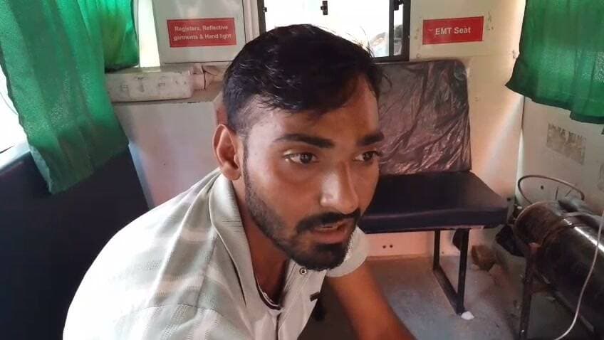 सत्संग से लौट रहे बुजुर्ग को तेज रफ्तार ई-रिक्शा ने मारी टक्कर
सड़क पार करते समय हुआ हादसा, सिर में गंभीर चोट आने पर जिला अस्पताल रेफर
स्थानीय लोगों की तत्परता से 108 एंबुलेंस से पहुंचाया गया अस्पताल
✒️ रिपोर्ट: सहयोगी प्रमोद व सुनील यादव के साथ राजेश सोनकर प्रयागराज
प्रयागराज। घूरपुर थाना क्षेत्र की करमा चौकी अंतर्गत पटेल चौराहे पर सोमवार को एक सड़क हादसे में 55 वर्षीय बुजुर्ग गंभीर रूप से घायल हो गए। प्रत्यक्ष जानकारी के अनुसार, तेज रफ्तार ई-रिक्शा की टक्कर से बुजुर्ग सड़क पर गिर पड़े और उनके सिर में गंभीर चोट आई। स्थानीय लोगों की मदद से उन्हें तत्काल अस्पताल पहुंचाया गया।
जानकारी के अनुसार, रामनेवाज पाल (55 वर्ष) पुत्र मेवालाल पाल, निवासी करमा चकिया, करमा स्थित पटेल चौराहे पर आयोजित सत्संग में शामिल होने के बाद अपने घर लौट रहे थे। इसी दौरान सड़क पार करते समय तेज गति से आए एक ई-रिक्शा ने उन्हें टक्कर मार दी। टक्कर इतनी जोरदार थी कि वह सिर के बल सड़क पर गिर पड़े और बेहोश हो गए।
घटना के बाद मौके पर लोगों की भीड़ जुट गई। स्थानीय नागरिकों ने बिना देर किए 108 एंबुलेंस को सूचना दी और घायल को सामुदायिक स्वास्थ्य केंद्र जसरा भेजा। वहां प्राथमिक उपचार के बाद चिकित्सकों ने सिर में गंभीर चोट होने के कारण उन्हें बेहतर इलाज के लिए जिला अस्पताल रेफर कर दिया।
घटना की सूचना पुलिस को भी दी गई। पुलिस दुर्घटना के संबंध में आवश्यक जानकारी जुटा रही है और मामले की जांच की जा रही है। ई-रिक्शा चालक की पहचान और दुर्घटना की परिस्थितियों का पता लगाने के प्रयास जारी हैं।
सड़क दुर्घटनाएं अक्सर तेज रफ्तार, असावधानी और यातायात नियमों की अनदेखी के कारण होती हैं। ऐसे मामलों में समय पर चिकित्सा सहायता और नागरिकों की तत्परता कई बार जीवन बचाने में महत्वपूर्ण भूमिका निभाती है।
🟥 ND NEWS | दैनिक निष्पक्ष धारा की अपील
सभी वाहन चालकों से अपील है कि बाजार, चौराहों, धार्मिक स्थलों और भीड़भाड़ वाले क्षेत्रों में निर्धारित गति सीमा का पालन करें। पैदल यात्रियों को सड़क पार करते समय विशेष सावधानी बरतनी चाहिए। किसी भी सड़क दुर्घटना की स्थिति में घायल को तुरंत चिकित्सा सहायता उपलब्ध कराना और पुलिस तथा एंबुलेंस को सूचना देना प्रत्येक नागरिक का नैतिक दायित्व है।
👇👇👇
#NDNews #दैनिक_निष्पक्ष_धारा #Prayagraj #Ghoorpur #Karma #RoadAccident #ERickshaw #RoadSafety #PrayagrajPolice #UPPolice #TrafficSafety #108Ambulance
👇👇👇👇
@dgpup
@UPGovt
@RSSorg
@Uppolice
@wpl1090
@RSSgeet
@MIB_India
@PMOIndia
@HMOIndia
@VHPDigital
@CMOUP_RC
@myogioffice
@InfoDeptUP
@CMOfficeUP
@UPPRD1948
@ChiefSecyUP
@MahantYogiG
@ChiefSecyUP
@BajrangDalOrg
@myogiadityanath
@112UttarPradesh
@UPPViralCheck
@UpPolicemitra
@prayagraj_pol
@ADGZonPrayagraj
@DM_PRAYAGRAJ
@CommissionerPrg
@NigamPrayagraj
@Prayagraj_TP
@PROdefprayagraj
👇👇👇
🟥 ND NEWS | दैनिक निष्पक्ष धारा
मुख्य संपादक / संस्थापक: राजन सिंह हाड़ा
सह-संपादक: शालिनी सिंह भदौरिया
✒️ रिपोर्ट: सहयोगी प्रमोद व सुनील यादव के साथ राजेश सोनकर प्रयागराज
📍 कार्यालय-3: U158, हीरा स्वीट्स के पास, विकास मार्ग, लक्ष्मी नगर, पूर्वी दिल्ली, पिन कोड – 110092 (NCR)
📍 कार्यालय-2: विधानसभा रोड, बर्लिंगटन चौराहा, लखनऊ (226001) (UP)
📍 कार्यालय-1: 1/1 अटल बिहारी चौराहा, नियर बर्मा चौराहा, फतेहपुर (212601) (UP)
📅 दिनांक: 14 सितम्बर 2026
📆 दिन: सोमवार
📧 Email: ndnewschannel@gmail.com
📞 मोबाइल: 9696119696
नोट: यह समाचार उपलब्ध प्रारंभिक जानकारी पर आधारित है। घायल की चिकित्सीय स्थिति तथा दुर्घटना के कारणों का अंतिम निर्धारण पुलिस जांच और चिकित्सकीय रिपोर्ट के आधार पर होगा।