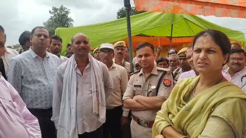 गंगा में उफान, फतेहपुर के तीन गांव बाढ़ की चपेट में; डीएम ने गांव खाली कराकर राहत शिविरों में पहुंचाया
डीएम निधि गुप्ता वत्स, एसपी अभिमन्यु मांगलिक और विधायक राजेंद्र पटेल ने ट्रैक्टर से किया बाढ़ प्रभावित क्षेत्रों का निरीक्षण
राहत शिविरों में भोजन, चिकित्सा और बच्चों की पढ़ाई की व्यवस्था; पूर्व की लापरवाही की जांच के निर्देश
✒️ रिपोर्ट: यूपी हेड नागेंद्र पांडये
फतेहपुर। जनपद के औंग थाना क्षेत्र में गंगा और पांडु नदी का जलस्तर लगातार बढ़ने से बाढ़ की स्थिति गंभीर होती जा रही है। प्रशासन ने एहतियातन प्रभावित गांवों को खाली कराकर लोगों को राहत शिविरों में पहुंचाना शुरू कर दिया है। जिलाधिकारी निधि गुप्ता वत्स, पुलिस अधीक्षक अभिमन्यु मांगलिक तथा क्षेत्रीय विधायक राजेंद्र पटेल ने ट्रैक्टर से बाढ़ प्रभावित क्षेत्रों का निरीक्षण कर राहत एवं बचाव कार्यों का जायजा लिया।
जिलाधिकारी ने बताया कि गंगा नदी का जलस्तर बढ़ने से तीन गांव प्रभावित हुए हैं। सुरक्षा को प्राथमिकता देते हुए प्रभावित गांवों के लोगों को राहत शिविरों में स्थानांतरित किया गया है। शिविरों में भोजन, पेयजल, चिकित्सा तथा अन्य आवश्यक सुविधाएं उपलब्ध कराई जा रही हैं। बच्चों की शिक्षा प्रभावित न हो, इसके लिए शिक्षकों की भी तैनाती की गई है।
निरीक्षण के दौरान अधिकारियों ने राहत शिविरों में रह रहे लोगों से बातचीत कर उनकी समस्याएं सुनीं और संबंधित अधिकारियों को त्वरित समाधान के निर्देश दिए। विधायक राजेंद्र पटेल ने भी बाढ़ प्रभावित परिवारों को हरसंभव सहायता उपलब्ध कराने का आश्वासन दिया।
प्रशासन के अनुसार, लगातार बढ़ते जलस्तर के कारण तीन गांवों के संपर्क मार्ग भी प्रभावित हुए हैं। ऐसे में संवेदनशील क्षेत्रों की लगातार निगरानी की जा रही है और आवश्यकतानुसार अतिरिक्त राहत एवं बचाव संसाधन तैनात किए जा रहे हैं।
जिलाधिकारी ने यह भी कहा कि बाढ़ प्रबंधन में पूर्व में बरती गई कथित लापरवाही का मामला उनके संज्ञान में आया है। इसकी जांच कराई जाएगी और यदि किसी स्तर पर लापरवाही पाई जाती है तो नियमानुसार कार्रवाई की जाएगी।
बाढ़ जैसी प्राकृतिक आपदा में समय पर राहत एवं बचाव कार्य जनहानि को कम करने का सबसे प्रभावी माध्यम है। प्रशासन ने लोगों से अपील की है कि वे अफवाहों पर ध्यान न दें, प्रशासन द्वारा जारी निर्देशों का पालन करें और आवश्यकता पड़ने पर तुरंत राहत एवं बचाव दल से संपर्क करें।
🟥 ND NEWS | दैनिक निष्पक्ष धारा की अपील
बाढ़ प्रभावित क्षेत्रों के लोग अनावश्यक रूप से जलभराव वाले इलाकों में न जाएं और प्रशासन द्वारा चिन्हित सुरक्षित स्थानों पर ही रहें। किसी भी आपात स्थिति की सूचना तुरंत स्थानीय प्रशासन, पुलिस या आपदा नियंत्रण कक्ष को दें। प्रशासन से अपेक्षा है कि राहत कार्यों की नियमित निगरानी कर प्रत्येक प्रभावित परिवार तक समयबद्ध सहायता पहुंचाई जाए।
👇👇👇
#NDNews #दैनिक_निष्पक्ष_धारा #Fatehpur #Flood #GangaRiver #Aung #NidhiGuptaVats #AbhimanyuManglik #RajendraPatel #DisasterManagement #UPPolice #ReliefCamp #FloodRelief
👇👇
@dgpup
@RSSorg
@UPGovt
@wpl1090
@RSSgeet
@Uppolice
@MIB_India
@PMOIndia
@HMOIndia
@abmanglik
@VHPDigital
@igrangealld
@myogioffice
@InfoDeptUP
@dmfatehpur
@sdmsadarftp
@CMOfficeUP
@CMOUP_RC
@UPPRD1948
@ChiefSecyUP
@ChiefSecyUP
@MahantYogiG
@FatehpurSdm
@fatehpurpolice
@BajrangDalOrg
@rashtrapatibhvn
@UPMahilaKalyan
@112UttarPradesh
@myogiadityanath
@CommissionerPrg
@ADGZonPrayagraj
@UPSDMA
👇👇
🟥 ND NEWS | दैनिक निष्पक्ष धारा
मुख्य संपादक / संस्थापक: राजन सिंह हाड़ा
सह-संपादक: शालिनी सिंह भदौरिया
✒️ रिपोर्ट: यूपी हेड नागेंद्र पांडये
📍 कार्यालय-3: U158, हीरा स्वीट्स के पास, विकास मार्ग, लक्ष्मी नगर, पूर्वी दिल्ली, पिन कोड – 110092 (NCR)
📍 कार्यालय-2: विधानसभा रोड, बर्लिंगटन चौराहा, लखनऊ – 226001 (UP)
📍 कार्यालय-1: 1/1 अटल बिहारी चौराहा, नियर बर्मा चौराहा, फतेहपुर – 212601 (UP)
📅 दिनांक: 14 सितम्बर 2026
📆 दिन: सोमवार
📧 Email: ndnewschannel@gmail.com
📞 मोबाइल: 9696119696
👇👇👇👇
नोट: यह समाचार प्रशासन द्वारा उपलब्ध कराई गई प्रारंभिक जानकारी पर आधारित है। बाढ़ की स्थिति और राहत कार्यों से संबंधित आगे की जानकारी प्रशासन के आधिकारिक अपडेट के अनुसार परिवर्तित हो सकती है।