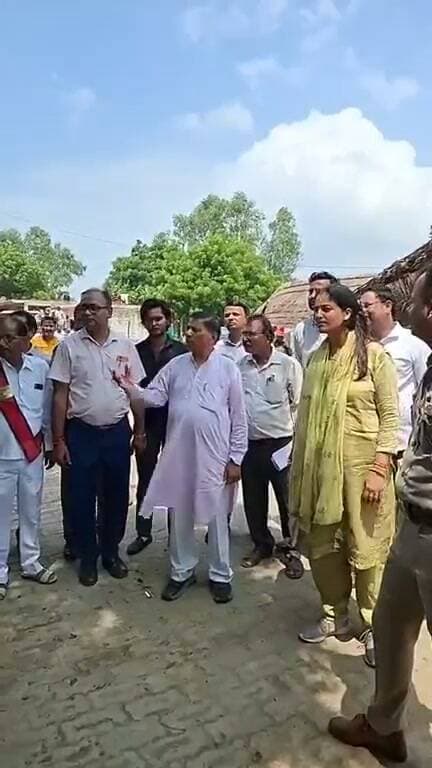 गंगा में उफान, फतेहपुर के तीन गांव बाढ़ की चपेट में; डीएम ने गांव खाली कराकर राहत शिविरों में पहुंचाया
डीएम निधि गुप्ता वत्स, एसपी अभिमन्यु मांगलिक और विधायक राजेंद्र पटेल ने ट्रैक्टर से किया बाढ़ प्रभावित क्षेत्रों का निरीक्षण
राहत शिविरों में भोजन, चिकित्सा और बच्चों की पढ़ाई की व्यवस्था; पूर्व की लापरवाही की जांच के निर्देश
✒️ रिपोर्ट: यूपी हेड नागेंद्र पांडये
फतेहपुर। जनपद के औंग थाना क्षेत्र में गंगा और पांडु नदी का जलस्तर लगातार बढ़ने से बाढ़ की स्थिति गंभीर होती जा रही है। प्रशासन ने एहतियातन प्रभावित गांवों को खाली कराकर लोगों को राहत शिविरों में पहुंचाना शुरू कर दिया है। जिलाधिकारी निधि गुप्ता वत्स, पुलिस अधीक्षक अभिमन्यु मांगलिक तथा क्षेत्रीय विधायक राजेंद्र पटेल ने ट्रैक्टर से बाढ़ प्रभावित क्षेत्रों का निरीक्षण कर राहत एवं बचाव कार्यों का जायजा लिया।
जिलाधिकारी ने बताया कि गंगा नदी का जलस्तर बढ़ने से तीन गांव प्रभावित हुए हैं। सुरक्षा को प्राथमिकता देते हुए प्रभावित गांवों के लोगों को राहत शिविरों में स्थानांतरित किया गया है। शिविरों में भोजन, पेयजल, चिकित्सा तथा अन्य आवश्यक सुविधाएं उपलब्ध कराई जा रही हैं। बच्चों की शिक्षा प्रभावित न हो, इसके लिए शिक्षकों की भी तैनाती की गई है।
निरीक्षण के दौरान अधिकारियों ने राहत शिविरों में रह रहे लोगों से बातचीत कर उनकी समस्याएं सुनीं और संबंधित अधिकारियों को त्वरित समाधान के निर्देश दिए। विधायक राजेंद्र पटेल ने भी बाढ़ प्रभावित परिवारों को हरसंभव सहायता उपलब्ध कराने का आश्वासन दिया।
प्रशासन के अनुसार, लगातार बढ़ते जलस्तर के कारण तीन गांवों के संपर्क मार्ग भी प्रभावित हुए हैं। ऐसे में संवेदनशील क्षेत्रों की लगातार निगरानी की जा रही है और आवश्यकतानुसार अतिरिक्त राहत एवं बचाव संसाधन तैनात किए जा रहे हैं।
जिलाधिकारी ने यह भी कहा कि बाढ़ प्रबंधन में पूर्व में बरती गई कथित लापरवाही का मामला उनके संज्ञान में आया है। इसकी जांच कराई जाएगी और यदि किसी स्तर पर लापरवाही पाई जाती है तो नियमानुसार कार्रवाई की जाएगी।
बाढ़ जैसी प्राकृतिक आपदा में समय पर राहत एवं बचाव कार्य जनहानि को कम करने का सबसे प्रभावी माध्यम है। प्रशासन ने लोगों से अपील की है कि वे अफवाहों पर ध्यान न दें, प्रशासन द्वारा जारी निर्देशों का पालन करें और आवश्यकता पड़ने पर तुरंत राहत एवं बचाव दल से संपर्क करें।
🟥 ND NEWS | दैनिक निष्पक्ष धारा की अपील
बाढ़ प्रभावित क्षेत्रों के लोग अनावश्यक रूप से जलभराव वाले इलाकों में न जाएं और प्रशासन द्वारा चिन्हित सुरक्षित स्थानों पर ही रहें। किसी भी आपात स्थिति की सूचना तुरंत स्थानीय प्रशासन, पुलिस या आपदा नियंत्रण कक्ष को दें। प्रशासन से अपेक्षा है कि राहत कार्यों की नियमित निगरानी कर प्रत्येक प्रभावित परिवार तक समयबद्ध सहायता पहुंचाई जाए।
👇👇👇
#NDNews #दैनिक_निष्पक्ष_धारा #Fatehpur #Flood #GangaRiver #Aung #NidhiGuptaVats #AbhimanyuManglik #RajendraPatel #DisasterManagement #UPPolice #ReliefCamp #FloodRelief
👇👇
@dgpup
@RSSorg
@UPGovt
@wpl1090
@RSSgeet
@Uppolice
@MIB_India
@PMOIndia
@HMOIndia
@abmanglik
@VHPDigital
@igrangealld
@myogioffice
@InfoDeptUP
@dmfatehpur
@sdmsadarftp
@CMOfficeUP
@CMOUP_RC
@UPPRD1948
@ChiefSecyUP
@ChiefSecyUP
@MahantYogiG
@FatehpurSdm
@fatehpurpolice
@BajrangDalOrg
@rashtrapatibhvn
@UPMahilaKalyan
@112UttarPradesh
@myogiadityanath
@CommissionerPrg
@ADGZonPrayagraj
@UPSDMA
👇👇
🟥 ND NEWS | दैनिक निष्पक्ष धारा
मुख्य संपादक / संस्थापक: राजन सिंह हाड़ा
सह-संपादक: शालिनी सिंह भदौरिया
✒️ रिपोर्ट: यूपी हेड नागेंद्र पांडये
📍 कार्यालय-3: U158, हीरा स्वीट्स के पास, विकास मार्ग, लक्ष्मी नगर, पूर्वी दिल्ली, पिन कोड – 110092 (NCR)
📍 कार्यालय-2: विधानसभा रोड, बर्लिंगटन चौराहा, लखनऊ – 226001 (UP)
📍 कार्यालय-1: 1/1 अटल बिहारी चौराहा, नियर बर्मा चौराहा, फतेहपुर – 212601 (UP)
📅 दिनांक: 14 सितम्बर 2026
📆 दिन: सोमवार
📧 Email: ndnewschannel@gmail.com
📞 मोबाइल: 9696119696
👇👇👇👇
नोट: यह समाचार प्रशासन द्वारा उपलब्ध कराई गई प्रारंभिक जानकारी पर आधारित है। बाढ़ की स्थिति और राहत कार्यों से संबंधित आगे की जानकारी प्रशासन के आधिकारिक अपडेट के अनुसार परिवर्तित हो सकती है।