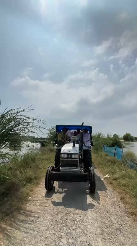 गंगा में उफान, फतेहपुर के तीन गांव बाढ़ की चपेट में; डीएम ने गांव खाली कराकर राहत शिविरों में पहुंचाया
डीएम निधि गुप्ता वत्स, एसपी अभिमन्यु मांगलिक और विधायक राजेंद्र पटेल ने ट्रैक्टर से किया बाढ़ प्रभावित क्षेत्रों का निरीक्षण
राहत शिविरों में भोजन, चिकित्सा और बच्चों की पढ़ाई की व्यवस्था; पूर्व की लापरवाही की जांच के निर्देश
✒️ रिपोर्ट: यूपी हेड नागेंद्र पांडये
फतेहपुर। जनपद के औंग थाना क्षेत्र में गंगा और पांडु नदी का जलस्तर लगातार बढ़ने से बाढ़ की स्थिति गंभीर होती जा रही है। प्रशासन ने एहतियातन प्रभावित गांवों को खाली कराकर लोगों को राहत शिविरों में पहुंचाना शुरू कर दिया है। जिलाधिकारी निधि गुप्ता वत्स, पुलिस अधीक्षक अभिमन्यु मांगलिक तथा क्षेत्रीय विधायक राजेंद्र पटेल ने ट्रैक्टर से बाढ़ प्रभावित क्षेत्रों का निरीक्षण कर राहत एवं बचाव कार्यों का जायजा लिया।
जिलाधिकारी ने बताया कि गंगा नदी का जलस्तर बढ़ने से तीन गांव प्रभावित हुए हैं। सुरक्षा को प्राथमिकता देते हुए प्रभावित गांवों के लोगों को राहत शिविरों में स्थानांतरित किया गया है। शिविरों में भोजन, पेयजल, चिकित्सा तथा अन्य आवश्यक सुविधाएं उपलब्ध कराई जा रही हैं। बच्चों की शिक्षा प्रभावित न हो, इसके लिए शिक्षकों की भी तैनाती की गई है।
निरीक्षण के दौरान अधिकारियों ने राहत शिविरों में रह रहे लोगों से बातचीत कर उनकी समस्याएं सुनीं और संबंधित अधिकारियों को त्वरित समाधान के निर्देश दिए। विधायक राजेंद्र पटेल ने भी बाढ़ प्रभावित परिवारों को हरसंभव सहायता उपलब्ध कराने का आश्वासन दिया।
प्रशासन के अनुसार, लगातार बढ़ते जलस्तर के कारण तीन गांवों के संपर्क मार्ग भी प्रभावित हुए हैं। ऐसे में संवेदनशील क्षेत्रों की लगातार निगरानी की जा रही है और आवश्यकतानुसार अतिरिक्त राहत एवं बचाव संसाधन तैनात किए जा रहे हैं।
जिलाधिकारी ने यह भी कहा कि बाढ़ प्रबंधन में पूर्व में बरती गई कथित लापरवाही का मामला उनके संज्ञान में आया है। इसकी जांच कराई जाएगी और यदि किसी स्तर पर लापरवाही पाई जाती है तो नियमानुसार कार्रवाई की जाएगी।
बाढ़ जैसी प्राकृतिक आपदा में समय पर राहत एवं बचाव कार्य जनहानि को कम करने का सबसे प्रभावी माध्यम है। प्रशासन ने लोगों से अपील की है कि वे अफवाहों पर ध्यान न दें, प्रशासन द्वारा जारी निर्देशों का पालन करें और आवश्यकता पड़ने पर तुरंत राहत एवं बचाव दल से संपर्क करें।
🟥 ND NEWS | दैनिक निष्पक्ष धारा की अपील
बाढ़ प्रभावित क्षेत्रों के लोग अनावश्यक रूप से जलभराव वाले इलाकों में न जाएं और प्रशासन द्वारा चिन्हित सुरक्षित स्थानों पर ही रहें। किसी भी आपात स्थिति की सूचना तुरंत स्थानीय प्रशासन, पुलिस या आपदा नियंत्रण कक्ष को दें। प्रशासन से अपेक्षा है कि राहत कार्यों की नियमित निगरानी कर प्रत्येक प्रभावित परिवार तक समयबद्ध सहायता पहुंचाई जाए।
👇👇👇
#NDNews #दैनिक_निष्पक्ष_धारा #Fatehpur #Flood #GangaRiver #Aung #NidhiGuptaVats #AbhimanyuManglik #RajendraPatel #DisasterManagement #UPPolice #ReliefCamp #FloodRelief
👇👇
@dgpup
@RSSorg
@UPGovt
@wpl1090
@RSSgeet
@Uppolice
@MIB_India
@PMOIndia
@HMOIndia
@abmanglik
@VHPDigital
@igrangealld
@myogioffice
@InfoDeptUP
@dmfatehpur
@sdmsadarftp
@CMOfficeUP
@CMOUP_RC
@UPPRD1948
@ChiefSecyUP
@ChiefSecyUP
@MahantYogiG
@FatehpurSdm
@fatehpurpolice
@BajrangDalOrg
@rashtrapatibhvn
@UPMahilaKalyan
@112UttarPradesh
@myogiadityanath
@CommissionerPrg
@ADGZonPrayagraj
@UPSDMA
👇👇
🟥 ND NEWS | दैनिक निष्पक्ष धारा
मुख्य संपादक / संस्थापक: राजन सिंह हाड़ा
सह-संपादक: शालिनी सिंह भदौरिया
✒️ रिपोर्ट: यूपी हेड नागेंद्र पांडये
📍 कार्यालय-3: U158, हीरा स्वीट्स के पास, विकास मार्ग, लक्ष्मी नगर, पूर्वी दिल्ली, पिन कोड – 110092 (NCR)
📍 कार्यालय-2: विधानसभा रोड, बर्लिंगटन चौराहा, लखनऊ – 226001 (UP)
📍 कार्यालय-1: 1/1 अटल बिहारी चौराहा, नियर बर्मा चौराहा, फतेहपुर – 212601 (UP)
📅 दिनांक: 14 सितम्बर 2026
📆 दिन: सोमवार
📧 Email: ndnewschannel@gmail.com
📞 मोबाइल: 9696119696
👇👇👇👇
नोट: यह समाचार प्रशासन द्वारा उपलब्ध कराई गई प्रारंभिक जानकारी पर आधारित है। बाढ़ की स्थिति और राहत कार्यों से संबंधित आगे की जानकारी प्रशासन के आधिकारिक अपडेट के अनुसार परिवर्तित हो सकती है।