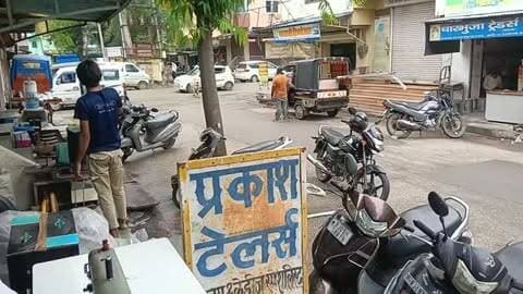 निकाय चुनाव के नतीजों के बाद Hello Chittorgarh News के संपादक ने दुकानदारों और आम लोगों से जानी राय। लोगों ने चुनाव परिणामों पर खुशी जताते हुए कहा—अब नवनिर्वाचित पार्षद अपने-अपने वार्डों में अच्छा कार्य करें, तो अगली बार भी जनता इन्हीं पर भरोसा जताएगी। वहीं एक सवाल भी सामने आया—क्या इस बार चुने गए जनप्रतिनिधि जनता की उम्मीदों पर खरे उतर पाएंगे?