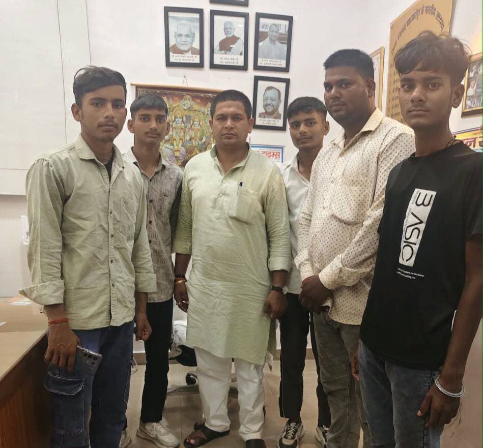 तिलहर/शाहजहांपुर
====
विजेता खिलाड़ियों
को मिला सम्मान।
=====
विवेक शर्मा (अंशु)
क्षेत्र के गांव धन्योरा निवासी समाजसेवी ने हथोड़ा स्टेडियम में गांव के किशोरों के लिए दौड़ प्रतियोगिता आयोजित कर विजेताओं को प्रशासनिक अधिकारियों से मिलने का मौका दिलाया।
सोमवार को हथोड़ा स्टेडियम में1600,800और 4000 मीटर की दौड़ में कुल 100 प्रतियोगियों ने भाग लिया।1600 मीटर में शिवम सिंह प्रथम रहे।400 मीटर में प्रशांत सिंह प्रथम रहे।शिवम चौहान 800 मीटर विजेता बने।
विजेता प्रतियोगियों को समाजसेवी शिवम सिंह के द्वारा उपहार देकर उनका उत्साह वर्णन किया गया।इसके साथ ही शिवम सिंह ने विजेताओं को जिला अधिकारी धर्मेंद्र प्रताप सिंह,एडीएम वित्त अरविंद कुमार,ददरौल विधायक अरविंद सिंह,पूर्व जिला पंचायत अध्यक्ष अजय प्रताप सिंह यादव,एडीएम प्रशासन रजनीश मिश्र से मुलाकात करने का मौका भी दिया।विजेता प्रतियोगी उपहार के साथ ही गणमान्य व्यक्तियों से मिलकर बेहद प्रसन्न हुए।