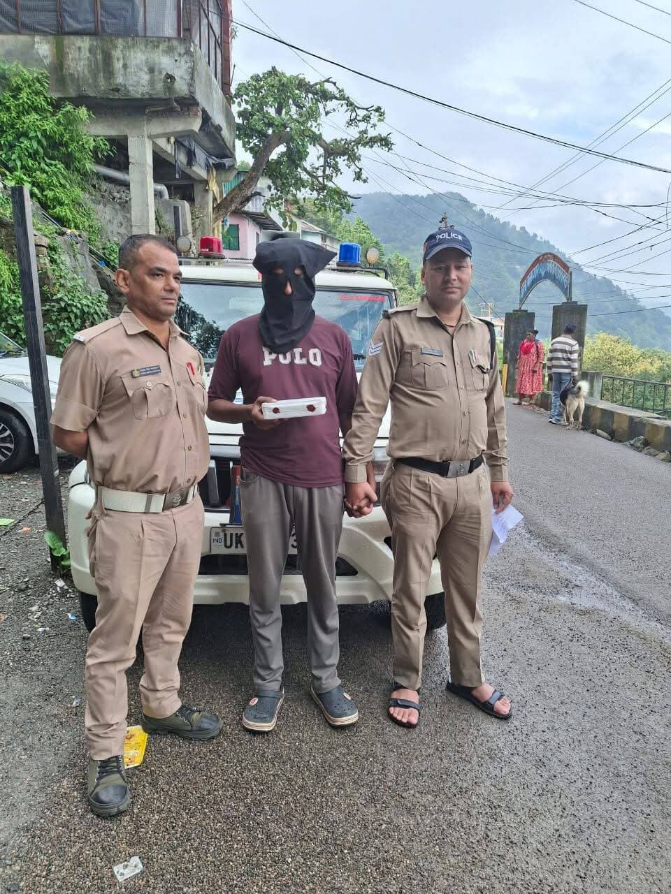 फर्जी इंस्टाग्राम आईडी बनाकर अश्लील कमेंट करने का आरोप, युवक गिरफ्तार
रिपोर्टर अरबाज़ खान
स्थान रामनगर उत्तराखंड
रामनगर। इंस्टाग्राम पर फर्जी आईडी बनाकर एक महिला की फोटो लगाने और कथित तौर पर अश्लील कमेंट करने के मामले में रामनगर पुलिस ने एक युवक को गिरफ्तार कर जेल भेज दिया।
पुलिस के अनुसार, वादी अरुण कुमार ने थाना रामनगर में शिकायत दर्ज कराई थी कि कोई व्यक्ति इंस्टाग्राम पर फर्जी आईडी बनाकर उनकी पत्नी की फोटो का इस्तेमाल कर रहा है और उस पर अश्लील कमेंट कर रहा है। शिकायत के आधार पर पुलिस ने मामले की जांच शुरू की।
रामनगर पुलिस और साइबर सेल की टीम ने तकनीकी विश्लेषण के माध्यम से संदिग्ध की पहचान जितेंद्र सैनी पुत्र श्याम लाल, निवासी पूछड़ी, थाना रामनगर के रूप में की। पुलिस ने उसे गिरफ्तार कर न्यायिक अभिरक्षा में भेज दिया।
पुलिस के मुताबिक, अभियुक्त के कब्जे से बरामद मोबाइल फोन की जांच में इंस्टाग्राम पर संबंधित फर्जी आईडी होने की जानकारी मिली।
मामले में एफआईआर संख्या 284/2026 के तहत धारा 79 बीएनएस, धारा 67A और 66D आईटी एक्ट में मुकदमा दर्ज किया गया है। पुलिस मामले में आगे की कार्रवाई कर रही है।
<nis:link nis:type=tag nis:id=रामनगर nis:value=रामनगर nis:enabled=true nis:link/> <nis:link nis:type=tag nis:id=ramnagar nis:value=Ramnagar nis:enabled=true nis:link/> <nis:link nis:type=tag nis:id=uttarakhandnews nis:value=UttarakhandNews nis:enabled=true nis:link/> <nis:link nis:type=tag nis:id=ramnagarpolice nis:value=RamnagarPolice nis:enabled=true nis:link/> <nis:link nis:type=tag nis:id=cybercrime nis:value=CyberCrime nis:enabled=true nis:link/> <nis:link nis:type=tag nis:id=instagramcrime nis:value=InstagramCrime nis:enabled=true nis:link/> <nis:link nis:type=tag nis:id=fakeid nis:value=FakeID nis:enabled=true nis:link/> <nis:link nis:type=tag nis:id=cybercell nis:value=CyberCell nis:enabled=true nis:link/> <nis:link nis:type=tag nis:id=policeaction nis:value=PoliceAction nis:enabled=true nis:link/> <nis:link nis:type=tag nis:id=uttarakhandpolice nis:value=UttarakhandPolice nis:enabled=true nis:link/> <nis:link nis:type=tag nis:id=crimenews nis:value=CrimeNews nis:enabled=true nis:link/> <nis:link nis:type=tag nis:id=breakingnews nis:value=BreakingNews nis:enabled=true nis:link/> <nis:link nis:type=tag nis:id=newsupdate nis:value=NewsUpdate nis:enabled=true nis:link/> <nis:link nis:type=tag nis:id=uttarakhandtrendnews nis:value=UttarakhandTrendNews nis:enabled=true nis:link/> <nis:link nis:type=tag nis:id=couragereports nis:value=CourageReports nis:enabled=true nis:link/>