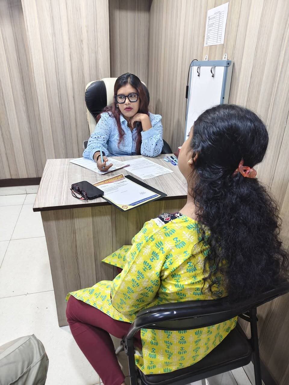 “আপনি প্রতিদিন কী খান, তার হিসাব রাখেন… কিন্তু কখন শেষবার নিজের শরীরের কথা মন দিয়ে শুনেছেন?”
আজ দমদমের চেম্বারে পেসেন্ট দেখার সময় অনেকেই প্রথমেই বলেন—
“ম্যাম, আমার এই সমস্যাটা কীভাবে ঠিক হবে?”
কিন্তু Nutrition Counselling-এর শুরুটা অনেক সময় হয় আরও সহজ একটি প্রশ্ন দিয়ে—
“আপনার প্রতিদিনের জীবনটা কেমন কাটে?”
কারণ আপনার খাবার শুধু আপনার প্লেটের ওপর নির্ভর করে না।আপনার ঘুম, কাজের চাপ, চলাফেরা, খাবারের সময়, জল পান, মানসিক চাপ এবং দৈনন্দিন অভ্যাস—সবকিছুর সঙ্গে আপনার Nutrition জড়িয়ে আছে।
📌 আমার আজকের টিপস,,,,,,,
আজ রাতে ঘুমানোর আগে মাত্র ২ মিনিট সময় নিয়ে ভাবুন,,,,,
👉 আজ আমি কী ভালো করেছি?
👉 কোথায় ভুল হয়েছে?
👉 আগামীকাল কোন একটি অভ্যাস একটু ভালো করতে পারি?
একদিনে জীবনযাত্রা বদলানোর চেষ্টা করবেন না। প্রতিদিন একটি ছোট পরিবর্তন করুন। আজদমদম এর চেম্বারে পেসেন্টদের সঙ্গে এমনই ছোট ছোট বাস্তব পরিবর্তন নিয়ে আলোচনা হলো। 💚
কারণ সুস্থতা কোনো একদিনের Challenge নয়—এটি প্রতিদিনের অভ্যাস।আপনিও যদি নিজের খাবার ও জীবনযাত্রা নিয়ে বারবার বিভ্রান্ত হন, তাহলে নিজে নিজে কঠিন Diet করার বদলে আপনার প্রয়োজন অনুযায়ী সঠিক Nutrition Guidance নিন।
📩 Personalized Diet & Lifestyle Consultation-এর জন্য যোগাযোগ করতে পারেন।
— পুষ্টিবিদ চন্দ্রিমা দে
U & URS NUTRITIONIST
#NutritionTips #পুষ্টিবিদ #PatientCounselling
#Health #HealthyLifestyle #HealthTips #Nutrition #NutritionTips #HealthyEating #BalancedDiet #DietTips #WellnessLifestyle