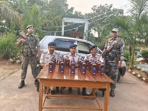 बोकारो में अवैध विदेशी शराब लदी कार जब्त, पुलिस को देख जंगल की ओर भागे तस्कर।
बोकारो पुलिस को अवैध शराब कारोबार के खिलाफ बड़ी सफलता हाथ लगी है। बोकारो जिला के जगरेश्वर विहार थाना प्रभारी प्रकाश यादव के नेतृत्व में गठित टीम ने थाना क्षेत्र में छापेमारी कर सिल्वर रंग की अल्टो कार से 30 बोतल अवैध विदेशी शराब बरामद की है। हालांकि कार सवार दो तस्कर मौके से फरार हो गए, जिनकी गिरफ्तारी के लिए छापेमारी की जा रही है।
पुलिस अधीक्षक कार्यालय बोकारो से जारी प्रेस विज्ञप्ति के अनुसार आज 13 सितंबर 2026 रविवार को समय लगभग 11 बजे दिन में गुप्त सूचना प्राप्त हुई कि जगरेश्वर विहार के तिलैया ग्राम होते हुए रेलवे ओवरब्रिज से एक सिल्वर रंग की अल्टो मारुति सुजुकी जिसका नंबर JH10S-5378 है, में दो व्यक्ति के द्वारा अवैध नकली शराब बोरा में भरकर डिग्गी में ले जाया जा रहा है।सूचना के सत्यापन एवं आवश्यक कार्रवाई हेतु जागेश्वर बिहार थाना प्रभारी प्रकाश यादव के नेतृत्व में ग