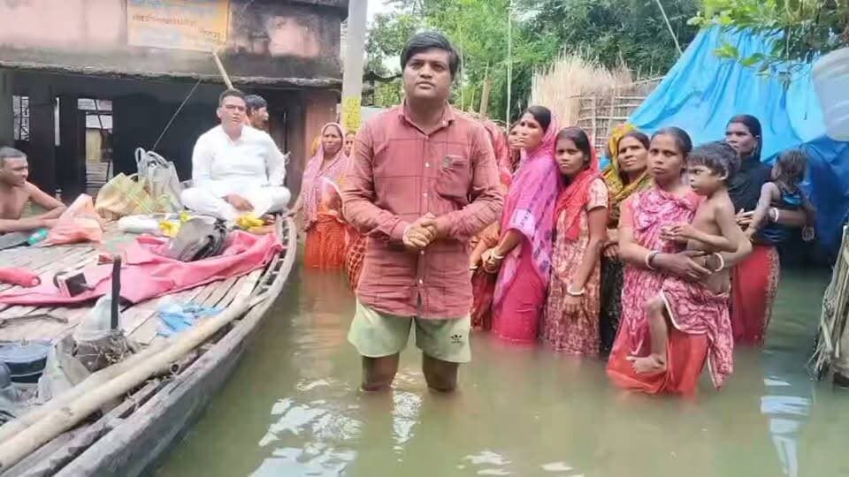जहां पहुंचना भी मुश्किल था, वहां नाव लेकर पहुंचे… तीज व्रतियों के दरवाजे पर पहुंचते ही बदल गया माहौल