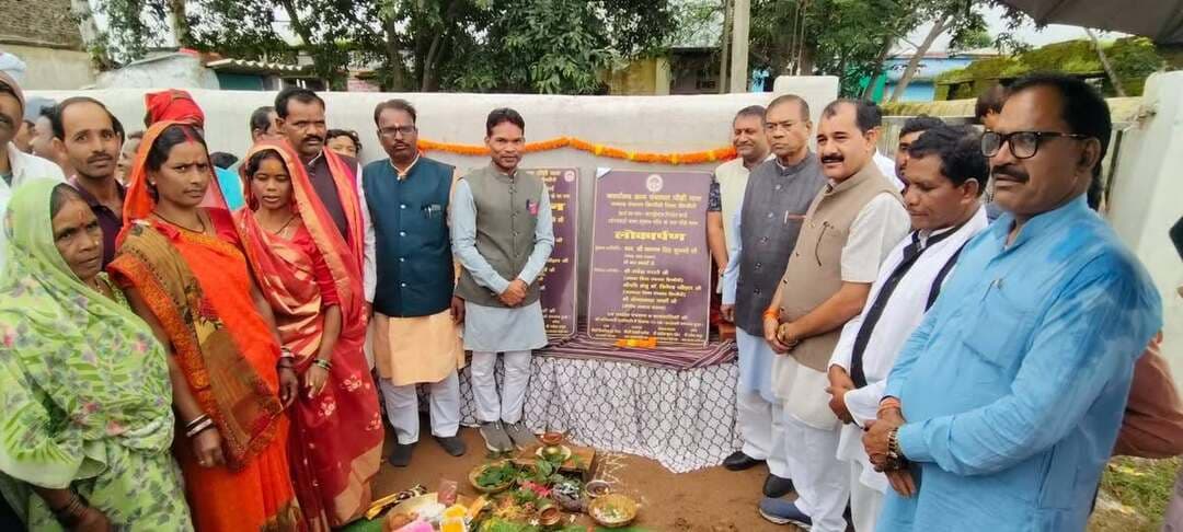*ग्राम पौंडी माल में विकास कार्यों की सौगात, सांसद श्री फग्गन सिंह कुलस्ते ने किया भूमिपूजन एवं लोकार्पण*
*गांवों में मूलभूत सुविधाओं का विस्तार सरकार की प्राथमिकता : सांसद श्री फग्गन सिंह कुलस्ते*
*पौंडी माल में विकास कार्यों की शुरुआत, ग्रामीणों को मिली सड़क एवं आंगनवाड़ी बाउंड्रीवाल की सौगात*
विकासखंड डिंडौरी की ग्राम पंचायत पौंडी माल में सांसद श्री फग्गन सिंह कुलस्ते के मुख्य आतिथ्य में विभिन्न विकास कार्यों के भूमिपूजन एवं लोकार्पण कार्यक्रम का आयोजन किया गया। कार्यक्रम के दौरान ग्राम पंचायत पौंडी माल में हनुमान मंदिर के पास आंगनवाड़ी भवन की बाउंड्रीवाल निर्माण कार्य का लोकार्पण तथा श्री चन्द्रिका प्रसाद गोसांई के घर से श्री भूपत कासिया के घर तक सीसी रोड निर्माण कार्य का भूमिपूजन किया गया।
इस अवसर पर सांसद श्री फग्गन सिंह कुलस्ते ने कहा कि गांवों में मूलभूत सुविधाओं का विस्तार सरकार की प्राथमिकता है। सड़क, आंगनवाड़ी भवन, पेयजल, बिजली सहित अन्य आवश्यक सुविधाओं के विकास से ग्रामीणों के जीवन में सकारात्मक बदलाव आता है। ग्राम पंचायतों में स्वीकृत विकास कार्यों को गुणवत्तापूर्ण एवं समय-सीमा में पूर्ण कराया जाना चाहिए, ताकि आमजन को इनका शीघ्र लाभ मिल सके। उन्होंने कहा कि केंद्र एवं राज्य सरकार द्वारा ग्रामीण क्षेत्रों के विकास के लिए विभिन्न योजनाओं के माध्यम से निरंतर कार्य किए जा रहे हैं। जनप्रतिनिधियों और ग्रामीणों की सहभागिता से गांवों को और अधिक सशक्त एवं विकसित बनाया जा सकता है।
कार्यक्रम में जिला पंचायत अध्यक्ष श्री रूद्रेश परस्ते, रेडक्रॉस समिति के अध्यक्ष श्री नरेन्द्र राजपूत, सहित सरपंच, स्थानीय जनप्रतिनिधि एवं बड़ी संख्या में ग्रामीणजन उपस्थित रहे।
#Dindori #PondiMal #FagganSinghKulaste #DevelopmentWorks #RuralDevelopment #VillageDevelopment #RoadDevelopment #Anganwadi #MPGovernment #GovernmentSchemes #PublicWelfare #Development #DindoriNews #MadhyaPradesh #JansamparkMP