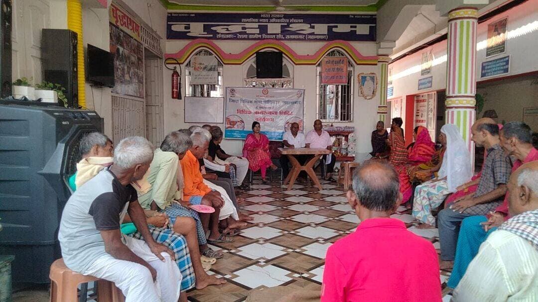 विधिक अधिकारों और सेवाओं की जानकारी देने को चला जागरूकता अभियान
जहानाबाद : आमजनों को उनके विधिक अधिकारों, निःशुल्क कानूनी सहायता और विभिन्न कल्याणकारी योजनाओं की जानकारी देने के उद्देश्य से जिले के विभिन्न प्रखंडों में विधिक जागरूकता कार्यक्रम आयोजित किए गए। जिला एवं सत्र न्यायाधीश विकास कुमार एवं जिला विधिक सेवा प्राधिकार के सचिव ब्रजेश कुमार के निर्देश पर आयोजित इन कार्यक्रमों के माध्यम से लोगों को कानूनी प्रावधानों और उपलब्ध विधिक सेवाओं की जानकारी दी गई।
जहानाबाद स्थित वृद्धाश्रम में आश्रय गृहों में रहने वाली विधवाओं एवं वृद्ध महिलाओं के लिए विशेष विधिक जागरूकता कार्यक्रम आयोजित किया गया। पैनल अधिवक्ता जितेंद्र कुमार सक्सेना एवं पारा विधिक स्वयंसेवक शशि भूषण कुमार सिंह ने महिलाओं को उनके विधिक अधिकार, निःशुल्क विधिक सहायता और न्याय तक आसान पहुंच के संबंध में जानकारी दी। कानूनी समस्या होने पर जिला विधिक सेवा प्राधिकार से संपर्क करने की प्रक्रिया भी बताई गई।
वहीं, स्थायी लोक अदालत (लोक उपयोगिता सेवाएं) को लेकर रतनी-फरीदपुर प्रखंड क्षेत्र में पारा विधिक स्वयंसेवक अरुण कुमार सिंह एवं विमल कुमार ने जागरूकता अभियान चलाया। लोगों को लोक उपयोगिता सेवाओं से जुड़े विवादों के सरल एवं सुलभ समाधान में स्थायी लोक अदालत की भूमिका के बारे में बताया गया।
इसके अलावा आगामी एक अक्टूबर से 31 दिसंबर तक प्रस्तावित मध्यस्थता अभियान को लेकर मखदुमपुर में सीता कुमारी एवं पूजा कुमारी तथा हुलासगंज में अशोक प्रसाद एवं सुरेश सिंह ने जागरूकता अभियान चलाया। अभियान का उद्देश्य राष्ट्रीय विधिक सेवा प्राधिकरण की योजनाओं का लाभ अधिक से अधिक लोगों तक पहुंचाना है।