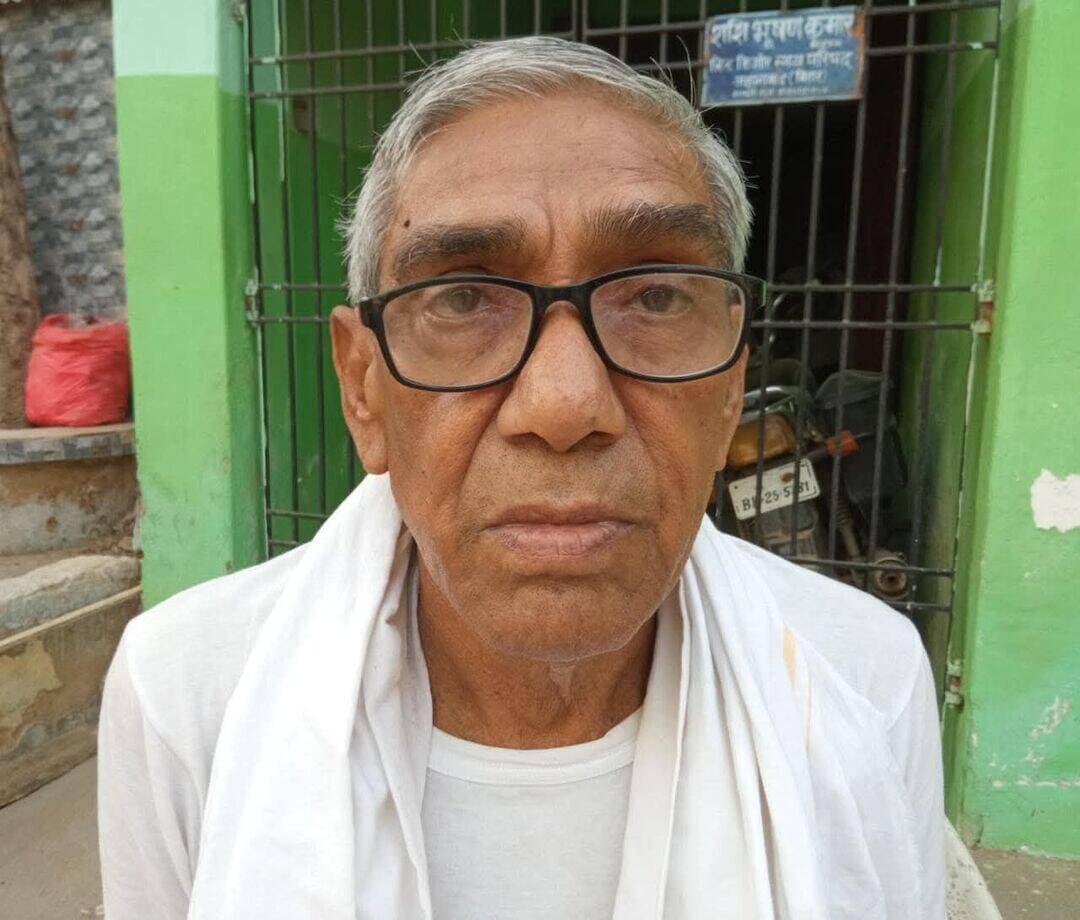 जदयू के संस्थापक सदस्य व पूर्व जिलाध्यक्ष जगदीश प्रसाद कुशवाहा का निधन
जहानाबाद : जनता दल यूनाइटेड के संस्थापक सदस्यों में शामिल एवं जहानाबाद जदयू के पूर्व जिलाध्यक्ष जगदीश प्रसाद कुशवाहा का पटना के एक अस्पताल में इलाज के दौरान निधन हो गया। उनके निधन की खबर मिलते ही जिले के राजनीतिक और सामाजिक क्षेत्र में शोक की लहर दौड़ गई। जदयू नेताओं और कार्यकर्ताओं ने उनके निधन को पार्टी और समाज के लिए अपूरणीय क्षति बताया।
जगदीश प्रसाद कुशवाहा ने अपने लंबे सार्वजनिक जीवन में संगठन और समाज के लिए लगातार कार्य किया। जहानाबाद में जदयू संगठन को मजबूत करने तथा पार्टी की विचारधारा को आम लोगों तक पहुंचाने में उनकी महत्वपूर्ण भूमिका रही। संगठन के कठिन दौर में भी वे कार्यकर्ताओं के साथ मजबूती से खड़े रहे। सरल, सहज और मिलनसार व्यवहार के कारण कार्यकर्ताओं के बीच उनका विशेष सम्मान था।
जदयू जिलाध्यक्ष प्रो. सुशील कुमार सिन्हा ने उनके निधन पर गहरी संवेदना व्यक्त करते हुए कहा कि कुशवाहा का निधन जहानाबाद के राजनीतिक और सामाजिक क्षेत्र की बड़ी क्षति है। उन्होंने अपना जीवन संगठन और समाज की सेवा में लगाया। वे कार्यकर्ताओं के लिए वरिष्ठ नेता के साथ-साथ मार्गदर्शक और अभिभावक की भूमिका में रहे।
जिला प्रवक्ता रजनीश कुमार बिकु ने कहा कि जगदीश प्रसाद कुशवाहा जैसे वरिष्ठ नेताओं के त्याग और समर्पण से पार्टी संगठन को मजबूत आधार मिला। उनके निधन से पार्टी को ऐसी क्षति हुई है, जिसकी भरपाई संभव नहीं है।
प्रदेश महासचिव राजू सिंह, प्रदेश सचिव दिलीप कुशवाहा, सुनीता कुमारी, निरंजन केशव, रंगनाथ शर्मा, जिला उपाध्यक्ष संजय सिंह, नरेंद्र किशोर, कुंदन विमल, बैजनाथ शर्मा, मधेश्वर यादव, शंकरदेव वर्मा, मुरारी यादव, पंकज गुड्डू, मनीष शर्मा, अयोध्या निषाद, रणधीर पटेल, विनय विद्यार्थी, रामप्रवेश कुशवाहा, चंपक शर्मा, प्रेम कुमार पप्पू और इकबाल अहमद समेत जदयू के नेताओं व कार्यकर्ताओं ने शोक व्यक्त किया। सभी ने दिवंगत नेता के योगदान को याद करते हुए शोकाकुल परिवार के प्रति संवेदना जताई।