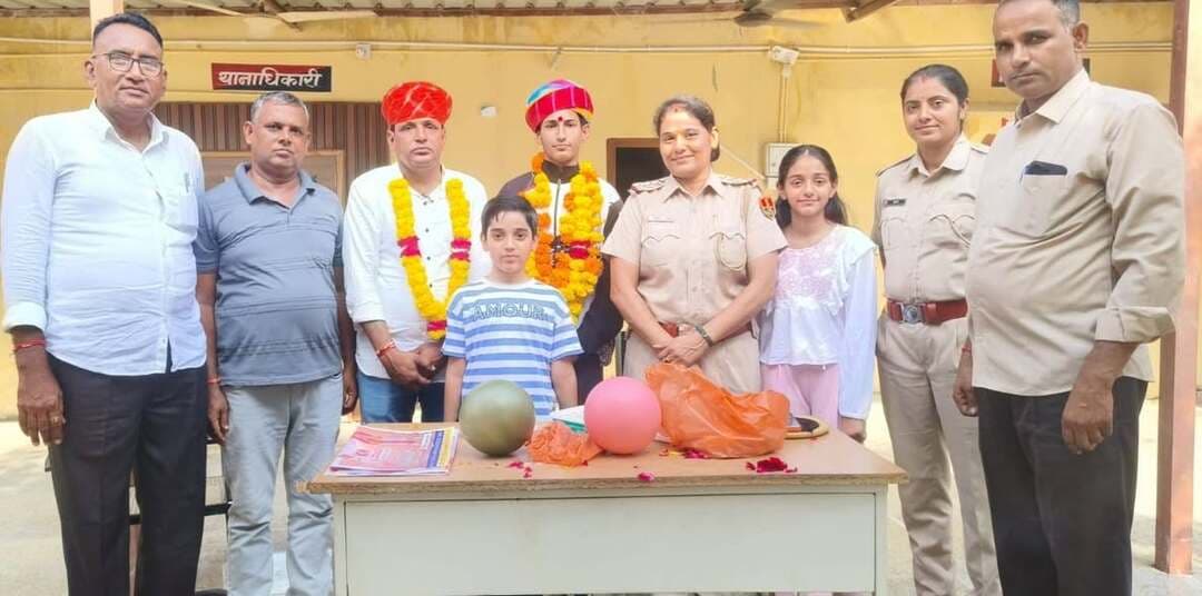 जालोर के अनिल का भारतीय ग्रेपलिंग कैंप में चयन : जालोर। वीर वीरमदेव स्पोर्ट्स अकादमी के खिलाड़ी अनिल पुत्र किशोर कुमार का अंतरराष्ट्रीय ग्रेपलिंग प्रतियोगिता के लिए भारतीय कैंप में चयन हुआ है। वर्ल्ड ग्रेपलिंग एसोसिएशन की ओर से 19 से 21 सितंबर तक इस्तांबुल (तुर्की) में प्रतियोगिता होगी, जिसमें राजस्थान के दो खिलाड़ियों का चयन हुआ है। प्रतियोगिता की तैयारी के लिए 14 से 19 सितंबर तक गुड़गांव में भारतीय कैंप आयोजित किया जा रहा है, जिसमें शामिल होने अनिल 13 सितंबर को रवाना हुए।
अनिल की उपलब्धि पर रोटरी क्लब जालोर और महिला थाना जालोर ने सम्मान समारोह आयोजित कर माला-साफा पहनाकर सम्मान किया और शुभकामनाएं दीं। राजस्थान ग्रेपलिंग संघ सहित खेलप्रेमियों ने अनिल को अंतरराष्ट्रीय प्रतियोगिता में शानदार प्रदर्शन और उज्ज्वल भविष्य के लिए शुभकामनाएं दीं।