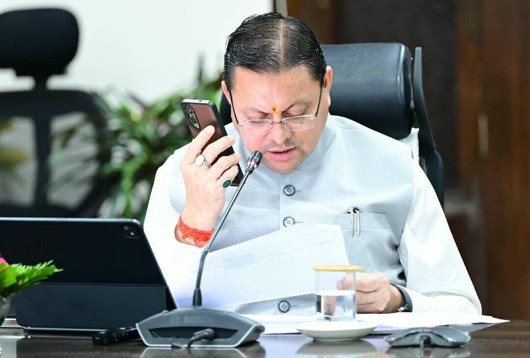 🚨सीएम हेल्पलाइन की शिकायतों पर धामी के सख्त निर्देश, बोले- सिर्फ पोर्टल पर बंद नहीं, समस्या का हो वास्तविक समाधान
देहरादून। मुख्यमंत्री पुष्कर सिंह धामी ने सोमवार को सचिवालय में सीएम हेल्पलाइन 1905 की समीक्षा की। उन्होंने अधिकारियों को जन शिकायतों का त्वरित, समयबद्ध और संतोषजनक निस्तारण सुनिश्चित करने के निर्देश दिए।
मुख्यमंत्री ने कहा कि शिकायतों को केवल पोर्टल पर बंद करने तक कार्रवाई सीमित न रहे, बल्कि शिकायतकर्ता की समस्या का वास्तविक समाधान होना चाहिए। जिन जिलों में किसी विशेष प्रकृति की शिकायतें अधिक आ रही हैं, वहां जिलाधिकारी संबंधित विभागों के साथ समीक्षा कर स्थायी समाधान सुनिश्चित करें।
उन्होंने जिलाधिकारियों को तहसीलों का औचक निरीक्षण करने और दाखिल-खारिज के मामलों के समयबद्ध निस्तारण की समीक्षा करने के निर्देश दिए। भूमि धोखाधड़ी से जुड़ी शिकायतों को प्राथमिकता से निपटाने को भी कहा।
पेयजल को शीर्ष प्राथमिकता देते हुए मुख्यमंत्री ने पाइपलाइन और सीवर लाइनों का 15 दिन के भीतर ऑडिट कर रिपोर्ट प्रस्तुत करने के निर्देश दिए। पानी की आपूर्ति में व्यवधान और लीकेज जैसी समस्याओं का तत्काल समाधान करने को कहा गया।
मुख्यमंत्री ने 30 दिन से अधिक समय से लंबित शिकायतों की नियमित समीक्षा और 180 दिन से अधिक पुराने मामलों के शीघ्र निस्तारण पर विशेष ध्यान देने को कहा। साथ ही शिकायतों को अनावश्यक रूप से ‘स्पेशल क्लोज’ या ‘फोर्स क्लोज’ नहीं करने के निर्देश दिए।
समीक्षा के दौरान मुख्यमंत्री ने कुछ शिकायतकर्ताओं से फोन पर बात कर समस्याओं की वास्तविक स्थिति जानी। चिकित्सा प्रतिपूर्ति, परित्यक्ता पेंशन और पेयजल से जुड़ी शिकायतों पर संबंधित अधिकारियों को तत्काल कार्रवाई के निर्देश दिए गए। वहीं, स्ट्रीट लाइट और छात्रवृत्ति संबंधी शिकायतों के समाधान पर मुख्यमंत्री ने अधिकारियों की कार्रवाई की जानकारी भी ली।
मुख्यमंत्री ने कहा कि अच्छा कार्य करने वाले अधिकारियों और कर्मचारियों को प्रोत्साहित किया जाए, जबकि शिकायतों के निस्तारण में लापरवाही और अनावश्यक देरी पर जवाबदेही तय की जाएगी।
#Uttarakhand #CMHelpline1905 #PushkarSinghDhami #Dehradun #NewsMafiya