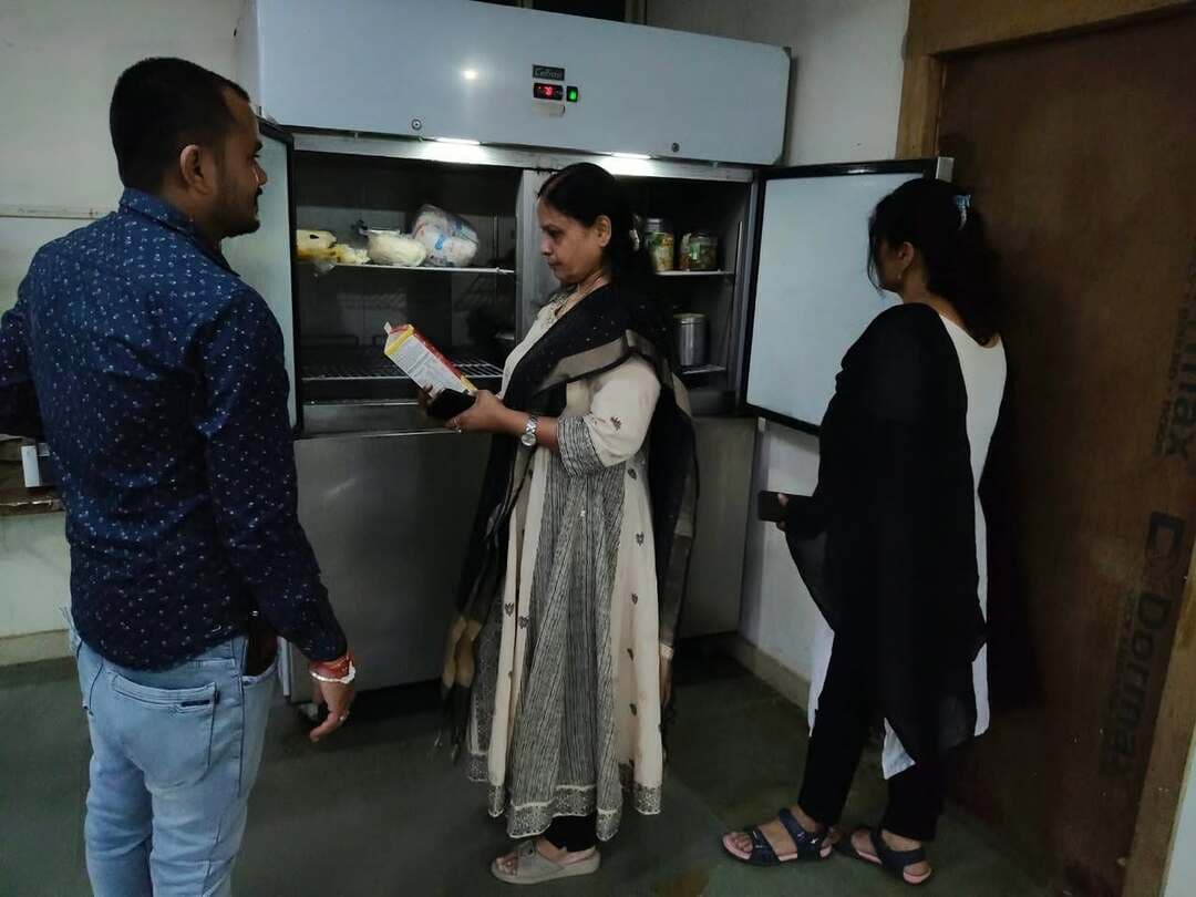 होटल एवं रेस्टोरेंटों में खाद्य सुरक्षा मानकों की जांच, सोयाबीन तेल का नमूना लिया
..
खाद्य प्रतिष्ठानों में स्वच्छता, खाद्य पदार्थों के सुरक्षित भंडारण एवं अनुज्ञप्ति की हुई जांच, संचालकों को दिए आवश्यक निर्देश
..
कलेक्टर श्री अंशुल गुप्ता के निर्देशन में जिले में खाद्य पदार्थों की गुणवत्ता एवं सुरक्षा सुनिश्चित करने के लिए खाद्य प्रतिष्ठानों के निरीक्षण की कार्यवाही निरंतर जारी है। इसी क्रम में रविवार को जिले के खाद्य सुरक्षा अधिकारी द्वारा विदिशा शहर के विभिन्न होटल एवं रेस्टोरेंटों का निरीक्षण किया गया। खाद्य सुरक्षा अधिकारी ने कृष्णा स्वीट्स एंड रेस्टोरेंट, सैफ्रन रेस्टोरेंट, ग्रांड भेलसा होटल एवं रिवर साइड मीडो सहित विभिन्न खाद्य प्रतिष्ठानों का निरीक्षण किया गया। निरीक्षण के दौरान प्रतिष्ठानों में खाद्य पदार्थों की गुणवत्ता, स्वच्छता व्यवस्था, खाद्य सामग्री के सुरक्षित भंडारण, खाद्य अनुज्ञप्ति तथा खाद्य सुरक्षा एवं मानक अधिनियम के प्रावधानों के पालन की जांच की गई।
निरीक्षण के दौरान खाद्य सुरक्षा अधिकारी ने प्रतिष्ठान संचालकों को खाद्य पदार्थों के रख-रखाव एवं निर्माण में स्वच्छता का विशेष ध्यान रखने, खाद्य सामग्री का सुरक्षित भंडारण सुनिश्चित करने तथा खाद्य सुरक्षा संबंधी निर्धारित मानकों का पालन करने के निर्देश दिए। साथ ही उपभोक्ताओं को सुरक्षित, स्वच्छ एवं गुणवत्तायुक्त खाद्य सामग्री उपलब्ध कराने के लिए आवश्यक सावधानियां बरतने को कहा गया।
कृष्णा स्वीट्स एंड रेस्टोरेंट से सोयाबीन तेल का नमूना लिया गया, जिसे गुणवत्ता परीक्षण के लिए प्रयोगशाला भेजे जाने की कार्रवाई की जा रही है। प्रयोगशाला से प्राप्त जांच रिपोर्ट के आधार पर खाद्य सुरक्षा एवं मानक अधिनियम के प्रावधानों के तहत नियमानुसार आगामी कार्रवाई की जाएगी। खाद्य सुरक्षा प्रशासन द्वारा जिले में खाद्य पदार्थों की गुणवत्ता एवं सुरक्षा बनाए रखने के उद्देश्य से खाद्य प्रतिष्ठानों की नियमित जांच एवं नमूना संग्रहण की कार्रवाई निरंतर जारी रखी जाएगी। ताकि उपभोक्ताओं को सुरक्षित एवं गुणवत्तायुक्त खाद्य सामग्री उपलब्ध कराने में खाद्य सुरक्षा मानकों का प्रभावी पालन सुनिश्चित हो सकें। #Vidisha