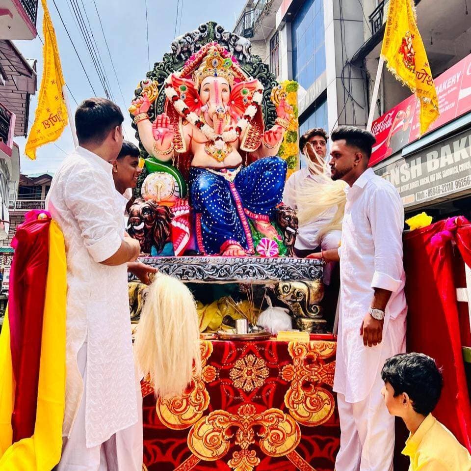 जोगिंद्रनगर में आज विराजेंगे गणपति महाराज, 14 से 25 सितंबर तक चलेगा बाल गणपति महोत्सव
जोगिंद्रनगर/सुनील कुमार।
बाल गणपति महोत्सव समिति जोगिंद्रनगर की ओर से आयोजित तेरहवें बाल गणपति महोत्सव का शुभारंभ आज 14 सितंबर से होने जा रहा है। महोत्सव के तहत गणपति महाराज की भव्य प्रतिमा की स्थापना पंडाल में की जाएगी। समिति की ओर से महोत्सव को लेकर तैयारियां पूरी कर ली गई हैं तथा श्रद्धालुओं के लिए विभिन्न धार्मिक कार्यक्रमों का आयोजन किया जाएगा।
समिति की ओर से जारी कार्यक्रम के अनुसार 14 सितंबर को प्रातः 10 बजे के बाद नगर परिक्रमा निकाली जाएगी। इसके उपरांत दोपहर 1 बजे पंडाल में गणपति महाराज की विधिवत स्थापना की जाएगी। गणपति महोत्सव के दौरान प्रतिदिन श्रद्धालुओं के लिए विशेष पूजा-अर्चना और आरती का आयोजन होगा।
कार्यक्रम के तहत गणपति जी की प्रातःकालीन आरती सुबह 8:30 बजे तथा सायंकालीन आरती शाम 7:30 बजे होगी। वहीं, श्रद्धालुओं के लिए 14 सितंबर से 24 सितंबर तक प्रतिदिन रात 8 से 10 बजे तक विशाल भंडारे का आयोजन किया जाएगा। समिति ने श्रद्धालुओं से परिवार सहित पहुंचकर भंडारे का प्रसाद ग्रहण करने तथा गणपति महाराज का आशीर्वाद प्राप्त करने का आह्वान किया है।
महोत्सव के अंतिम दिन 24 सितंबर को रात 7:30 बजे पंडाल में महाआरती का आयोजन किया जाएगा। इसके बाद 25 सितंबर को प्रातः 11 बजे नगर परिक्रमा निकाली जाएगी। गणपति महाराज की प्रतिमा का विसर्जन 25 सितंबर को शाम 5 बजे बड़ौंण (भराडू) में किया जाएगा।
बाल गणपति महोत्सव समिति प्रधान राज ठाकुर, सचिव सुनील कुमार सोनू एवं उप प्रधान अजय बावा ने श्रद्धालुओं से महोत्सव में बढ़-चढ़कर भाग लेने और आयोजन को सफल बनाने में सहयोग देने की अपील की है। समिति के अनुसार हर वर्ष की भांति इस बार भी महोत्सव को और अधिक भव्य रूप देने के प्रयास किए जा रहे हैं।
