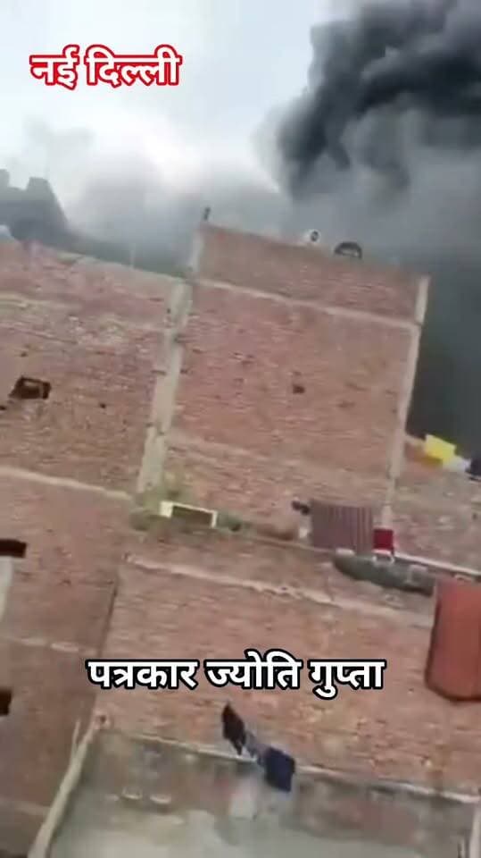 рджрд┐рд▓реНрд▓реА рдХреЗ рд╕реНрд╡рд░реВрдк рдирдЧрд░ рдореЗрдВ рд╕реНрдкреЛрд░реНрдЯреНрд╕ рдЧреБрдбреНрд╕ рдлреИрдХреНрдЯреНрд░реА рдореЗрдВ рднреАрд╖рдг рдЖрдЧ, рджрд╣рд╢рдд рдореЗрдВ рдЗрдорд╛рд░рдд рд╕реЗ рдХреВрджреЗ рд▓реЛрдЧ; 6 рдШрд╛рдпрд▓
рдирдИ рджрд┐рд▓реНрд▓реАред рд░рд╛рдЬрдзрд╛рдиреА рджрд┐рд▓реНрд▓реА рдХреЗ рд╕реНрд╡рд░реВрдк рдирдЧрд░ рдХреНрд╖реЗрддреНрд░ рдХреА рдЧрд▓реА рдирдВрдмрд░-2 рд╕реНрдерд┐рдд рдПрдХ рд╕реНрдкреЛрд░реНрдЯреНрд╕ рдЧреБрдбреНрд╕ рдлреИрдХреНрдЯреНрд░реА рдореЗрдВ рд░рд╡рд┐рд╡рд╛рд░ рдХреЛ рднреАрд╖рдг рдЖрдЧ рд▓рдЧрдиреЗ рд╕реЗ рдЗрд▓рд╛рдХреЗ рдореЗрдВ рдЕрдлрд░рд╛-рддрдлрд░реА рдордЪ рдЧрдИред рдлреИрдХреНрдЯреНрд░реА рдореЗрдВ рдЬреВрдбреЛ рдбреНрд░реЗрд╕ рдФрд░ рдмреЙрдХреНрд╕рд┐рдВрдЧ рдЧреНрд▓рд╡реНрд╕ рдмрдирд╛рдП рдЬрд╛рддреЗ рдереЗред рдЖрдЧ рдХреА рд▓рдкрдЯреЗрдВ рдФрд░ рдзреБрдЖрдВ рддреЗрдЬреА рд╕реЗ рдлреИрд▓рдиреЗ рдкрд░ рдЖрд╕рдкрд╛рд╕ рдХреА рдЗрдорд╛рд░рддреЛрдВ рдореЗрдВ рд░рд╣рдиреЗ рд╡рд╛рд▓реЗ рд▓реЛрдЧреЛрдВ рдореЗрдВ рджрд╣рд╢рдд рдлреИрд▓ рдЧрдИред
рдкреНрд░рддреНрдпрдХреНрд╖рджрд░реНрд╢рд┐рдпреЛрдВ рдХреЗ рдЕрдиреБрд╕рд╛рд░, рдЖрдЧ рд╕реЗ рдШрдмрд░рд╛рдХрд░ рд╕рд╛рдордиреЗ рдХреА рдЗрдорд╛рд░рдд рдореЗрдВ рдореМрдЬреВрдж рдХреБрдЫ рд▓реЛрдЧреЛрдВ рдиреЗ рдЬрд╛рди рдмрдЪрд╛рдиреЗ рдХреЗ рд▓рд┐рдП рдКрдВрдЪрд╛рдИ рд╕реЗ рдЫрд▓рд╛рдВрдЧ рд▓рдЧрд╛ рджреАред рдЗрд╕ рджреМрд░рд╛рди рдорд╣рд┐рд▓рд╛рдУрдВ рдФрд░ рдмрдЪреНрдЪреЛрдВ рд╕рд╣рд┐рдд рдХреБрд▓ рдЫрд╣ рд▓реЛрдЧ рдШрд╛рдпрд▓ рд╣реЛ рдЧрдПред рд╕рднреА рдШрд╛рдпрд▓реЛрдВ рдХреЛ рддрддреНрдХрд╛рд▓ рдЕрд╕реНрдкрддрд╛рд▓ рдкрд╣реБрдВрдЪрд╛рдпрд╛ рдЧрдпрд╛, рдЬрд╣рд╛рдВ рдЙрдирдХреА рд╣рд╛рд▓рдд рдЦрддрд░реЗ рд╕реЗ рдмрд╛рд╣рд░ рдмрддрд╛рдИ рдЬрд╛ рд░рд╣реА рд╣реИред