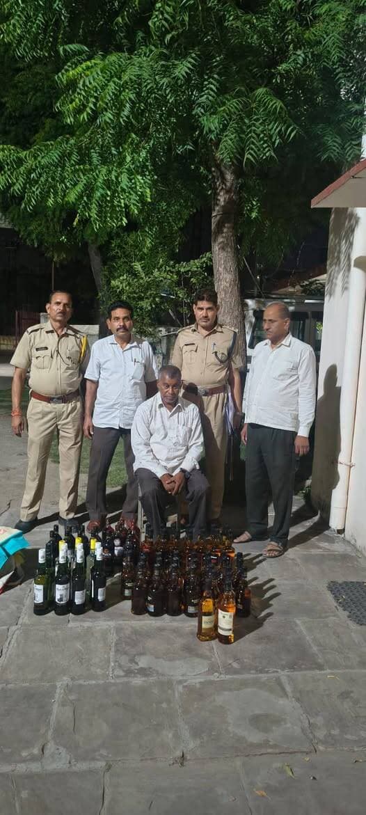 आबकारी आयुक्त के निर्देशन में
14 से 30 सितंबर तक विशेष निरोधात्मक अभियान
प्रदेश में अवैध मदिरा पर कार्रवाई, वॉश एवं भट्टियां नष्ट
उदयपुर, 14 सितंबर। आबकारी आयुक्त नमित मेहता के निर्देशानुसार प्रदेश में अवैध मदिरा निर्माण, भण्डारण, परिवहन एवं विक्रय पर रोकथाम के लिए 14 से 30 सितंबर तक विशेष निरोधात्मक अभियान चलाया गया है। इस अभियान के तहत नाकाबंदी, गश्त, दबिश की प्रभावी कार्यवाही करते हुए प्रदेश में अवैध मदिरा पर प्रभावी कार्रवाई की जा रही है।
आबकारी आयुक्त नमित मेहता के निर्देशन में जीरो टॉलरेंस की नीति अपनाते हुए अन्य राज्य की शराब की तस्करी, अवैध मदिरा के निर्माण, परिवहन व विक्रय पर आबकारी निरोधक टीमों द्वारा प्रभावी कार्यवाही की जा रही है। नागौर के परबतसर थाना क्षेत्र में दबिश देकर 200 लीटर स्प्रिट से भरा ड्रम जब्त कर अभियोग दर्ज किया गया। पाली में रेलवे पुलिस के साथ संयुक्त कार्रवाई में आबकारी दल ने 50 बोतल अंग्रेजी शराब फोर सेल इन हरियाणा जब्त कर अभियोग दर्ज किया। हनुमानगढ़ के थाना भादरा में एक मोटरसाईकल से 31 देशी मदिरा के पव्वे जब्त किए। आबकारी थाना संगरिया में अवैध मदिरा प्रकरण में फरार चल रहे 2 अभियुक्तों को गिरफ्तार किया गया। टोंक के आबकारी थाना मालपुरा में 288 देशी मदिरा के पव्वे, देवली में 9 लीटर अवैध हथकड़ शराब, 308 देषी मदिरा के पव्वे, 29 बीयर केन सहित 124 पव्वे अंग्रेजी मदिरा के जब्त कर अभियोग दर्ज किए। केकड़ी के सावर क्षेत्र में 52 लीटर अवैध मदिरा जब्त कर अभियोग दर्ज किया।
इसी प्रकार प्रदेश में समस्त अतिरिक्त आबकारी आयुक्त जोन, आबकारी उपायुक्त, जिला आबकारी अधिकारी, आबकारी निरीक्षक एवं आबकारी निरोधक दल द्वारा अवैध मदिरा के विरूद्ध जीरो टाॅलरेंस की नीति के तहत कार्यवाही की जा रही है।
--00--
प्रमुख शासन सचिव वित्त
जोधपुर में 15 सितंबर को लेंगे समीक्षा बैठक
उदयपुर, 14 सितंबर। प्रमुख शासन सचिव वित्त श्री वैभव गालरिया की अध्यक्षता में जोधपुर के मारवाड़ इंटरनेशनल सेंटर में जोधपुर जोन के समस्त आबकारी अधिकारियों की बैठक मंगलवार, 15 सितंबर 2026 को दोपहर एक बजे से ली जाएगी। बैठक में वर्तमान नीतिगत प्रावधानों के तहत राजस्व लक्ष्यों की प्रगति, मदिरा उठाव, बकाया वसूली एवं निरोधात्मक कार्यवाहियों आदि के तहत समीक्षा की जाएगी। इस बैठक में जोधपुर जोन के अतिरिक्त आबकारी आयुक्त, उपायुक्त आबकारी निरोधक दल, समस्त जिला आबकारी अधिकारी, सहायक आबकारी अधिकारी सामान्य एवं निरोधक दल शामिल होंगे। उक्त जानकारी अतिरिक्त आबकारी आयुक्त प्रशासन प्रदीप सिंह सांगावत ने दी।
--00--
फोटो केप्शन-
1-3- प्रदेश में आबकारी निरोधक दलों की कार्रवाई।