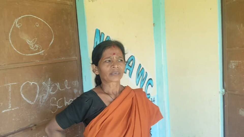 অঙ্গনওয়াড়ি কেন্দ্রে দুঃসাহসিক চুরি, উধাও দুই সিলিন্ডার-ইনভার্টার-সোলারের তার।
*বারবার তালা নড়চড়ের অভিযোগ, সন্ধ্যার পর বসে ‘বাজে আড্ডা’—নিরাপত্তা নিয়ে আতঙ্কে এলাকাবাসী*
কমলপুর মহকুমার অন্তর্গত কচুছড়া থানার কবিরাজ টিলা এলাকায় সালেমা কলোনি নং-২ অঙ্গনওয়াড়ি কেন্দ্রে দুঃসাহসিক চুরির ঘটনায় চাঞ্চল্য ছড়িয়েছে। জানা গেছে, রাতের অন্ধকারে অঙ্গনওয়াড়ি কেন্দ্রের তালা ভেঙে ভিতরে ঢুকে চোরের দল দুটি গ্যাস সিলিন্ডার, একটি ইনভার্টার এবং সোলার ব্যবস্থার তার নিয়ে চম্পট দিয়েছে। সোমবার সকালে প্রতিদিনের মতো অঙ্গনওয়াড়ি কেন্দ্রে এসে দিদিমণি দরজার তালা ভাঙা অবস্থায় দেখতে পান। পরে ভিতরে ঢুকে বিভিন্ন সামগ্রী ছড়িয়ে-ছিটিয়ে থাকতে দেখে বিষয়টি বুঝতে পারেন তিনি। সঙ্গে সঙ্গে আশপাশের মানুষজনকে খবর দেওয়ার পাশাপাশি কচুছড়া থানার পুলিশ ও সংশ্লিষ্ট গ্রাম পঞ্চায়েতের প্রধানকে বিষয়টি জানানো হয়। খবর পেয়ে পঞ্চায়েতের প্রধানসহ স্থানীয়রা ঘটনাস্থলে পৌঁছান এবং পরবর্তীতে কচুছড়া থানার পুলিশও সেখানে এসে ভাঙা তালা ও কেন্দ্রের ভিতরের পরিস্থিতি খতিয়ে দেখে। তবে ঠিক কখন এবং কীভাবে চোরেরা অঙ্গনওয়াড়ি কেন্দ্রে প্রবেশ করল এবং কারা এই ঘটনার সঙ্গে জড়িত, তা এখনও স্পষ্ট নয়। ঘটনার তদন্ত শুরু করেছে কচুছড়া থানার পুলিশ। এদিকে চুরির ঘটনাকে কেন্দ্র করে স্থানীয়দের মধ্যে আতঙ্কের পাশাপাশি ক্ষোভও তৈরি হয়েছে। অঙ্গনওয়াড়ি কেন্দ্রের দিদিমণির দাবি, চুরির ঘটনা ঘটার আগেও বেশ কিছুদিন ধরে কেন্দ্রের তালা নিয়ে অস্বাভাবিক পরিস্থিতি লক্ষ্য করা যাচ্ছিল। কখনও তালা নড়চড় অবস্থায়, আবার কখনও তালা বাঁকানো অবস্থায় দেখা যেত বলে জানান তিনি। কিন্তু বিষয়টি নিয়ে কার্যকর নিরাপত্তা ব্যবস্থা নেওয়া হয়েছিল কি না, তা নিয়েও প্রশ্ন উঠছে। স্থানীয় বাসিন্দাদের অভিযোগ, সন্ধ্যার পর অঙ্গনওয়াড়ি কেন্দ্রের আশপাশে বিভিন্ন ধরনের আড্ডা বসে এবং রাতের দিকে এলাকাটি অনেকটাই নির্জন হয়ে পড়ে। তাঁদের আশঙ্কা, এই সুযোগকেই কাজে লাগিয়ে দুষ্কৃতীরা অঙ্গনওয়াড়ি কেন্দ্রটিকে নিশানা করে থাকতে পারে। যদিও সন্ধ্যার পর কারা সেখানে আড্ডা দেয় এবং তাদের সঙ্গে চুরির ঘটনার কোনও যোগসূত্র রয়েছে কি না, তা এখনও নিশ্চিত নয়। অন্যদিকে চুরির ঘটনার সঙ্গে সামনে এসেছে কেন্দ্রটির দীর্ঘদিনের নানা সমস্যাও। দিদিমণির অভিযোগ, দীর্ঘদিন ধরে কেন্দ্রে কোনও হেল্পার নেই। ফলে একাই শিশুদের দেখাশোনা, পড়াশোনা এবং কেন্দ্রের অন্যান্য কাজ সামলাতে হচ্ছে তাঁকে। এর পাশাপাশি পানীয় জলের সমস্যাও রয়েছে বলে জানা গেছে। কেন্দ্রে জলের ব্যবস্থা থাকলেও সেই জল ব্যবহার নিয়ে সমস্যা থাকায় শিশুদের বাড়ি থেকে বোতলে করে জল নিয়ে আসতে হয় বলে অভিযোগ। ফলে একদিকে অঙ্গনওয়াড়ি কেন্দ্রের নিরাপত্তা নিয়ে প্রশ্ন, অন্যদিকে কর্মীর ঘাটতি ও পানীয় জলের সমস্যা—সব মিলিয়ে সালেমা কলোনি নং-২ অঙ্গনওয়াড়ি কেন্দ্রের পরিষেবা ও পরিকাঠামো নিয়ে নতুন করে প্রশ্ন উঠেছে। এলাকাবাসীর দাবি, চুরি যাওয়া সামগ্রী উদ্ধারের পাশাপাশি অঙ্গনওয়াড়ি কেন্দ্রটির নিরাপত্তা ব্যবস্থা জোরদার করতে হবে এবং সন্ধ্যার পর কেন্দ্রের আশপাশে নজরদারি বাড়াতে হবে। ঘটনার তদন্তে কচুছড়া থানার পুলিশ। সালেমা থেকে পলাশ নমঃশূদ্রের রিপোর্ট।