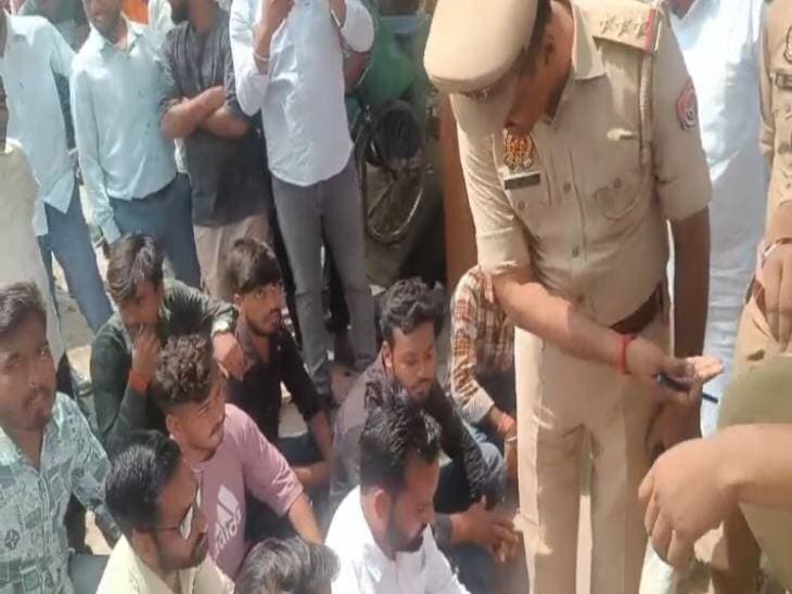 *हिंदू-युवा-वाहिनी ने तिलहर थाने पर दिया धरना:* अभद्र-टिप्पणी में पुलिस पर कार्रवाई न करने का आरोप, 3 अगस्त से नहीं दर्ज हुई FIR।