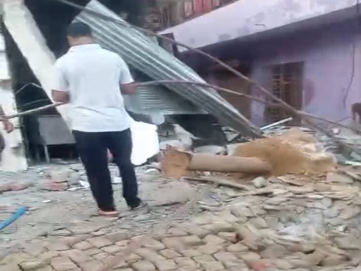 *अनियंत्रित DCM रेलिंग तोड़कर दुकान में घुसी:* शाहजहांपुर में हार्डवेयर दुकान क्षतिग्रस्त; 15 लाख का सामान बर्बाद, थाना सिंधौली क्षेत्र में हुआ हादसा।