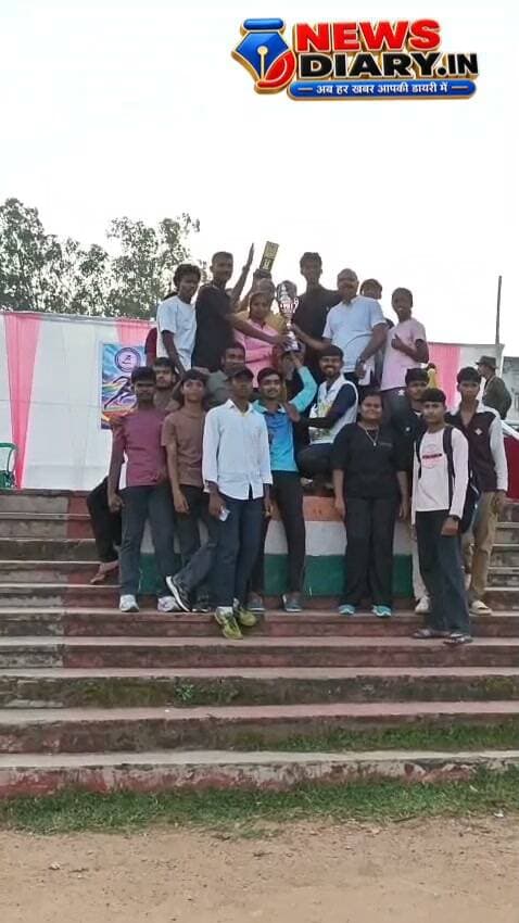9वीं कोडरमा जिला एथलेटिक्स चैंपियनशिप का हुआ भव्य समापन
करीब 200 खिलाड़ियों ने लिया हिस्सा, विभिन्न स्पर्धाओं में खिलाड़ियों ने दिखाया दमखम
झुमरी तिलैया। कोडरमा जिला एथलेटिक्स संघ के तत्वावधान में जे.जे. कॉलेज, झुमरी तिलैया में आयोजित 9वीं कोडरमा जिला एथलेटिक्स चैंपियनशिप 2026 का सफलतापूर्वक समापन हुआ।
प्रतियोगिता में जिले के विभिन्न क्षेत्रों से करीब 200 खिलाड़ियों ने भाग लिया। खिलाड़ियों ने ट्रायथलॉन, दौड़, लंबी कूद, ऊंची कूद एवं शॉट पुट सहित विभिन्न स्पर्धाओं में अपनी प्रतिभा का प्रदर्शन किया।
प्रतियोगिता के दौरान खिलाड़ियों के बीच कड़ा मुकाबला देखने को मिला।
अंडर-14 बालक वर्ग के
ट्रायथलॉन-ए में
रिशु रंजन ने स्वर्ण, अयान राज यादव ने रजत और लोकेश कुमार यादव ने कांस्य पदक प्राप्त किया।
ट्रायथलॉन-बी में
अमन कुमार सिंह स्वर्ण, करण कुमार रजत और पवन कुमार कांस्य पदक विजेता रहे।
वहीं ट्रायथलॉन-सी में
विवेक कुमार ने स्वर्ण, गोपाल कुमार ने रजत तथा श्रेयांश शाह ने कांस्य पदक हासिल किया।
अंडर-14 बालिका वर्ग में भी शानदार प्रदर्शन
अंडर-14 बालिका वर्ग के
ट्रायथलॉन-ए में माही कुमारी ने स्वर्ण, खुशी कुमारी ने रजत और अनन्या कुमारी ने कांस्य पदक जीता।
ट्रायथलॉन-बी में रोशनी कुमारी स्वर्ण, अन्नपूर्णा गोप रजत एवं अमोली कांस्य पदक विजेता रहीं।
ट्रायथलॉन-सी में सिमरन कुमारी ने स्वर्ण, तानिया कुमारी ने रजत और लक्ष्मी कुमारी ने कांस्य पदक प्राप्त किया।
अंडर-16 बालक वर्ग के
60 मीटर में नित्यानंद ने स्वर्ण, सुभदीप सरकार ने रजत और करण कुमार ने कांस्य पदक जीता।
600 मीटर में अंकित कुमार तिवारी स्वर्ण, अनिल कुमार रजत और सौरभ कुमार कांस्य पदक विजेता रहे।
1500 मीटर में सौरभ कुमार ने स्वर्ण, अनुज कुमार ने रजत तथा प्रिंस कुमार ने कांस्य पदक हासिल किया।
लॉन्ग जंप में नित्यानंद कुमार स्वर्ण, सौरभ कुमार रजत और शुभम कुमार कांस्य पदक विजेता रहे।
शॉट पुट में बादल कुमार यादव ने स्वर्ण, सोनू कुमार ने रजत और आदित्य राज सिंह ने कांस्य पदक प्राप्त किया।
अंडर-16 बालिका वर्ग के
60 मीटर में उषा कुमारी ने स्वर्ण, अमरीन खातून ने रजत और सुषमा कुमारी ने कांस्य पदक जीता।
600 मीटर में प्रीति कुमारी ने स्वर्ण तथा दिव्या कुमारी ने रजत पदक हासिल किया।
हाई जंप में उषा कुमारी स्वर्ण, अनुपमा गोप रजत एवं नैना नैंसी कांस्य पदक विजेता रहीं।
लॉन्ग जंप में अमरीन खातून ने स्वर्ण, प्रीति कुमारी ने रजत और राधिका कुमारी ने कांस्य पदक प्राप्त किया।
सीनियर वर्ग में भी खिलाड़ियों ने दिखाया दम
सीनियर पुरुष वर्ग के 100 मीटर में सूरज कुमार ने स्वर्ण, विक्की कुमार पंडित ने रजत और विक्रम कुमार शर्मा ने कांस्य पदक जीता।
1500 मीटर में पप्पू कुमार ने स्वर्ण, शुभम कुमार ने रजत तथा करण कुमार ने कांस्य पदक हासिल किया।
प्रतिभाशाली खिलाड़ियों को आगे बढ़ाने का प्रयास
कार्यक्रम के मुख्य अतिथि जे.जे. कॉलेज के रितेश माधव ने खिलाड़ियों को संबोधित करते हुए कहा कि खेल के माध्यम से युवाओं में अनुशासन, आत्मविश्वास और नेतृत्व क्षमता का विकास होता है। खिलाड़ियों को निरंतर अभ्यास करते हुए जिला, राज्य, राष्ट्रीय और अंतरराष्ट्रीय स्तर पर बेहतर प्रदर्शन के लिए आगे बढ़ना चाहिए।
कोडरमा जिला एथलेटिक्स संघ के अध्यक्ष अशोक कुमार ने कहा कि कोडरमा के खिलाड़ियों में काफी प्रतिभा है। उचित प्रशिक्षण और अवसर मिलने पर आने वाले समय में जिले के अनेक खिलाड़ी राज्य, राष्ट्रीय एवं अंतरराष्ट्रीय स्तर पर कोडरमा का नाम ऊंचा करेंगे।
विनर कप एवं रनर कप
प्रतियोगिता में विनर कप डिफेंस फिजिकल अकैडमी को मिला, जबकि रनर कप डीआईपीएस, तिलैया डैम ने हासिल किया।
प्रतियोगिता को सफलतापूर्वक संपन्न कराने में अमित कुमार राय, सोनू, सुभाष, रोशन, टिकलाल, आदर्श, मनोज कुमार राणा, प्रशांत तिवारी, सुमित, अमन, कुंदन, कैफ, साहिल सहित अन्य लोगों की महत्वपूर्ण भूमिका रही।
कोडरमा जिला एथलेटिक्स संघ ने सभी खिलाड़ियों, प्रशिक्षकों, अभिभावकों, अतिथियों एवं सहयोगियों का प्रतियोगिता को सफल बनाने के लिए आभार व्यक्त किया।