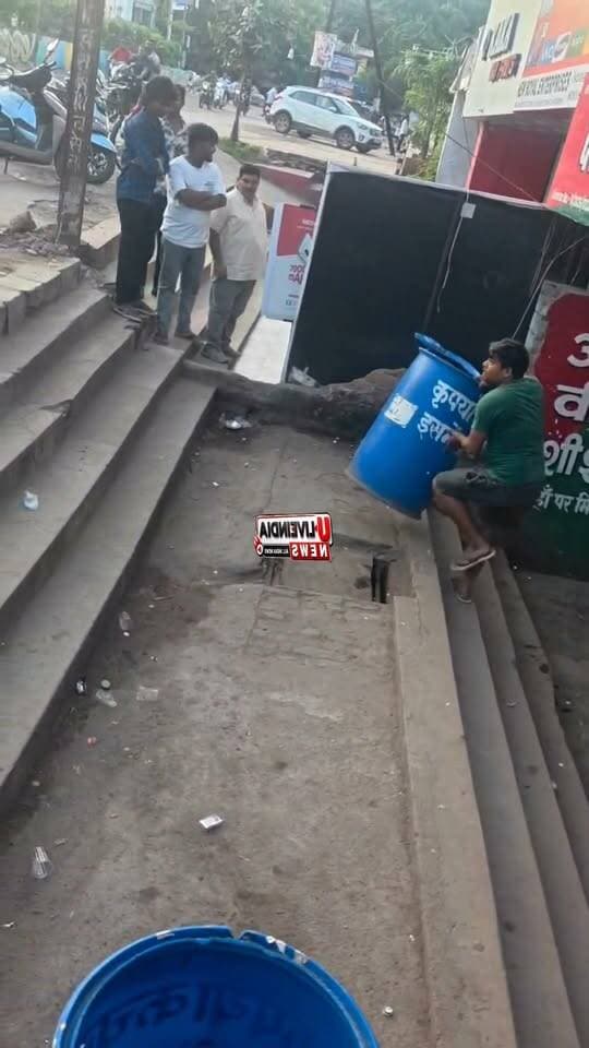 छतरपुर।पैसों के लेनदेन को लेकर आकाशवाणी तिराहे पर श्रद्धा की शराब कि कंपोजिट दुकान पर दुकानदार और ग्राहक का विवाद।