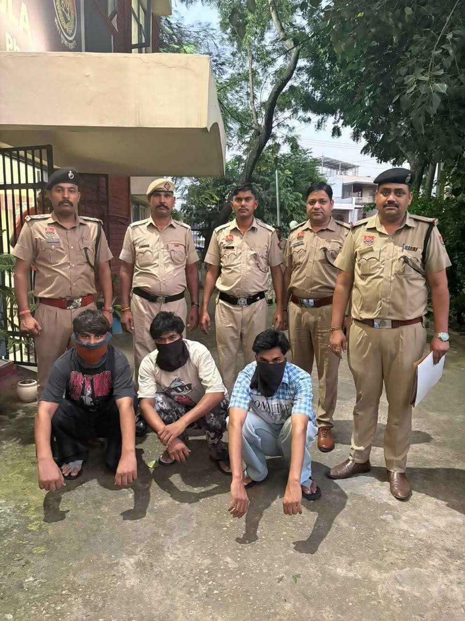 अलिफ लैला क्लब फायरिंग मामले में गिरफ्तार तीनों आरोपी 6 दिन के पुलिस रिमांड पर
पंचकूला/ 14 सितंबर:- पंचकूला पुलिस द्वारा अपराधियों के खिलाफ सख्त कार्रवाई करते हुए सेक्टर-11 स्थित अलिफ लैला क्लब में फायरिंग करने के मामले में तीन आरोपियों को गिरफ्तार किया गया है।
13 सितंबर को पुलिस चौकी सेक्टर-10 पंचकूला को सूचना मिली कि नाइट क्लब अलिफ लैला में फायरिंग हुई है। सूचना मिलते ही पुलिस टीमें मौके पर पहुंची और मौके से तीन आरोपियों को काबू किया। आरोपियों की पहचान लखबीर सिंह उर्फ लक्की, गुरप्रीत तथा करनजीत सिंह के रुप में हुई है। तीनों पंजाब के फिरोजपुर जिला के रहने वाले है।
डीसीपी पंचकूला आईपीएस अदिति सिंह के अनुसार इस मामलें में सैक्टर-5 थाना में भारतीय न्याय संहिता की गंभीर धाराओं व आर्म्स एक्ट के तहत मामला दर्ज किया गया। आज तीनों आरोपियों को कोर्ट में पेश कर 6 दिन का पुलिस रिमांड हासिल किया गया है। पुलिस रिमांड के दौरान आरोपियों से वारदात में प्रयोग अवैध हथियार की बरामदगी व स्त्रोत के बारे में गहनता से पूछताछ की जाएगी।
पुलिस कमिश्नर आईपीएस पंकज नैन: अवैध हथियार लेकर घूमने और सार्वजनिक स्थानों पर फायरिंग कर आमजन की सुरक्षा को खतरे में डालने वालों को किसी भी सूरत में बख्शा नहीं जाएगा। पंचकूला पुलिस ने इस मामले में त्वरित कार्रवाई की है। वारदात से जुड़े सभी आरोपियों और हथियार सप्लायरों को कानून के शिकंजे में लाया जाएगा।