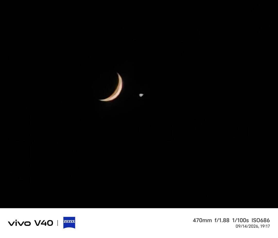 🌙✨ गणेश चतुर्थी पर आसमान में अद्भुत नजारा! चांद के साथ चमका तारा, मोबाइल कैमरे में कैद हुआ मनमोहक दृश्य 🙏
गणेश चतुर्थी के शुभ अवसर पर सोमवार शाम करीब 6:30 से 7:00 बजे के बीच आसमान में एक अनोखा नजारा देखने को मिला। चांद के साथ एक चमकता हुआ तारा दिखाई दिया, जिसने लोगों का ध्यान अपनी ओर खींच लिया।
इस खूबसूरत दृश्य को सचिन जैन ओर नितिन अग्रवाल ने अपने मोबाइल कैमरे में कैद किया। चांद और तारे की यह मनमोहक जुगलबंदी देखकर हर कोई रोमांचित हो उठा।
पावन पर्व पर दिखाई दिए इस नजारे को लोगों ने शुभ और मन को आनंदित करने वाला दृश्य माना। हालांकि, इस खगोलीय घटना के पीछे वैज्ञानिक कारण क्या है, इसकी आधिकारिक जानकारी फिलहाल प्राप्त नहीं हुई है।
📸 सचिन जैन के मोबाइल में कैद यह अद्भुत नजारा अब चर्चा का विषय बना हुआ है।
आपने भी देखा क्या यह खूबसूरत नजारा? कमेंट में बताएं और वीडियो को शेयर जरूर करें।
#गणेशचतुर्थी #गणपति_बप्पा_मोरया #अनोखानजारा #चांदऔरतारा #आसमानमेंनजारा #खूबसूरतदृश्य #खगोलीयघटना #वायरलन्यूज #वायरलवीडियो #आजकानजारा #प्रकृतिकासौंदर्य #मोबाइलमेंकैद #रतलाम #मध्यप्रदेश #GaneshChaturthi #GanpatiBappaMorya #ViralNews #MoonAndStar #BeautifulSky #ViralVideo