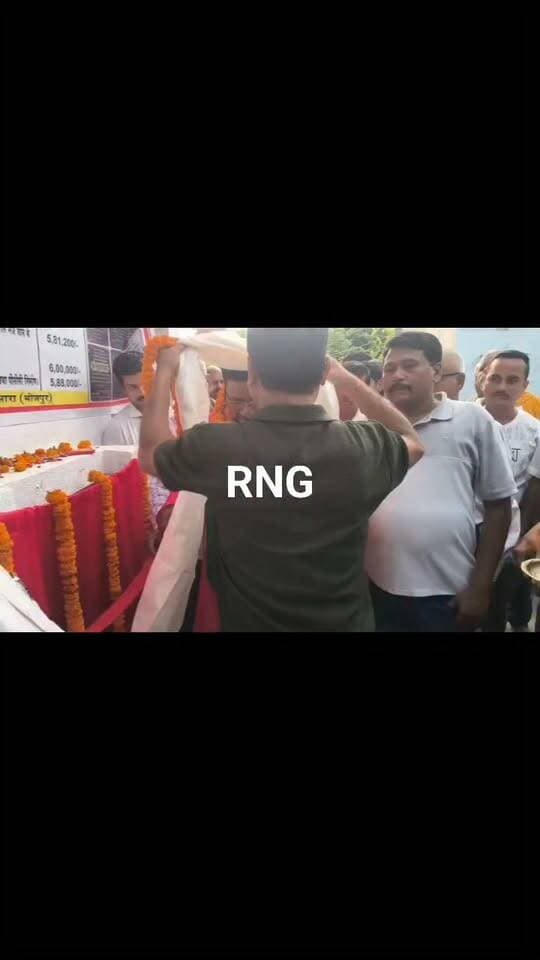 सांसद सुदामा प्रसाद ने 5 करोड़ रुपये की योजनाओं का किया उद्घाटन, 60 हाईमास्ट लाइट सहित विभिन्न सिविल वर्क शामिल
आरा,
आरा लोकसभा क्षेत्र के आरा, जगदीशपुर एवं पीरो अनुमंडल के विभिन्न प्रखंडों में सांसद स्थानीय क्षेत्र विकास योजना (MPLADS) के तहत वित्तीय वर्ष 2025-26 में अनुशंसित करीब 5 करोड़ रुपये की विभिन्न विकास योजनाओं का उद्घाटन आज दिनांक 14 सितंबर 2026 को सांसद कॉ. सुदामा प्रसाद ने किया।
इन योजनाओं में 12.5 मीटर ऊंचाई वाले 60 हाईमास्ट लाइटों की आपूर्ति एवं अधिष्ठापन कार्य के साथ-साथ विभिन्न सिविल वर्क भी शामिल हैं। सांसद की अनुशंसा पर भोजपुर जिले में कुल 60 स्थानों पर हाईमास्ट लाइट का अधिष्ठापन किया गया है।
हाईमास्ट लाइट के अधिष्ठापन से प्रमुख सार्वजनिक स्थलों, बाजारों, चौक-चौराहों एवं ग्रामीण क्षेत्रों में रात्रि के समय प्रकाश की बेहतर व्यवस्था होगी। इससे आम लोगों को आवागमन में सुविधा मिलने के साथ-साथ सार्वजनिक स्थानों पर सुरक्षा का वातावरण भी मजबूत होगा।
उद्घाटन के अवसर पर सांसद कॉ. सुदामा प्रसाद ने कहा कि आरा लोकसभा क्षेत्र के विकास के लिए वे लगातार जनता के बीच जाकर उनकी समस्याओं और आवश्यकताओं को समझने तथा उनके समाधान का प्रयास कर रहे हैं। सांसद स्थानीय क्षेत्र विकास योजना के माध्यम से क्षेत्र की बुनियादी सुविधाओं को मजबूत करना उनकी प्राथमिकताओं में शामिल है।
उन्होंने कहा कि क्षेत्र के विभिन्न हिस्सों में स्थानीय जरूरतों के आधार पर विकास योजनाओं को प्राथमिकता दी जा रही है। हाईमास्ट लाइट, सड़क, नाली, भवन एवं अन्य सिविल वर्क जैसी योजनाओं से आम जनता को प्रत्यक्ष रूप से लाभ मिलेगा।
सांसद ने कहा कि आरा लोकसभा क्षेत्र के प्रत्येक हिस्से तक विकास कार्य पहुंचाना और जनता की मूलभूत सुविधाओं को बेहतर बनाना उनकी प्रतिबद्धता है। जनहित से जुड़े मुद्दों को संसद के साथ-साथ संबंधित विभागों और मंत्रालयों के समक्ष लगातार उठाया जा रहा है तथा क्षेत्र के विकास के लिए हरसंभव प्रयास जारी रहेगा।