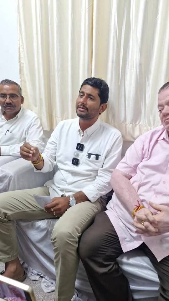 कांग्रेस जिलाध्यक्ष ने की वार्ता।
Laxman Singh Godara Mewaram Jain Harish Chaudhary Ummeda Ram Beniwal Govind Singh Dotasra
