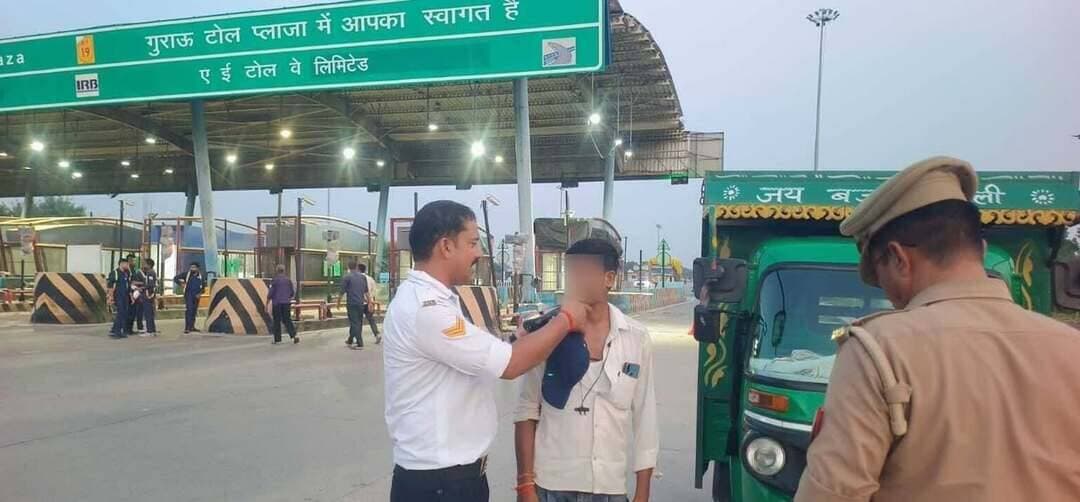 🚨 फिरोजाबाद: यातायात पुलिस का बड़ा अभियान, 65 ऑटो का चालान, 214 ओवर स्पीड पर कार्रवाई
फिरोजाबाद। वरिष्ठ पुलिस अधीक्षक आदित्य लांग्हे के निर्देशन और अपर पुलिस अधीक्षक राजेश घुनावत के पर्यवेक्षण में यातायात पुलिस ने जिले में विशेष अभियान चलाया।
अभियान में मानक से अधिक सवारी बैठाने, ड्रिंक एंड ड्राइव, काली फिल्म, अतिक्रमण और नाबालिग द्वारा ई-रिक्शा चलाने वालों पर कार्रवाई की गई।
कार्रवाई का विवरण -
- जैन मंदिर, आसफाबाद चौराहा, एटा चौराहा शिकोहाबाद, सुभाष चौराहा शिकोहाबाद और टूंडला चौराहे पर 50 मीटर के दायरे में ऑटो, ई-रिक्शा और ठेलों के अतिक्रमण को हटवाया गया। सभी को निर्धारित स्थान पर खड़ा करने के निर्देश दिए गए।
- मानक से अधिक सवारी बैठाने पर 65 ऑटो का मोटर वाहन अधिनियम में चालान।
- नाबालिग द्वारा ई-रिक्शा चलाने पर 1 ई-रिक्शा सीज, कड़ी चेतावनी दी गई।
- 1 गाड़ी ड्रिंक एंड ड्राइव में सीज।
- 14 वाहनों से काली फिल्म उतरवाई गई।
- 214 वाहन ओवर स्पीड में और 687 वाहनों पर अन्य धाराओं में वैधानिक कार्रवाई।
यातायात पुलिस ने अपील की है - निर्धारित क्षमता में ही सवारी बैठाएं, वाहन निर्धारित जगह पर ही खड़े करें, नाबालिग को वाहन न दें और यातायात नियमों का पालन करें।
पेज को फॉलो करें, खबर को शेयर करें, कमेंट में बताएं - आपके चौराहे पर जाम लगता है क्या?
@FirozabadPolice @Uppolice
#Firozabad #FirozabadTrafficPolice #TrafficAbhiyan #AdityaLanghe #UPPolice #FirozabadNews #Shikohabad #Tundla #AutoChallan #OverSpeed #DrinkAndDrive #DDMNews #BreakingNews