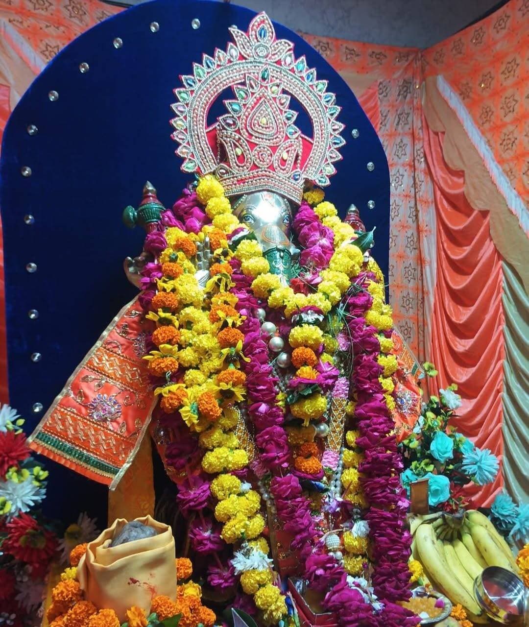 प्राचीन श्री राधाकृष्ण मंदिर प्रांगण में हुआ "42वें श्री गणेश जन्मोत्सव" का भक्तिमय आगाज, दिया पर्यावरण संरक्षण हेतु धातु की प्रतिमा स्थापित करने का संदेश!
फिरोजाबाद । सुहागनगरी इमामबाड़ा चौराहा स्थित प्राचीन श्री राधाकृष्ण मंदिर प्रांगण में सोमवार से 10 दिवसीय श्री गणेश जन्म चतुर्थी के 42वें महोत्सव का अत्यंत श्रद्धा व उल्लास के साथ शुभारंभ हुआ। जिसमें, आयोजकों एवं श्रद्धालुओं ने धर्म की मर्यादा के साथ-साथ पर्यावरण धर्म का पालन करने का संकल्प लेते हुए नगरवासियों से केवल मिट्टी, धातु एवं पर्यावरण के अनुकूल (इको-फ्रेंडली) प्रतिमाओं को ही स्थापित करने की भावुक अपील की, ताकि विसर्जन के दौरान हमारी नदियां और जलस्रोत दूषित न हों।
समारोह की शुरुआत में मुख्य अतिथि श्री भगवान गुप्ता (वकील साहब) ने ध्वजारोहण कर विघ्नहर्ता भगवान श्री गणेश का आह्वान किया और इसके उपरांत अशोक पोरवाल (कोल्डस्टोरेज वाले) ने दीप प्रज्वलित कर धार्मिक कार्यक्रम का विधिवत शुभारंभ किया। पूजन और अनुष्ठान मंदिर महंत विजय उपाध्याय द्वारा वैदिक मंत्रोच्चार के साथ संपन्न कराया गया, जिसमें समिति के सभी सदस्यों व श्रद्धालुओं ने पूरी श्रद्धा और उत्साह के साथ भाग लिया।
समिति के पदाधिकारियों एवं मुख्य अतिथि सत्यवीर गुप्ता ने बताया कि, इस ऐतिहासिक महोत्सव की शुरुआत आज से 42 वर्ष पूर्व स्वर्गीय श्री शिवशंकर पोरवाल (बट्टू बाबू) द्वारा की गई थी, जिसे आज 42वें वर्ष में भी पूरी निष्ठा के साथ निरंतर आगे बढ़ाया जा रहा है। 14 सितंबर से 25 सितंबर 2026 तक चलने वाले इस जन्मोत्सव के दौरान प्रतिदिन पूजा, भक्ति संकीर्तन, हवन और महाप्रसाद का आयोजन किया जाएगा।
आयोजन समिति के पदाधिकारियों व सदस्यों ने समस्त जनपदवासियों से धर्म लाभ उठाने और नदियों को प्रदूषण मुक्त रखने हेतु पर्यावरण के अनुकूल गणेश प्रतिमाएं ही पूजन में सम्मिलित करने की अपील की है।
इस अवसर पर मुख्य रूप से विनीत बाबू पोरवाल एवं सुभाष पालीवाल सहित सौरभ पोरवाल (श्री भगवान स्टोर), राहुल कुमार (अशोक टेलर्स), उमेश चन्द्र पोरवाल (बुन्नो), हरिश्चन्द्र पोरवाल, कमल पोरवाल, मुन्नालाल पोरवाल, ज्ञानेन्द्र पोरवाल, धीरज वर्मा, ठाकुर हरभजन सिंह, मनोज गुप्ता (बर्तन वाले), आशीष गौर, अनूप गर्ग, वी.पी. शर्मा, सुरेश चन्द्र (साईं),राकेश अग्रवाल, अनूप पोरवाल (गोलू), सत्यवीर गुप्ता (भाजपा), मनोज गुप्ता (चूड़ी वाले), आनन्द पोरवाल (राजी), दीपांशु पोरवाल व अन्य श्रद्धालुओं ने बढ़ चढ़कर धर्म लाभ उठाया।
........
पेज को फॉलो करें, खबर को शेयर करें, कमेंट में गणपति बप्पा मोरया लिखें।
@FirozabadPolice @FirozabadNews
#Firozabad #FirozabadNews #GaneshJanmotsav #GaneshChaturthi2026 #RadhaKrishnaMandir #ImambadaChauraha #EcoFriendlyGanesh #DDMNews #FirozabadBreaking #GanpatiBappaMorya #ViralNews #UPNews