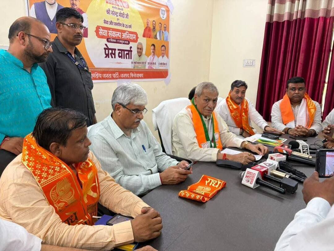 फिरोजाबाद: सर्किट हाउस में प्रेस वार्ता, प्रभारी मंत्री लक्ष्मी नारायण चौधरी ने सेवा संकल्प अभियान की जानकारी दी
फिरोजाबाद। भाजपा जिला और महानगर की ओर से सर्किट हाउस दबरई में सेवा संकल्प अभियान को लेकर प्रेस वार्ता हुई। प्रेस वार्ता को कैबिनेट मंत्री और जिले के प्रभारी मंत्री लक्ष्मी नारायण चौधरी ने संबोधित किया।
उन्होंने बताया कि प्रधानमंत्री नरेंद्र मोदी के 25 वर्षों की सेवा को लेकर 17 सितंबर से 17 अक्टूबर तक सेवा संकल्प अभियान चलेगा। इसका उद्देश्य जनकल्याणकारी योजनाओं का लाभ लोगों तक पहुंचाना और विकसित भारत-2047 के संकल्प से जोड़ना है।
अभियान के तहत स्वास्थ्य, रोजगार, पोषण, स्वच्छता, पर्यावरण संरक्षण के कार्यक्रम होंगे। 17 सितंबर शाम 7 बजे 'आशीर्वाद का दीया' जलाया जाएगा।
अभियान के प्रमुख कार्यक्रम: आशीर्वाद का दीया, सेवा दिवस, मेरे सपनों का भारत चित्र, नमो सेवा की अनकही कहानियां, आंगन मिलन सेवा, सेवा ज्योति कलश यात्रा (वडनगर से वाराणसी), सेवा सेतु, सेवा के रंग राष्ट्र के संग, इनोवेशन चैलेंज, सुशासन संवाद।
इस मौके पर जिलाध्यक्ष उदय प्रताप सिंह, महानगर अध्यक्ष सतीश दिवाकर, विधायक सदर मनीष असीजा, विधायक टूंडला प्रेमपाल धनगर, जिला सहकारी बैंक अध्यक्ष अतुल प्रताप सिंह, ब्लॉक प्रमुख लक्ष्मी नारायण यादव, पूर्व जिलाध्यक्ष मानवेन्द्र प्रताप सिंह लोधी, जिला प्रवक्ता अमित गुप्ता, ब्लॉक प्रमुख कमलेश राजपूत, मीडिया प्रभारी आकाश गुप्ता, राम नरेश कटारा, देवेश भारद्वाज, दीपक गुप्ता कालू, अजीत राजपूत, प्रमोद पाल बघेल, राजीव गुप्ता, विपिन शिवहरे, आनंद अग्रवाल, सुरेंद्र सावन झा, पवन चक सहित अन्य कार्यकर्ता मौजूद रहे।
पेज को फॉलो करें, खबर को शेयर करें, कमेंट में अपनी राय दें।
@BJP4UP @BJP4Firozabad
#FirozabadNews #SevaSankalpAbhiyan #LaxmiNarayanChaudhary #BJPNews #FirozabadBreaking #DDMNews #UPBJP #ViksitBharat2047 #ViralNews