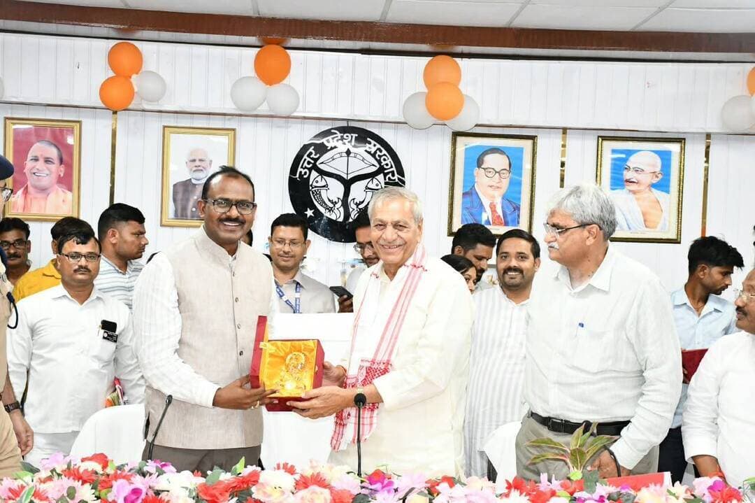फिरोजाबाद: प्रभारी मंत्री लक्ष्मी नारायण चौधरी ने दिए निर्देश, सेवा संकल्प अभियान को ऐतिहासिक बनाएं
फिरोजाबाद, 14 सितंबर। कलेक्ट्रेट सभागार में प्रभारी मंत्री लक्ष्मी नारायण चौधरी की अध्यक्षता में सेवा संकल्प अभियान की तैयारी को लेकर समीक्षा बैठक हुई। यह अभियान 17 सितंबर से 17 अक्टूबर तक चलेगा।
बैठक में प्रभारी मंत्री ने कहा कि प्रधानमंत्री के जन्मदिन से बड़ा उत्सव नहीं हो सकता। यह अभियान केवल औपचारिकता न रहे, इसे जनपद में ऐतिहासिक बनाना है। जनप्रतिनिधि और प्रशासनिक अधिकारी आपस में तालमेल से काम करें, लापरवाही बरतने वालों पर सख्त कार्रवाई होगी।
अभियान के तहत होंगे ये कार्यक्रम -
- आशीर्वाद का दीया - ग्राम पंचायत सचिवालय, PHC, CHC और 80 प्रतिशत लाभार्थियों के घरों पर दीप प्रज्ज्वलन और फल वितरण।
- स्वच्छता अभियान - 25 दिनों तक धरातल पर वृहद सफाई अभियान।
- सेवा सेतु - छूटे हुए पात्रों के लिए कैंप लगाकर आयुष्मान कार्ड, विधवा पेंशन जैसे कार्य।
- इसके अलावा मेरे सपनों का भारत चित्रकला प्रतियोगिता, नमो सेवा, आंगन मिलन और सेवा के रंग राष्ट्र के संग जैसे सांस्कृतिक कार्यक्रम होंगे।
बैठक में विधायक मनीष असीजा, मेयर कामिनी राठौर, जिलाधिकारी संतोष कुमार शर्मा, एसएसपी आदित्य लांग्हे, जिला अध्यक्ष उदय प्रताप सिंह, महानगर अध्यक्ष सतीश दिवाकर सहित सभी जिला स्तरीय अधिकारी मौजूद रहे।
