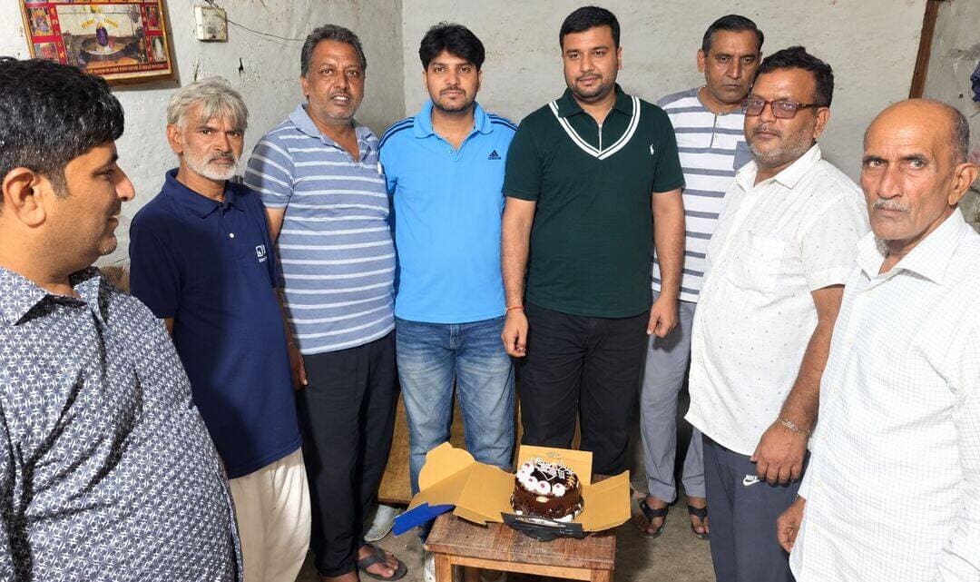 गौरव पांचाल ने अपने बड़े भाई प्यारे दोस्त निशांत अरोड़ा जी का जन्मदिन केक काटकर मनाया।
झज्झर चुंगी