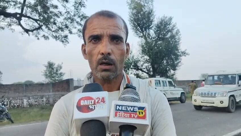 चित्रकूट से इस वक्त की बड़ी खबर सामने आ रही है।
पहाड़ी थाना क्षेत्र के अशोह गांव में हुए भीषण विस्फोट के मामले में 5 घंटे से ज्यादा का समय बीत चुका है, लेकिन पुलिस के सामने अभी भी सबसे बड़ा सवाल यही है कि आखिर विस्फोट करने वाला व्यक्ति कौन था और मौके से मिले शव अथवा मानव अंग किसके हैं।
घटना के बाद से पुलिस लगातार मौके पर जांच-पड़ताल और तलाश में जुटी हुई है, लेकिन अभी तक मृतक की पहचान को लेकर कोई ठोस जानकारी सामने नहीं आई है।
मौके पर करीब चार थानों की पुलिस फोर्स तैनात है। इसके साथ ही चित्रकूट पुलिस अधीक्षक अरुण कुमार सिंह, अपर पुलिस अधीक्षक और सीओ राजापुर सहित पुलिस के वरिष्ठ अधिकारी घटनास्थल पर मौजूद हैं।
विस्फोट इतना भीषण था कि जमीन में बड़ा गड्ढा बन गया और आसपास के क्षेत्र में भी हड़कंप मच गया। मौके से मानव अंग मिलने के बाद पुलिस के सामने यह चुनौती और बढ़ गई है कि आखिर यह घटना कैसे हुई और इसमें शामिल व्यक्ति कौन था।
फिलहाल पुलिस की जांच जारी है और घटनास्थल को सुरक्षित रखते हुए हर पहलू से जांच की जा रही है।
अब सबसे बड़ा सवाल यही है—आखिर वह व्यक्ति कौन था, जिसने यहां विस्फोट किया और मौके पर उसकी मौत कैसे हुई?
पुलिस की जांच और विशेषज्ञ टीमों की रिपोर्ट के बाद ही पूरे मामले से पर्दा उठने की उम्मीद है।