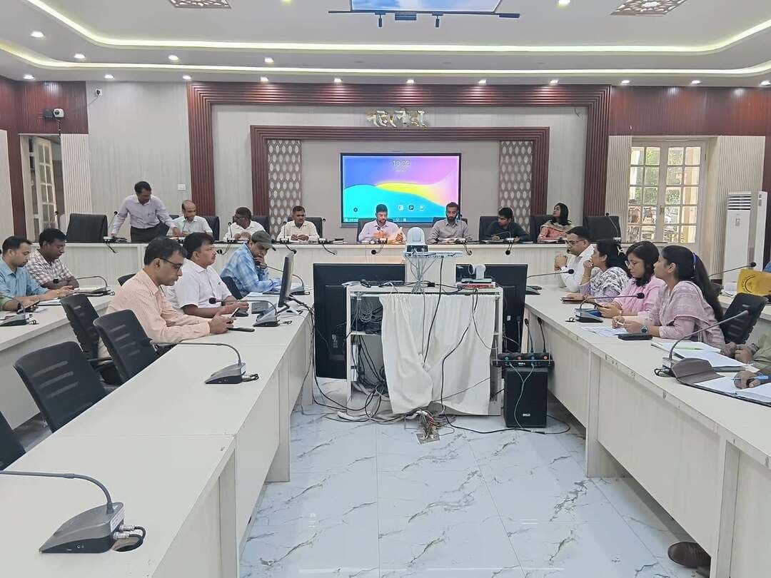 समाहरणालय पूर्णिया,
जनसंपर्क कार्यालय,
प्रेस विज्ञप्ति:-1365,
दिनांक 14/9/2026,
==================
जिलाधिकारी की अध्यक्षता में साप्ताहिक समीक्षा बैठक संपन्न: लंबित कार्यों को समय-सीमा में पूर्ण करने और जनसमस्याओं के त्वरित समाधान का निर्देश:-
जिलाधिकारी श्री अंशुल कुमार (भा.प्र.से.) की अध्यक्षता में समाहरणालय स्थित महानंदा सभागार में सरकार की विभिन्न जनकल्याणकारी एवं विकास योजनाओं की समीक्षा हेतु साप्ताहिक बैठक का आयोजन किया गया।
बैठक में विभागवार प्रगति की गहन समीक्षा की गई, जिस पर जिलाधिकारी ने संतोष व्यक्त करते हुए सभी लंबित मामलों को निर्धारित समय-सीमा के अंदर गुणवत्तापूर्ण ढंग से निष्पादित करने का निर्देश दिया।
समीक्षा बैठक के प्रमुख बिंदु एवं निर्देश:---
भूमि आवंटन एवं अवसंरचना निर्माण::- सदर अस्पताल: सदर अस्पताल के निर्माण हेतु 7 से 12 एकड़ भूमि की उपलब्धता शीघ्र सुनिश्चित करने का निर्देश।
अन्य परियोजनाएं:-- कब्रिस्तान,श्रम सुविधा केंद्र तथा अग्निशमन विभाग के लिए भूमि चिन्हित करने और जननायक कर्पूरी ठाकुर बालिका छात्रावास निर्माण की प्रक्रिया समय पर पूर्ण करने का निर्देश।
प्रशासकीय कार्य एवं जन शिकायतें:----
विशेष कोषांग: विभागीय समस्याओं के त्वरित एवं प्रभावी निष्पादन के लिए जिले में 3 नए महत्वपूर्ण कोषांगों का गठन किया जाएगा।
जनता दरबार एवं सहयोग पोर्टल:-- प्राप्त आवेदनों का 10 दिनों के भीतर अनिवार्य रूप से निष्पादन करने का समय निर्धारित।
नीलाम पत्र शाखा: लंबित मामलों का निष्पादन तय समय में न होने पर संबंधित अधिकारी/कर्मी से स्पष्टीकरण मांगने का निर्देश।
विशेष अभियान एवं आगामी कार्यक्रम:--
सेवा संकल्प अभियान (17 सितंबर से 17 अक्टूबर 2026):--- चिन्हित स्थलों पर सभी आवश्यक सुविधाएं समय से उपलब्ध कराने का निर्देश।
सम्बंधित विभागीय अधिकारियों से समन्वय स्थापित कर जिला जनसंपर्क पदाधिकारी को लाभार्थियों के वीडियो/टेस्टिमोनियल तैयार करने तथा जिला कला एवं संस्कृति पदाधिकारी को तिथिवार कार्यक्रम आयोजित करने के निर्देश दिए गए।
पूर्व मुख्यमंत्री स्व. भोला पासवान शास्त्री की 113वीं जयंती: --राजकीय समारोह की तैयारियां, साफ-सफाई एवं आवश्यक व्यवस्थाओं को ससमय पूर्ण करने का निर्देश।
विभागीय समीक्षा एवं निर्देश:---
खाद्य एवं आपूर्ति:-- अनुमंडल पदाधिकारियों को राशन कार्ड के प्राप्त आवेदनों की शीघ्र जांच कर निर्गमन की कार्रवाई का निर्देश। सहकारिता एवं जिला भू-अर्जन पदाधिकारी:-- पैक्स/व्यापार मंडल द्वारा आपूर्ति CMR की राशि का ससमय भुगतान और जिला भू-अर्जन पदाधिकारी को खगड़िया-पूर्णिया खंड से संबंधित अधिसूचना उपलब्ध कराने का निर्देश।
अन्य: सामाजिक सुरक्षा पेंशन/योजनाओं हेतु सभी BDO से प्रमाणीकरण प्राप्त करने, RTPS, मानवाधिकार, आयुष्मान भारत (ABDM), और आपदा अनुग्रह अनुदान के मामलों में तेजी लाने तथा माननीय न्यायालय से सम्बंधित मामलों को प्राथमिकता के आधार पर निष्पादन करने का निर्देश दिया गया।
इस समीक्षा बैठक में श्री राजीव कुमार उप विकास आयुक्त, अपर समाहर्ता (राजस्व, आपदा, विधि-व्यवस्था एवं विभागीय जांच), जिला लोक शिकायत निवारण पदाधिकारी, जिला शिक्षा पदाधिकारी, जिला जनसंपर्क पदाधिकारी सहित जिला स्तरीय पदाधिकारी प्रत्यक्ष रूप से तथा सभी अनुमंडल एवं प्रखंड स्तर के अधिकारी वीडियो कॉन्फ्रेंसिंग के माध्यम से जुड़े थे।
Information & Public Relations Department, Government of Bihar