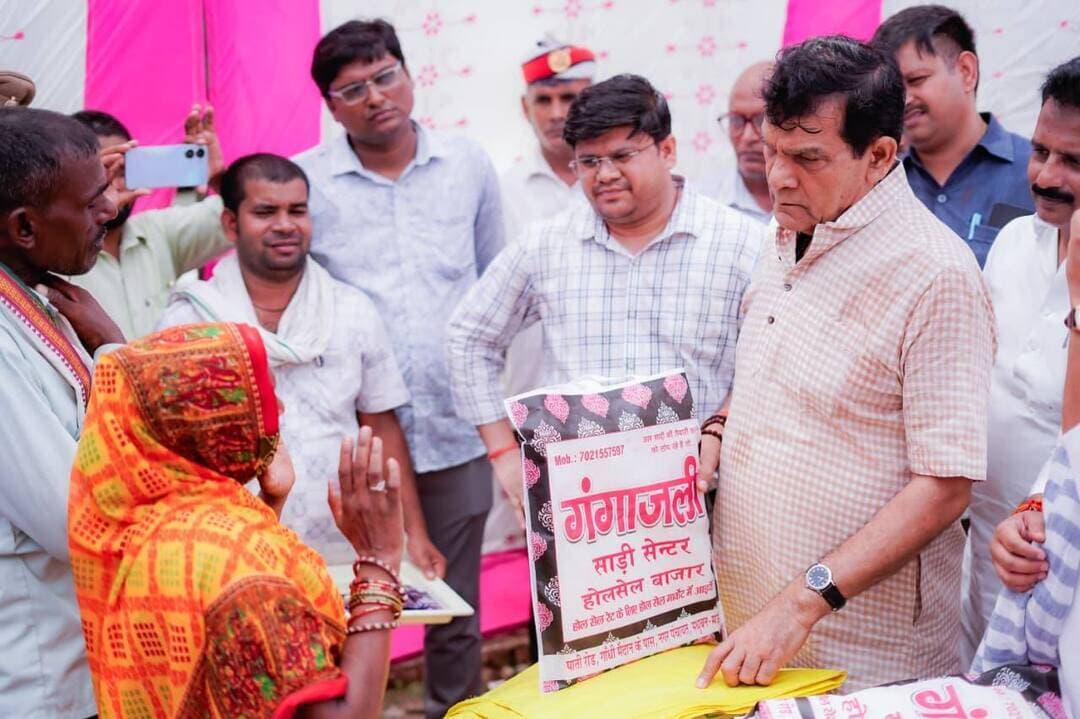 मऊ में बाढ़ प्रभावित इलाकों में पहुंचे मंत्री ए.के. शर्मा, राहत सामग्री बांटकर जाना पीड़ितों का हाल
मऊ में बाढ़ प्रभावित इलाकों का नगर विकास एवं ऊर्जा मंत्री ए.के. शर्मा ने दौरा किया। मधुबन और दुबारी क्षेत्र में पहुंचकर मंत्री ने बाढ़ पीड़ितों से मुलाकात की और राहत शिविर का निरीक्षण कर व्यवस्थाओं का जायजा लिया।
मंत्री ए.के. शर्मा ने जनता इंटर कॉलेज परिसर में संचालित राहत शिविर का निरीक्षण किया। यहां उन्होंने बाढ़ प्रभावित परिवारों से मुलाकात कर उनका हाल जाना और प्रशासन की ओर से उपलब्ध कराई जा रही सुविधाओं की जानकारी ली। इस दौरान बाढ़ पीड़ितों को खाद्य सामग्री के पैकेट, दवाइयां और राहत सामग्री किट भी वितरित की गई।
मंत्री ने अधिकारियों को राहत और बचाव कार्यों में तेजी लाने के निर्देश दिए। निचले और जलभराव वाले इलाकों में फंसे लोगों और पशुओं को जरूरत के मुताबिक सुरक्षित स्थानों पर पहुंचाने को कहा। राहत शिविरों में भोजन, शुद्ध पेयजल और चिकित्सा सुविधाओं की पर्याप्त व्यवस्था सुनिश्चित करने के निर्देश दिए गए।
मंत्री ने स्वास्थ्य विभाग को बाढ़ का पानी उतरने के बाद संभावित संक्रामक बीमारियों की रोकथाम के लिए मेडिकल टीमों को सक्रिय रखने, दवाओं की उपलब्धता, स्वच्छता और एंटी-लार्वा छिड़काव जैसे निरोधात्मक कार्य समय से कराने के निर्देश दिए। उन्होंने कहा कि राहत कार्यों में किसी भी स्तर पर लापरवाही नहीं होनी चाहिए और हर जरूरतमंद तक समय से सहायता पहुंचनी चाहिए।