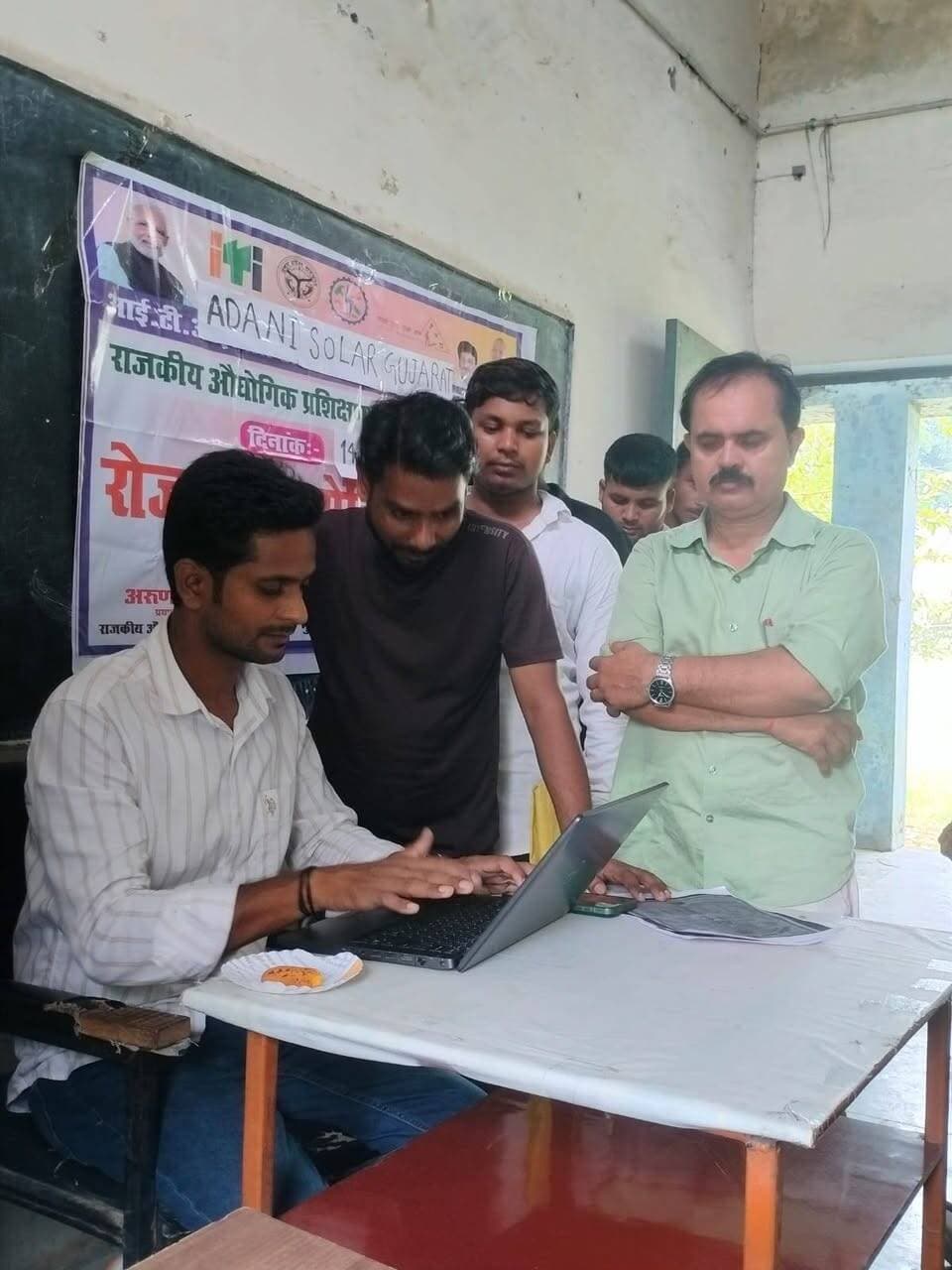राजकीय आईटीआई सहादतपुरा, मऊ में आयोजित रोजगार मेले में 80 लाभार्थियों को मिला रोजगार।
राजकीय औद्योगिक प्रशिक्षण संस्थान (आईटीआई) सहादतपुरा, मऊ परिसर में आज एक दिवसीय रोजगार मेला (कैम्पस प्लेसमेंट) आयोजित किया गया। रोजगार मेले में निजी क्षेत्र की अडानी सोलर, कच्छ, गुजरात (थर्ड पार्टी–नेक्स्ट स्टेज इकोनॉमिक्स) कंपनी द्वारा प्रतिभाग किया गया। रोजगार मेले में कुल 150 लाभार्थियों ने प्रतिभाग किया, जिनमें से चयन प्रक्रिया के उपरांत 80 लाभार्थियों को रोजगार से जोड़ा गया। इस अवसर पर रोजगार प्रभारी श्री योगेन्द्र यादव ने बताया कि अधिक से अधिक युवाओं को रोजगार के अवसर उपलब्ध कराने के उद्देश्य से प्रत्येक माह रोजगार मेले का आयोजन किया जा रहा है। उन्होंने कहा कि इच्छुक लाभार्थी ऐसे रोजगार मेलों में प्रतिभाग कर रोजगार के अवसर प्राप्त कर सकते हैं। प्रधानाचार्य अरुण यादव ने कहा कि आईटीआई में प्रशिक्षण प्राप्त कर रहे एवं प्रशिक्षण पूर्ण कर चुके युवाओं को रोजगार उपलब्ध कराने के लिए संस्थान द्वारा निरंतर प्रयास किए जा रहे हैं। रोजगार मेले युवाओं को उनकी योग्यता एवं कौशल के अनुरूप निजी क्षेत्र में रोजगार प्राप्त करने का बेहतर अवसर प्रदान कर रहे हैं। रोजगार मेले में कुशाग्र सिंह कुशवाहा, एच रहमान, अनीता, अभिषेक शर्मा, श्याम सुंदर चौहान, कृष्ण गोपाल दुबे, रमेश यादव, उपेन्द्र कुमार, शिवकुमार गौतम, सरिता विश्वकर्मा, राजकुमार भारती, वीरेन्द्र प्रताप, सतेंद्र सिंह सहित अन्य अधिकारी एवं कर्मचारी उपस्थित रहे।