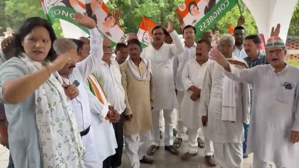 मऊ में स्वास्थ्य व्यवस्था और OBC जनगणना को लेकर कांग्रेस का प्रदर्शन, डीएम को सौंपा दो-सूत्रीय ज्ञापन