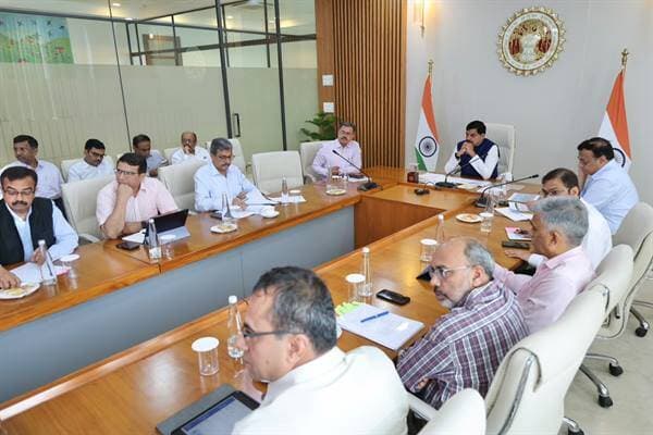 प्रधानमंत्री श्री मोदी द्वारा प्रज्ज्वलित विकास के दीपक का प्रकाश फैल रहा हैं देशभर में : मुख्यमंत्री डॉ. यादव
प्रधानमंत्री श्री मोदी के जन्म दिवस पर दीप प्रज्ज्वलित कर होगा आभार प्रदर्शन
17 सितम्बर से 17 अक्टूबर तक चलेगा सेवा-संकल्प अभियान
बेहतर समन्वय और अधिक से अधिक जनसहभागिता की जाये सुनिश्चित
मुख्यमंत्री डॉ. यादव ने की सेवा-संकल्प अभियान की तैयारियों की समीक्षा
==========================================================
मुख्यमंत्री डॉ. मोहन यादव ने कहा है कि प्रधानमंत्री श्री नरेन्द्र मोदी द्वारा प्रज्ज्वलित विकास के दीपक का प्रकाश देशभर में फैल रहा है। यह श्री मोदी के सेवा और जिम्मेदारी के 25 वर्षों के उजास का प्रतीक है। प्रदेश में सेवा-संकल्प अभियान 17 सितम्बर से 17 अक्टूबर तक संचालित होगा। प्रदेशवासी प्रधानमंत्री श्री मोदी के जन्म दिवस 17 सितम्बर को बड़ी संख्या में दीप प्रज्जवलित कर उनके प्रति आभार प्रदर्शित करेंगे, हमारा प्रयास हो कि इस अवसर पर दीप प्रज्ज्वलन का विश्व रिकॉर्ड कायम हो। सेवा संकल्प अभियान का आयोजन ग्राम और नगर स्तर पर अधिक से अधिक जनसहभागिता सुनिश्चित करते हुए उत्साह पूर्वक किया जाये। सभी कार्यक्रमों की पूर्व तैयारी के लिए अधिकारियों-कर्मचारियों की जिम्मेदारी तय कर प्रभावी मॉनीटरिंग हो। विभिन्न कार्यक्रमों की व्यवस्था के लिए अधिकारियों-कर्मचारियों के साथ ही जनप्रतिनिधियों से भी बेहतर समन्वय और सभी संबंधितों की शत्-प्रतिशत सहभागिता सुनिश्चित की जाए। मुख्यमंत्री डॉ. यादव ने कहा कि सेवा के रंग-राष्ट्र के संग कार्यक्रम के अंतर्गत जबलपुर में ह्युमन रंगोली का राज्य स्तरीय आयोजन किया जाएगा। मुख्यमंत्री डॉ. यादव ने सेवा संकल्प अभियान की प्रदेश में जारी तैयारियों की समत्व भवन में समीक्षा के दौरान यह निर्देश दिए।
बैठक में उपमुख्यमंत्री श्री राजेन्द्र शुक्ल, मंत्री श्री कैलाश विजयवर्गीय, मंत्री श्री प्रहलाद पटेल, मंत्री श्री राकेश सिंह, मंत्री सुश्री निर्मला भूरिया, मंत्री श्री विश्वास सारंग, श्री नागर सिंह चौहान, मंत्री श्री राकेश शुक्ला, मंत्री श्री इन्दर सिंह परमार और राज्यमंत्री श्री नरेन्द्र शिवाजी पटेल वर्चुअली शामिल हुए। समत्व भवन में हुई बैठक में मुख्य सचिव श्री अशोक बर्णवाल, अपर मुख्य सचिव श्री नीरज मंडलोई, श्री केसी गुप्ता, श्री संजय दुबे, श्री अनुपम राजन, श्री संजय शुक्ला, श्री शिवशेखर शुक्ला तथा अन्य अधिकारी उपस्थित थे। बैठक में छिंदवाड़ा जिले से कलेक्टर श्री हरेंद्र नारायन, एसडीएम छिंदवाड़ा श्री सुधीर जैन सहित अन्य अधिकारी कलेक्टर कार्यालय छिंदवाड़ा के मिनी सभा कक्ष से वर्चुअली जुड़े।
अभियान के अंतर्गत संचालित गतिविधियों पर प्रस्तुतिकरण
· सेवा-संकल्प अभियान की शुरुआत प्रधानमंत्री श्री नरेन्द्र मोदी के जन्म दिवस 17 सितम्बर को आर्शीवाद का दिया कार्यक्रम के अंतर्गत प्रदेश में दीप प्रज्ज्वलन के साथ होगी। उज्जैन के महाकाल महालोक सहित प्रदेश की सभी ग्राम पंचायतों और नगरीय निकायों के प्रत्येक वार्ड में शाम 7 बजे एकसाथ दीप प्रज्ज्वलित किए जाएंगे। मुख्यमंत्री डॉ. यादव, उज्जैन के कार्यक्रम में सहभागिता करेंगे। प्रदेश के सभी लाभार्थी परिवारों और संस्थाओं को दीप प्रज्जवलन में शामिल किया जाए। प्रयास है कि इस महत्वपूर्ण अवसर पर मध्यप्रदेश दीप प्रज्जवलन में विश्व रिकॉर्ड कायम करे। इसी दिन सभी स्वास्थ्य केंद्रों और मेडिकल कॉलेजों में रक्तदान शिविर आयोजित होंगे। बैठक में रक्त संग्रह, परिवहन और संग्रहण के लिए आवश्यक व्यवस्था के भी निर्देश दिए हैं। कार्यक्रम के राज्य प्रभारी, नगरीय विकास एवं आवास मंत्री श्री कैलाश विजयवर्गीय होंगे।
· सेवा-संकल्प अभियान के अंतर्गत मेरे सपनों का भारत कार्यक्रम में 19 से 26 सितम्बर तक जिलास्तर पर और 4 व 5 अक्टूबर को राज्यस्तर पर चित्रकला और भाषण प्रतियोगिताएं होंगी। इनमें सभी शासकीय और निजी स्कूल, कॉलेज भागीदारी करेंगे। राज्यस्तरीय प्रतियोगिता के विजेता विद्यार्थियों को पुरस्कार और मुख्यमंत्री जी द्वारा हस्ताक्षरित प्रमाण-पत्र वितरित किए जाएंगे। कार्यक्रम के राज्य प्रभारी, स्कूल शिक्षा मंत्री श्री राव उदय प्रताप सिंह होंगे।
· नमो सेवा-अनकही कहानियां गतिविधि 19 सितम्बर से 5 अक्टूबर तक होगी, जिसके अंतर्गत विभिन्न सार्वजनिक स्थलों पर नुक्कड़ नाटकों की प्रस्तुति होगी। कार्यक्रम के राज्य प्रभारी संस्कृति मंत्री श्री धर्मेन्द्र सिंह लोधी होंगे।
· आंगन मिलन सेवा का आयोजन 26 सितम्बर से 5 अक्टूबर तक सभी आंगनवाड़ियों में होगा। इसके अंतर्गत बच्चों और माताओं के लिए स्वल्पाहार, खेल सामग्री, पठन सामग्री आदि की व्यवस्था की जाएगी। मुख्यमंत्री जी की अपील का वीडियो भी आंगनवाड़ी में महिलाओं और बच्चों को दिखाया जाएगा। आंगन मिलन सेवा में स्वास्थ्य, पोषण, टीकाकरण, एनीमिया और स्वच्छता की जानकारी दी जाएगी। कार्यक्रम के राज्य प्रभारी महिला एवं बाल विकास मंत्री सुश्री निर्मला भूरिया होंगी।
· सेवा की कहानी कार्यक्रम 17 सितम्बर से 17 अक्टूबर तक होगा। इसके अंतर्गत केन्द्र/राज्य सरकार की योजनाओं से जिन हितग्राहियों का जीवन बदला है, आभार स्वरूप उनके संदेश जारी किए जाएंगे। कार्यक्रम की राज्य प्रभारी, नगरीय विकास एवं आवास राज्यमंत्री श्रीमती प्रतिमा बागरी होंगी।
· सेवा ज्योति कलश यात्रा 7 अक्टूबर को प्रत्येक विधानसभा क्षेत्र में निकाली जाएगी। इसके अंतर्गत जिला विकास पुस्तिकाओं का वितरण और जिले में हुई विकास गतिविधियों पर चर्चा होगी। कार्यक्रम के राज्य प्रभारी खेल एवं युवा कल्याण मंत्री श्री विश्वास सारंग होंगे।
· बड़नगर (गुजरात)-वाराणसी सेवा यात्रा की अवधि 17 सितम्बर से 7 अक्टूबर तक रहेगी। प्रदेश के सभी जिलों से यह यात्रा गुजरेगी। कार्यक्रम के प्रभारी लोक स्वास्थ्य एवं चिकित्सा शिक्षा मंत्री श्री नरेन्द्र शिवाजी पटेल होंगे।
· सेवा मेरा योगदान कार्यक्रम 2 अक्टूबर से 10 अक्टूबर तक होगा। जिसके अंतर्गत समाज के सभी वर्गों और संस्थाओं की सहभागिता से विभिन्न सेवा गतिविधियां संचालित की जाएंगी। कार्यक्रम के राज्य प्रभारी लोक निर्माण मंत्री श्री राकेश सिंह होंगे।
· सेवा सेतु अभियान 2 से 10 अक्टूबर तक होगा। कार्यक्रम में विकास खण्ड स्तर पर और नगरीय निकायों में जोन वार शिविरों का आयोजन किया जाएगा। केन्द्र और राज्य सरकार की विभिन्न हितग्राही मूलक योजनाओं के हितलाभ पात्र हितग्राहियों को मौके पर ही प्रदान किए जाएंगे। इस कार्यक्रम से जनविश्वास अभियान को भी जोड़ा जाएगा। कार्यक्रम के राज्य प्रभारी लोक स्वास्थ्य एवं चिकित्सा शिक्षा मंत्री श्री राजेन्द्र शुक्ल, होंगे।
· सेवा के रंग राष्ट्र के संग कार्यक्रम में भोपाल, इंदौर, जबलपुर, ग्वालियर, झाबुआ और अलीराजपुर में 9 और 10 अक्टूबर को बड़े पैमाने पर जनसहभागिता से ह्युमन रंगोली का निर्माण किया जाएगा। कार्यक्रम के राज्य प्रभारी अनुसूचित जाति कल्याण मंत्री श्री नागर सिंह चौहान होंगे।
· सेवा फर्स्ट इनोवेशन चैलेंज कार्यक्रम 12 अक्टूबर को होगा। जिसमें इन्क्यूबेटर्स, स्टार्टअप लीडर्स और इनोवेटर्स सहभागिता करेंगे। कार्यक्रम के राज्य प्रभारी मंत्री श्री राकेश शुक्ला, औद्योगिक नीति एवं निवेश प्रोत्साहन होंगे।
· सुशासन सेवा संवाद का कार्यक्रम राष्ट्रीय स्तर पर 17 अक्टूबर को नई दिल्ली में आयोजित किया जाएगा। जिसमें प्रदेश के पंच-सरपंच शामिल होंगे। कार्यक्रम के राज्य प्रभारी पंचायत एवं ग्रामीण विकास मंत्री श्री प्रहलाद पटेल होंगे।
· 25 साल-25 कहानियां के अंतर्गत सभी जिलों में गणमान्य नागरिकों और प्रबुद्ध वर्ग के परिवारों को केन्द्र सरकार से प्राप्त होने वाली किट्स भेंट की जाएंगी। कार्यक्रम के राज्य प्रभारी उच्च शिक्षा मंत्री श्री इंदरसिंह परमार होंगे।
· विकसित भारत संकल्प यात्रा इन्फ्लूऐंसर एक्सचेंज कार्यक्रम के अंतर्गत प्रदेश में आए अन्य राज्यों के सोशल मीडिया के इन्फ्लूऐंसर्स प्रदेश के जिलों का भ्रमण करेंगे। कार्यक्रम के राज्य प्रभारी उच्च शिक्षा मंत्री श्री इन्दर सिंह परमार होंगे।
बैठक में सेवा सेतु मेगा शिविरों की विकासखण्डवार और जोनवार तैयारी कर अधिक से अधिक पात्र हितग्राहियों को विभिन्न शासकीय योजनाओं का लाभ दिलाने के निर्देश दिए गए। साथ ही अभियान के अंतर्गत आयोजित होने वाले कार्यक्रमों में शामिल होने प्रतिभागियों के आवागमन, भ्रमण, भोजन आदि की बेहतर व्यवस्था सुनिश्चित करने के लिए जिलाधिकारियों को निर्देशित किया गया।