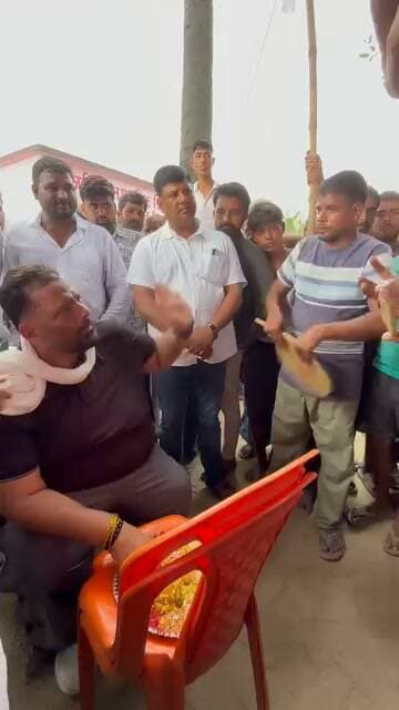 तेजस्वी यादव के क्षेत्र में पप्पू यादव बाढ़ पीड़ितों को मदद करने पहुंचे, खाए खाना